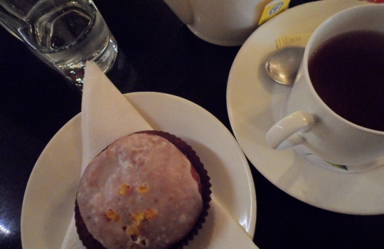 Galleria fotograficaQuest&rsquo;uomo dagli occhi intelligenti e il sorriso bonario si chiama Adam Chrząstowski ed &egrave; il profeta della Nowe kuchni polskiej, la nuova cucina polacca, secondo una sua stessa definizione. Quarantatreenne di Varsavia, da quattro anni ha aperto il suo ristorante Ancora (all&rsquo;italiana, con l&rsquo;accento sulla prima &ldquo;a&rdquo;. Come a dire: di nuovo) a Cracovia, seconda citt&agrave; della Polonia, ma da sempre principale centro culturale, artistico e universitario del Paese.Krak&oacute;w &egrave; una bella citt&agrave;, con un nucleo storico (Stare Miasto) ricco di attrattive anche perch&eacute; quasi del tutto immune dalle distruzioni della seconda guerra mondiale, che hanno invece martoriato, ad esempio, Varsavia o Breslavia. Per secoli &egrave; stata residenza dei re polacchi &ndash; &egrave; tuttora Pantheon della nazione &ndash; poi terza citt&agrave; dell&rsquo;impero asburgico dopo Vienna e Budapest, sempre animata da una vivace vita commerciale, ci si trova all&rsquo;intersezione tra l&rsquo;antica via dell&rsquo;ambra, tra Carpazi e Baltico, e quella Est-Ovest che da Kiev conduce a Praga. Anche per queste molteplici influenze, dal punto di vista architettonico vanta un armonioso sovrapporsi di stili: romanico, gotico, rinascimentale (di diretta derivazione italiana, anche grazie a Bona Sforza, figlia di Gian Galeazzo, andata sposa a Sigismondo I Jagellone e dunque diventata regina), barocco... Nella foto, Rynek Głowny, ossia la pi&ugrave; grande piazza medioevale d&rsquo;Europa, cuore della citt&agrave;, con sulla sinistra la Sukiennice, gotico mercato dei tessuti, e a destra la Kości&oacute;ł Mariacki, chiesa dedicata a Maria.L&rsquo;intensit&agrave; della vita sociale cracovienne si &egrave; sempre riscontrata anche in cucina, ma i decenni sotto l&rsquo;ombrello sovietico hanno prodotto una cesura che solo ora, faticosamente, si sta cercando di ricucire. L&rsquo;isolamento &egrave; durato troppo per non pesare ancora e fa s&igrave; che in citt&agrave; furoreggino i ristoranti &ldquo;d&rsquo;importazione&rdquo; &ndash; italiani in primis &ndash; di qualit&agrave; spesso discutibile: oggi tutto ci&ograve; che &egrave; (pi&ugrave; o meno) esotico attira, dal momento che fino all&rsquo;altro ieri era vietato... L&rsquo;alta cucina &egrave; tendenzialmente d&rsquo;ispirazione francese e/o internazionale (ma senza alcun particolare acuto), mentre della tradizione polacca viene recuperata solo l&rsquo;anima popolare, non particolarmente raffinata: da qui la messe di trattorie &ldquo;tipiche&rdquo; spesso acchiappa-turisti, con menu che richiedono dosi massicce finali di Alka Seltzer. E&rsquo; un trionfo di aringhe, żurek (una zuppa d&rsquo;orzo da sempre assai utile per tamponare i sintomi post-sbornia), gołąbki (involtini di cavolo ripieni), barszcz (versione locale del borsch russo), gli onnipresenti pierogi (ravioli quadrati), per finire con gran piatti di carne arrosto, stufata, grigliata... Nella foto: spiedini, spezzatino e patate in vendita a un chiosco in centro citt&agrave;.Proprio a modificare questo andazzo punta Adam Chrząstowski col suo Ancora (nella foto). Capofila di un &ndash; ancora esiguo - gruppo di colleghi sparsi per il Paese, vuole recuperare anche la tradizione polacca nobile, nel senso letterale del termine (ci si rif&agrave; alle pietanze delle tavole aristocratiche), del tutto dimenticata sotto la cappa comunista. Dunque a Cracovia innovazione significa ora, innanzi tutto, riannodare i fili di una storia gourmand che pareva essersi persa per sempre (la Polonia, ad esempio, &egrave; leader nell&rsquo;allevamento di oche, ma poi solo il 5% di quella carne prelibata viene consumato in loco, fresco o lavorato; il mar Baltico offre a sua volta prodotti straordinari, per&ograve; gran parte del pescato finisce in Scandinavia...); in secondo luogo, significa andare alla ricerca dei tanti piccoli produttori d&rsquo;eccellenza sparsi sul grande territorio, sostenendone l&rsquo;attivit&agrave; e diffondendo una cultura slow food; infine, vuol anche dire applicare a tali materie prime e alle ricette d&rsquo;antan qualche tecnica contemporanea, stando per&ograve; attenti a non epater les bourgeois, che son di casa (la cultura borghese &egrave; storicamente cos&igrave; forte da queste parti, che la citt&agrave; risultava assai invisa ai dirigenti del defunto regime; fecero cos&igrave; costruire una sorta di Cracovia 2, ammasso periferico di acciaierie e inquinamento, proprio per innestarvi un&rsquo;anima proletaria, seppur posticcia).Non siamo quindi certamente al molecolare, l&rsquo;avanguardia &egrave; altrove: la nuova cucina polacca si sostanzia in portate che prevedono perlopi&ugrave; materie prime di qualit&agrave;, del territorio, assemblate recuperando ricette dell&rsquo;alta cucina locale (con qualche spunto creativo) ma in modo da risultare alleggerite, modernizzate e con un impiatto elegante. Per dire: la preparazione di uno simil-zabaione con frutti di bosco sostituisce al marsala un liquore polacco al miele; il (delizioso) sorbetto a met&agrave; pasto &egrave; a base di cetriolo affogato nella Zubrowka, la pregevole &ldquo;vodka all&rsquo;erba del bisonte&rdquo;, aromatizzata cio&egrave; con queste erbette brucate dagli ultimi bisonti europei che pascolano nelle lande semi-disabitate ai confini con la Bielorussia. Chrząstowski non rinuncia mai al sapore, le preparazioni sono d&rsquo;immediata soddisfazione, a rischio di perdere un poco d&rsquo;eleganza. Ma mai in piacevolezza. Menu degustazione di sette portate a 190 złoty, ossia circa 45 euro. Nella foto (invero un po&rsquo; scura, ci scuserete), il Filetto di cervo in crosta di funghi di bosco, con funghi e zucchine: carne portentosa, cotta in modo encomiabile, il miglior cervo che abbia mai mangiato.Molto buona anche la crema di gambero, con gamberetti e pane tostato al formaggio bianco. E da ricordare il piatto nella foto, una sorta di millefoglie dove strati di filetti di triglia si alternano alla pasta delle nostre chiacchiere carnascialesche (tradizione gastronomica dolce che esiste anche da queste parti), presentata in versione salata e fritta &ldquo;easy&rdquo;, il tutto a galleggiare su un mare di splendida salsa alla vaniglia e zafferano. Davvero squisito.In primo piano una zapiekanka, piatto sacro di studenti squattrinati e nottambuli d&rsquo;ogni et&agrave;. Trattasi dello street food per eccellenza di Cracovia, l&rsquo;epicentro del cui consumo &egrave; nell&rsquo;antico quartiere ebraico di Kazimierz, appena a Sud di Stare Miasto: dopo decenni di abbandono sta rinascendo, &egrave; ricco di localini ed &egrave; ora piacevole meta serale della giovent&ugrave; (autoctona o di passaggio) in cerca di divertimento. Al centro della Plac Nowy (piazza Nuova) c&rsquo;&egrave; l&rsquo;Okrqglak (la Rotonda), un edificio con tante finestre da ognuna delle quali s&rsquo;affaccia un diverso venditore di zapiekanki. E&rsquo; in sostanza una mezza baguette, tagliata per il lungo, spalmata di burro od olio e poi riccamente condita con formaggi, salumi, verdure, pat&eacute; o quant&rsquo;altro, con tocco finale di maionese, o salsa tartara, o salsa all&rsquo;aglio... Il tutto viene infine tostato al momento. Tante finestre nella Rotonda, dicevamo, ma cercate quella giusta, perch&eacute; il principe della zapiekanka &egrave; Endzior: davanti a questa gloriosa insegna noi abbiamo addentato la zapiekanka agli spinaci, che sono in crema e accompagnati da salsa tartara: gustosissima, anche se davvero inadatta a chi non ama l&rsquo;aglio. Nella foto, un altro nostro assaggio (si fa per dire: sono fette enormi!), la zapiekanka con salame e formaggio Pucok (sotto gli strati salsicciosi si nascondono anche dei funghi): una vera bomba capace di calmare i morsi della fame almeno per tre generazioni. Il tutto costa tra i 5 e i 10 złoty (ossia comunque meno di 3 euro) a seconda del condimentoAbbiamo chiesto a Chrząstowski, a termine cena: dove ci consigli di mangiare nei prossimi giorni? Lui non ama molto i colleghi di Cracovia che si siedono sugli allori (&laquo;La citt&agrave; &egrave; piena di turisti cui va benissimo gustare, finch&eacute; sono in citt&agrave;, sempre i soliti piatti. Cos&igrave; nessuno inventa, nessuno rischia...&raquo;) e ci ha dato pertanto un&rsquo;imbeccata originale: Pijalnia (nella foto). E&rsquo; la versione polacca del tapas bar spagnolo, w&oacute;dki i piva. Si trova in Tomasza 16, &egrave; aperto 24 ore su 24 e funziona cos&igrave;: si sceglie tra una breve elenco di piattini (che tanto &ldquo;ini&rdquo; non sono, anzi: con due o tre si fa cena) a 8 złoty, circa 2 euro, e li si accompagna ciascuno con una bevanda, tutte a 4 złoty, un euro (di base si dovrebbero abbinare essenzialmente shots di vodka, ma ci sono alternative meno alcoliche). Non male, oltre a essere divertente. Simile &egrave; l&rsquo;Ambasada Śledzia in Stolarskiej, proprio davanti al consolato statunitense.Praticamente a fianco del Pijalnia sta un altro bel localino assai apprezzato da indigeni e turisti. Il Caf&eacute; Camelot &egrave; uno di quei classici posti utili dalla mattina presto a tarda notte, offre un assortimento di buone colazioni diverse tra loro, poi insalatone, qualche piatto, dessert (non pi&ugrave; che discreti), cocktail d&rsquo;ogni tipo, un&rsquo;attenta selezione di t&eacute;, vodke e liquori artigianali, e ancora frullati, gelati e quant&rsquo;altro. Tutto viene servito con garbo, un certo stile e un abbondante uso di frutta, che da queste parti non &egrave; poi banale. Una sosta piacevole.