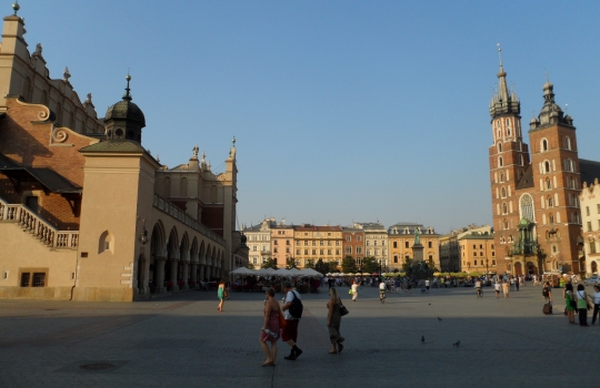 Galleria fotograficaQuest&rsquo;uomo dagli occhi intelligenti e il sorriso bonario si chiama Adam Chrząstowski ed &egrave; il profeta della Nowe kuchni polskiej, la nuova cucina polacca, secondo una sua stessa definizione. Quarantatreenne di Varsavia, da quattro anni ha aperto il suo ristorante Ancora (all&rsquo;italiana, con l&rsquo;accento sulla prima &ldquo;a&rdquo;. Come a dire: di nuovo) a Cracovia, seconda citt&agrave; della Polonia, ma da sempre principale centro culturale, artistico e universitario del Paese.