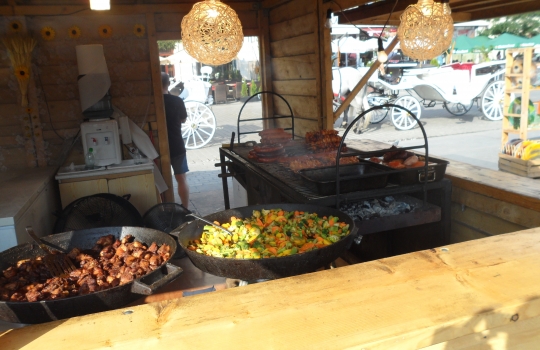 Galleria fotograficaQuest&rsquo;uomo dagli occhi intelligenti e il sorriso bonario si chiama Adam Chrząstowski ed &egrave; il profeta della Nowe kuchni polskiej, la nuova cucina polacca, secondo una sua stessa definizione. Quarantatreenne di Varsavia, da quattro anni ha aperto il suo ristorante Ancora (all&rsquo;italiana, con l&rsquo;accento sulla prima &ldquo;a&rdquo;. Come a dire: di nuovo) a Cracovia, seconda citt&agrave; della Polonia, ma da sempre principale centro culturale, artistico e universitario del Paese.Krak&oacute;w &egrave; una bella citt&agrave;, con un nucleo storico (Stare Miasto) ricco di attrattive anche perch&eacute; quasi del tutto immune dalle distruzioni della seconda guerra mondiale, che hanno invece martoriato, ad esempio, Varsavia o Breslavia. Per secoli &egrave; stata residenza dei re polacchi &ndash; &egrave; tuttora Pantheon della nazione &ndash; poi terza citt&agrave; dell&rsquo;impero asburgico dopo Vienna e Budapest, sempre animata da una vivace vita commerciale, ci si trova all&rsquo;intersezione tra l&rsquo;antica via dell&rsquo;ambra, tra Carpazi e Baltico, e quella Est-Ovest che da Kiev conduce a Praga. Anche per queste molteplici influenze, dal punto di vista architettonico vanta un armonioso sovrapporsi di stili: romanico, gotico, rinascimentale (di diretta derivazione italiana, anche grazie a Bona Sforza, figlia di Gian Galeazzo, andata sposa a Sigismondo I Jagellone e dunque diventata regina), barocco... Nella foto, Rynek Głowny, ossia la pi&ugrave; grande piazza medioevale d&rsquo;Europa, cuore della citt&agrave;, con sulla sinistra la Sukiennice, gotico mercato dei tessuti, e a destra la Kości&oacute;ł Mariacki, chiesa dedicata a Maria.