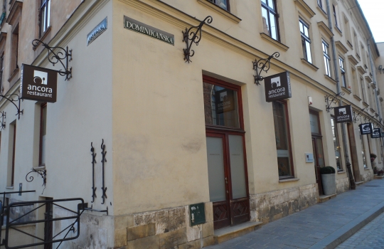 Galleria fotograficaQuest&rsquo;uomo dagli occhi intelligenti e il sorriso bonario si chiama Adam Chrząstowski ed &egrave; il profeta della Nowe kuchni polskiej, la nuova cucina polacca, secondo una sua stessa definizione. Quarantatreenne di Varsavia, da quattro anni ha aperto il suo ristorante Ancora (all&rsquo;italiana, con l&rsquo;accento sulla prima &ldquo;a&rdquo;. Come a dire: di nuovo) a Cracovia, seconda citt&agrave; della Polonia, ma da sempre principale centro culturale, artistico e universitario del Paese.Krak&oacute;w &egrave; una bella citt&agrave;, con un nucleo storico (Stare Miasto) ricco di attrattive anche perch&eacute; quasi del tutto immune dalle distruzioni della seconda guerra mondiale, che hanno invece martoriato, ad esempio, Varsavia o Breslavia. Per secoli &egrave; stata residenza dei re polacchi &ndash; &egrave; tuttora Pantheon della nazione &ndash; poi terza citt&agrave; dell&rsquo;impero asburgico dopo Vienna e Budapest, sempre animata da una vivace vita commerciale, ci si trova all&rsquo;intersezione tra l&rsquo;antica via dell&rsquo;ambra, tra Carpazi e Baltico, e quella Est-Ovest che da Kiev conduce a Praga. Anche per queste molteplici influenze, dal punto di vista architettonico vanta un armonioso sovrapporsi di stili: romanico, gotico, rinascimentale (di diretta derivazione italiana, anche grazie a Bona Sforza, figlia di Gian Galeazzo, andata sposa a Sigismondo I Jagellone e dunque diventata regina), barocco... Nella foto, Rynek Głowny, ossia la pi&ugrave; grande piazza medioevale d&rsquo;Europa, cuore della citt&agrave;, con sulla sinistra la Sukiennice, gotico mercato dei tessuti, e a destra la Kości&oacute;ł Mariacki, chiesa dedicata a Maria.L&rsquo;intensit&agrave; della vita sociale cracovienne si &egrave; sempre riscontrata anche in cucina, ma i decenni sotto l&rsquo;ombrello sovietico hanno prodotto una cesura che solo ora, faticosamente, si sta cercando di ricucire. L&rsquo;isolamento &egrave; durato troppo per non pesare ancora e fa s&igrave; che in citt&agrave; furoreggino i ristoranti &ldquo;d&rsquo;importazione&rdquo; &ndash; italiani in primis &ndash; di qualit&agrave; spesso discutibile: oggi tutto ci&ograve; che &egrave; (pi&ugrave; o meno) esotico attira, dal momento che fino all&rsquo;altro ieri era vietato... L&rsquo;alta cucina &egrave; tendenzialmente d&rsquo;ispirazione francese e/o internazionale (ma senza alcun particolare acuto), mentre della tradizione polacca viene recuperata solo l&rsquo;anima popolare, non particolarmente raffinata: da qui la messe di trattorie &ldquo;tipiche&rdquo; spesso acchiappa-turisti, con menu che richiedono dosi massicce finali di Alka Seltzer. E&rsquo; un trionfo di aringhe, żurek (una zuppa d&rsquo;orzo da sempre assai utile per tamponare i sintomi post-sbornia), gołąbki (involtini di cavolo ripieni), barszcz (versione locale del borsch russo), gli onnipresenti pierogi (ravioli quadrati), per finire con gran piatti di carne arrosto, stufata, grigliata... Nella foto: spiedini, spezzatino e patate in vendita a un chiosco in centro citt&agrave;.