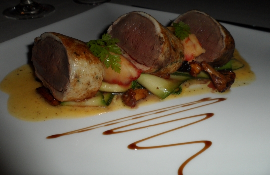 Galleria fotograficaQuest&rsquo;uomo dagli occhi intelligenti e il sorriso bonario si chiama Adam Chrząstowski ed &egrave; il profeta della Nowe kuchni polskiej, la nuova cucina polacca, secondo una sua stessa definizione. Quarantatreenne di Varsavia, da quattro anni ha aperto il suo ristorante Ancora (all&rsquo;italiana, con l&rsquo;accento sulla prima &ldquo;a&rdquo;. Come a dire: di nuovo) a Cracovia, seconda citt&agrave; della Polonia, ma da sempre principale centro culturale, artistico e universitario del Paese.Krak&oacute;w &egrave; una bella citt&agrave;, con un nucleo storico (Stare Miasto) ricco di attrattive anche perch&eacute; quasi del tutto immune dalle distruzioni della seconda guerra mondiale, che hanno invece martoriato, ad esempio, Varsavia o Breslavia. Per secoli &egrave; stata residenza dei re polacchi &ndash; &egrave; tuttora Pantheon della nazione &ndash; poi terza citt&agrave; dell&rsquo;impero asburgico dopo Vienna e Budapest, sempre animata da una vivace vita commerciale, ci si trova all&rsquo;intersezione tra l&rsquo;antica via dell&rsquo;ambra, tra Carpazi e Baltico, e quella Est-Ovest che da Kiev conduce a Praga. Anche per queste molteplici influenze, dal punto di vista architettonico vanta un armonioso sovrapporsi di stili: romanico, gotico, rinascimentale (di diretta derivazione italiana, anche grazie a Bona Sforza, figlia di Gian Galeazzo, andata sposa a Sigismondo I Jagellone e dunque diventata regina), barocco... Nella foto, Rynek Głowny, ossia la pi&ugrave; grande piazza medioevale d&rsquo;Europa, cuore della citt&agrave;, con sulla sinistra la Sukiennice, gotico mercato dei tessuti, e a destra la Kości&oacute;ł Mariacki, chiesa dedicata a Maria.L&rsquo;intensit&agrave; della vita sociale cracovienne si &egrave; sempre riscontrata anche in cucina, ma i decenni sotto l&rsquo;ombrello sovietico hanno prodotto una cesura che solo ora, faticosamente, si sta cercando di ricucire. L&rsquo;isolamento &egrave; durato troppo per non pesare ancora e fa s&igrave; che in citt&agrave; furoreggino i ristoranti &ldquo;d&rsquo;importazione&rdquo; &ndash; italiani in primis &ndash; di qualit&agrave; spesso discutibile: oggi tutto ci&ograve; che &egrave; (pi&ugrave; o meno) esotico attira, dal momento che fino all&rsquo;altro ieri era vietato... L&rsquo;alta cucina &egrave; tendenzialmente d&rsquo;ispirazione francese e/o internazionale (ma senza alcun particolare acuto), mentre della tradizione polacca viene recuperata solo l&rsquo;anima popolare, non particolarmente raffinata: da qui la messe di trattorie &ldquo;tipiche&rdquo; spesso acchiappa-turisti, con menu che richiedono dosi massicce finali di Alka Seltzer. E&rsquo; un trionfo di aringhe, żurek (una zuppa d&rsquo;orzo da sempre assai utile per tamponare i sintomi post-sbornia), gołąbki (involtini di cavolo ripieni), barszcz (versione locale del borsch russo), gli onnipresenti pierogi (ravioli quadrati), per finire con gran piatti di carne arrosto, stufata, grigliata... Nella foto: spiedini, spezzatino e patate in vendita a un chiosco in centro citt&agrave;.Proprio a modificare questo andazzo punta Adam Chrząstowski col suo Ancora (nella foto). Capofila di un &ndash; ancora esiguo - gruppo di colleghi sparsi per il Paese, vuole recuperare anche la tradizione polacca nobile, nel senso letterale del termine (ci si rif&agrave; alle pietanze delle tavole aristocratiche), del tutto dimenticata sotto la cappa comunista. Dunque a Cracovia innovazione significa ora, innanzi tutto, riannodare i fili di una storia gourmand che pareva essersi persa per sempre (la Polonia, ad esempio, &egrave; leader nell&rsquo;allevamento di oche, ma poi solo il 5% di quella carne prelibata viene consumato in loco, fresco o lavorato; il mar Baltico offre a sua volta prodotti straordinari, per&ograve; gran parte del pescato finisce in Scandinavia...); in secondo luogo, significa andare alla ricerca dei tanti piccoli produttori d&rsquo;eccellenza sparsi sul grande territorio, sostenendone l&rsquo;attivit&agrave; e diffondendo una cultura slow food; infine, vuol anche dire applicare a tali materie prime e alle ricette d&rsquo;antan qualche tecnica contemporanea, stando per&ograve; attenti a non epater les bourgeois, che son di casa (la cultura borghese &egrave; storicamente cos&igrave; forte da queste parti, che la citt&agrave; risultava assai invisa ai dirigenti del defunto regime; fecero cos&igrave; costruire una sorta di Cracovia 2, ammasso periferico di acciaierie e inquinamento, proprio per innestarvi un&rsquo;anima proletaria, seppur posticcia).