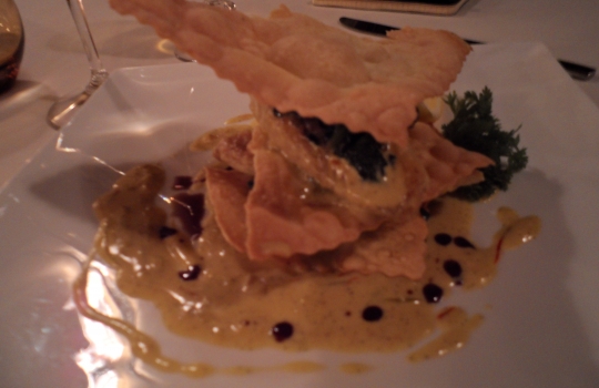 Galleria fotograficaQuest&rsquo;uomo dagli occhi intelligenti e il sorriso bonario si chiama Adam Chrząstowski ed &egrave; il profeta della Nowe kuchni polskiej, la nuova cucina polacca, secondo una sua stessa definizione. Quarantatreenne di Varsavia, da quattro anni ha aperto il suo ristorante Ancora (all&rsquo;italiana, con l&rsquo;accento sulla prima &ldquo;a&rdquo;. Come a dire: di nuovo) a Cracovia, seconda citt&agrave; della Polonia, ma da sempre principale centro culturale, artistico e universitario del Paese.Krak&oacute;w &egrave; una bella citt&agrave;, con un nucleo storico (Stare Miasto) ricco di attrattive anche perch&eacute; quasi del tutto immune dalle distruzioni della seconda guerra mondiale, che hanno invece martoriato, ad esempio, Varsavia o Breslavia. Per secoli &egrave; stata residenza dei re polacchi &ndash; &egrave; tuttora Pantheon della nazione &ndash; poi terza citt&agrave; dell&rsquo;impero asburgico dopo Vienna e Budapest, sempre animata da una vivace vita commerciale, ci si trova all&rsquo;intersezione tra l&rsquo;antica via dell&rsquo;ambra, tra Carpazi e Baltico, e quella Est-Ovest che da Kiev conduce a Praga. Anche per queste molteplici influenze, dal punto di vista architettonico vanta un armonioso sovrapporsi di stili: romanico, gotico, rinascimentale (di diretta derivazione italiana, anche grazie a Bona Sforza, figlia di Gian Galeazzo, andata sposa a Sigismondo I Jagellone e dunque diventata regina), barocco... Nella foto, Rynek Głowny, ossia la pi&ugrave; grande piazza medioevale d&rsquo;Europa, cuore della citt&agrave;, con sulla sinistra la Sukiennice, gotico mercato dei tessuti, e a destra la Kości&oacute;ł Mariacki, chiesa dedicata a Maria.L&rsquo;intensit&agrave; della vita sociale cracovienne si &egrave; sempre riscontrata anche in cucina, ma i decenni sotto l&rsquo;ombrello sovietico hanno prodotto una cesura che solo ora, faticosamente, si sta cercando di ricucire. L&rsquo;isolamento &egrave; durato troppo per non pesare ancora e fa s&igrave; che in citt&agrave; furoreggino i ristoranti &ldquo;d&rsquo;importazione&rdquo; &ndash; italiani in primis &ndash; di qualit&agrave; spesso discutibile: oggi tutto ci&ograve; che &egrave; (pi&ugrave; o meno) esotico attira, dal momento che fino all&rsquo;altro ieri era vietato... L&rsquo;alta cucina &egrave; tendenzialmente d&rsquo;ispirazione francese e/o internazionale (ma senza alcun particolare acuto), mentre della tradizione polacca viene recuperata solo l&rsquo;anima popolare, non particolarmente raffinata: da qui la messe di trattorie &ldquo;tipiche&rdquo; spesso acchiappa-turisti, con menu che richiedono dosi massicce finali di Alka Seltzer. E&rsquo; un trionfo di aringhe, żurek (una zuppa d&rsquo;orzo da sempre assai utile per tamponare i sintomi post-sbornia), gołąbki (involtini di cavolo ripieni), barszcz (versione locale del borsch russo), gli onnipresenti pierogi (ravioli quadrati), per finire con gran piatti di carne arrosto, stufata, grigliata... Nella foto: spiedini, spezzatino e patate in vendita a un chiosco in centro citt&agrave;.Proprio a modificare questo andazzo punta Adam Chrząstowski col suo Ancora (nella foto). Capofila di un &ndash; ancora esiguo - gruppo di colleghi sparsi per il Paese, vuole recuperare anche la tradizione polacca nobile, nel senso letterale del termine (ci si rif&agrave; alle pietanze delle tavole aristocratiche), del tutto dimenticata sotto la cappa comunista. Dunque a Cracovia innovazione significa ora, innanzi tutto, riannodare i fili di una storia gourmand che pareva essersi persa per sempre (la Polonia, ad esempio, &egrave; leader nell&rsquo;allevamento di oche, ma poi solo il 5% di quella carne prelibata viene consumato in loco, fresco o lavorato; il mar Baltico offre a sua volta prodotti straordinari, per&ograve; gran parte del pescato finisce in Scandinavia...); in secondo luogo, significa andare alla ricerca dei tanti piccoli produttori d&rsquo;eccellenza sparsi sul grande territorio, sostenendone l&rsquo;attivit&agrave; e diffondendo una cultura slow food; infine, vuol anche dire applicare a tali materie prime e alle ricette d&rsquo;antan qualche tecnica contemporanea, stando per&ograve; attenti a non epater les bourgeois, che son di casa (la cultura borghese &egrave; storicamente cos&igrave; forte da queste parti, che la citt&agrave; risultava assai invisa ai dirigenti del defunto regime; fecero cos&igrave; costruire una sorta di Cracovia 2, ammasso periferico di acciaierie e inquinamento, proprio per innestarvi un&rsquo;anima proletaria, seppur posticcia).Non siamo quindi certamente al molecolare, l&rsquo;avanguardia &egrave; altrove: la nuova cucina polacca si sostanzia in portate che prevedono perlopi&ugrave; materie prime di qualit&agrave;, del territorio, assemblate recuperando ricette dell&rsquo;alta cucina locale (con qualche spunto creativo) ma in modo da risultare alleggerite, modernizzate e con un impiatto elegante. Per dire: la preparazione di uno simil-zabaione con frutti di bosco sostituisce al marsala un liquore polacco al miele; il (delizioso) sorbetto a met&agrave; pasto &egrave; a base di cetriolo affogato nella Zubrowka, la pregevole &ldquo;vodka all&rsquo;erba del bisonte&rdquo;, aromatizzata cio&egrave; con queste erbette brucate dagli ultimi bisonti europei che pascolano nelle lande semi-disabitate ai confini con la Bielorussia. Chrząstowski non rinuncia mai al sapore, le preparazioni sono d&rsquo;immediata soddisfazione, a rischio di perdere un poco d&rsquo;eleganza. Ma mai in piacevolezza. Menu degustazione di sette portate a 190 złoty, ossia circa 45 euro. Nella foto (invero un po&rsquo; scura, ci scuserete), il Filetto di cervo in crosta di funghi di bosco, con funghi e zucchine: carne portentosa, cotta in modo encomiabile, il miglior cervo che abbia mai mangiato.