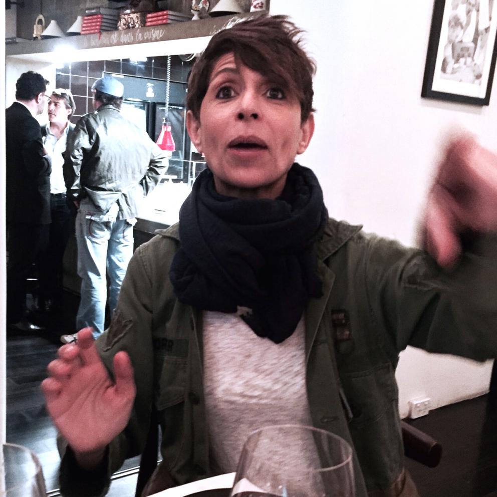 Galleria fotografica






Con l'aereo che sarebbe atterrato all'aeroporto di Melbourne alle 4.20 del mattino di martedì 4 aprile, ha fatto davvero piacere entrare della stanza 1729 del Langham Hotel lungo la South Bank del fiume Yarra e trovarvi della frutta fresca









Lo skyline notturno di Melbourne dalla camera al Langham. Il sole sarebbe sorto un paio d'ore dopo









Prima colazione con vista sul centro di Melbourne e il corso del fiume Yarra









Nicolas Chatenier, responsabile del panel francese nella giuria dei 50 Best, ha invitato stampa, cuochi e amici al Philippe Restaurant in pieno centro di Melbourne. «La Francia e i Fifty hanno avuto in passato relazioni torbulente che stiamo superando e così eccoci qui da uno chef che ha lavorato per anni e anni con Paul Bocuse». In effetti Philippe Mouchel è quanto di più lontano possiamo aspettarci oggi da una tavola contemporanea. Da un eccesso all'altro?









Clement Vachon e Yannick Alléno









Mauro Colagreco e Massimiliano Alajmo. Per la prima volta è toccato al fratello chef rappresentare le Calandre ai 50 Best. In passato, a Londra e a New York, era sempre andato Raffaele Alajmo






