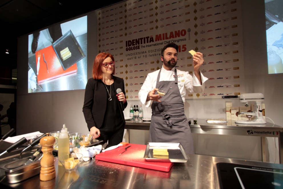 Galleria fotografica






La lezione dei fratelli Christian e Manuel Costardi: "Chi l'ha detto che la pasta è un primo piatto?"








Andrea Berton ha una tecnica per avere pasta sempre al dente, anche in molte porzioni: cuoce al 40% e poi mette in abbattitore





