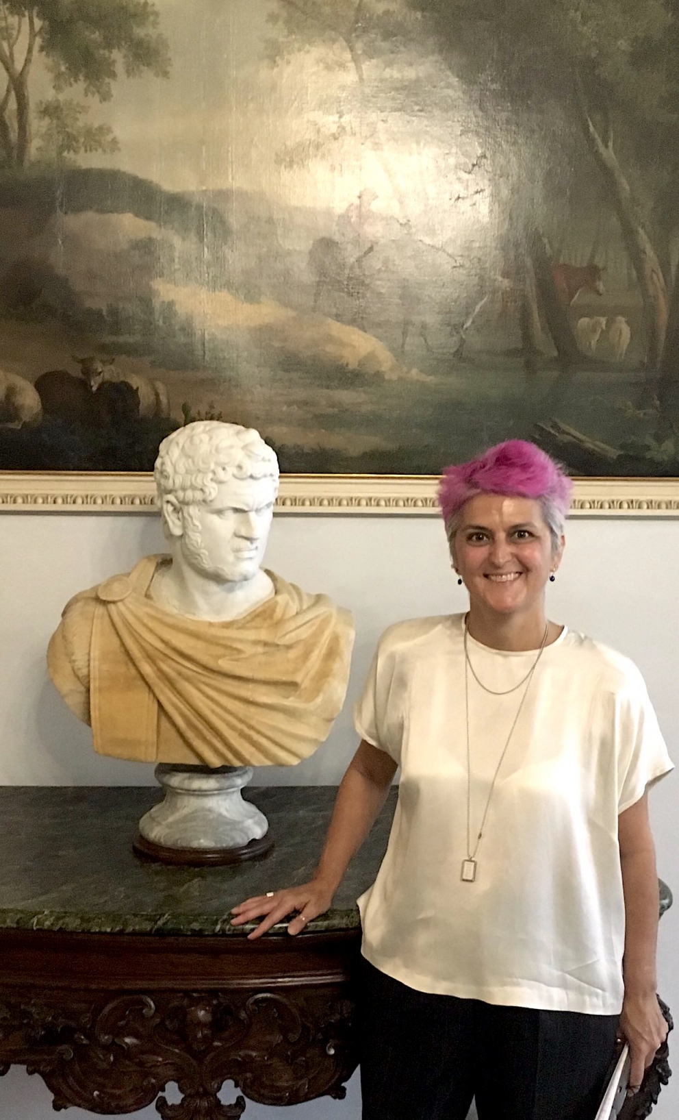 Galleria fotografica






La prima Settimana della cucina italiana nel mondo significa 1300 eventi in 105 Paesi coordinati dalla rete all'estero della Farnesina; 295 sedi diplomatiche, consolari e degli istituti italiani di cultura per 173 conferenze, incontri con gli chef e dibattiti sulla tradizione culinaria italiana; 98 eventi promozionali con i ristoranti italiani locali e fiere; 151 cooking show, corsi sulla cucina e master class; 334 degustazioni e cene a tema; 23 concorsi e premiazioni per la cucina italiana di qualità; 32 seminari tecnico-scientifici e accademici; 390 proiezioni di film e documentari, rappresentazioni teatrali, concerti legati al cibo; 32 mostre di design, arte e fotografia legate alla cucina. Per finire, tanta attività di comunicazione su tv, stampa, social media









Qui l'elenco di tutti gli eventi previsti. In Europa saranno previsti 465 eventi, 360 in Asia, 136 Nord America (Bottura aprirà a Washington il 15 novembre, in una sorta di anteprima statunitense), 176 in Sud America, 142 Africa e 37 in Oceania









Il ministro Maurizio Martina ha voluto fortemente l'iniziativa. Ha dichiarato: «Mai come all'Expo abbiamo capito come il cibo è un grande fatto politico. E ora abbiamo un'occasione unica per raccontare di cosa è fatta l'Italia. Quando raccontiamo un piatto raccontiamo un territorio, un'azienda, una famiglia, una persona»














L'intervento di Gentiloni









Ministri e chef






