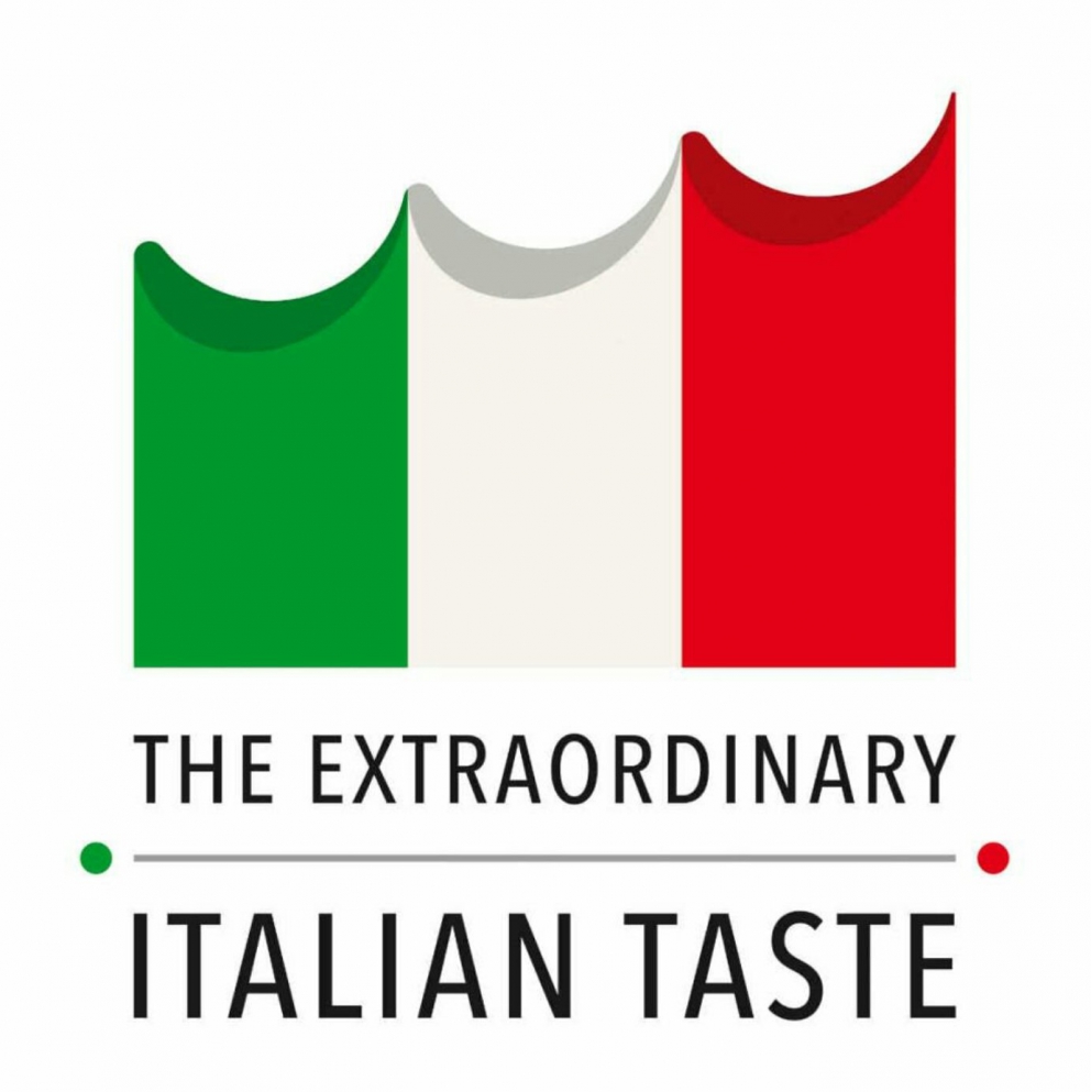 Galleria fotografica






La prima Settimana della cucina italiana nel mondo significa 1300 eventi in 105 Paesi coordinati dalla rete all'estero della Farnesina; 295 sedi diplomatiche, consolari e degli istituti italiani di cultura per 173 conferenze, incontri con gli chef e dibattiti sulla tradizione culinaria italiana; 98 eventi promozionali con i ristoranti italiani locali e fiere; 151 cooking show, corsi sulla cucina e master class; 334 degustazioni e cene a tema; 23 concorsi e premiazioni per la cucina italiana di qualità; 32 seminari tecnico-scientifici e accademici; 390 proiezioni di film e documentari, rappresentazioni teatrali, concerti legati al cibo; 32 mostre di design, arte e fotografia legate alla cucina. Per finire, tanta attività di comunicazione su tv, stampa, social media









Qui l'elenco di tutti gli eventi previsti. In Europa saranno previsti 465 eventi, 360 in Asia, 136 Nord America (Bottura aprirà a Washington il 15 novembre, in una sorta di anteprima statunitense), 176 in Sud America, 142 Africa e 37 in Oceania









Il ministro Maurizio Martina ha voluto fortemente l'iniziativa. Ha dichiarato: «Mai come all'Expo abbiamo capito come il cibo è un grande fatto politico. E ora abbiamo un'occasione unica per raccontare di cosa è fatta l'Italia. Quando raccontiamo un piatto raccontiamo un territorio, un'azienda, una famiglia, una persona»






