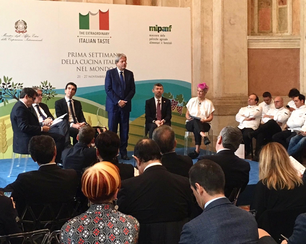 Galleria fotografica






La prima Settimana della cucina italiana nel mondo significa 1300 eventi in 105 Paesi coordinati dalla rete all'estero della Farnesina; 295 sedi diplomatiche, consolari e degli istituti italiani di cultura per 173 conferenze, incontri con gli chef e dibattiti sulla tradizione culinaria italiana; 98 eventi promozionali con i ristoranti italiani locali e fiere; 151 cooking show, corsi sulla cucina e master class; 334 degustazioni e cene a tema; 23 concorsi e premiazioni per la cucina italiana di qualità; 32 seminari tecnico-scientifici e accademici; 390 proiezioni di film e documentari, rappresentazioni teatrali, concerti legati al cibo; 32 mostre di design, arte e fotografia legate alla cucina. Per finire, tanta attività di comunicazione su tv, stampa, social media









Qui l'elenco di tutti gli eventi previsti. In Europa saranno previsti 465 eventi, 360 in Asia, 136 Nord America (Bottura aprirà a Washington il 15 novembre, in una sorta di anteprima statunitense), 176 in Sud America, 142 Africa e 37 in Oceania









Il ministro Maurizio Martina ha voluto fortemente l'iniziativa. Ha dichiarato: «Mai come all'Expo abbiamo capito come il cibo è un grande fatto politico. E ora abbiamo un'occasione unica per raccontare di cosa è fatta l'Italia. Quando raccontiamo un piatto raccontiamo un territorio, un'azienda, una famiglia, una persona»











