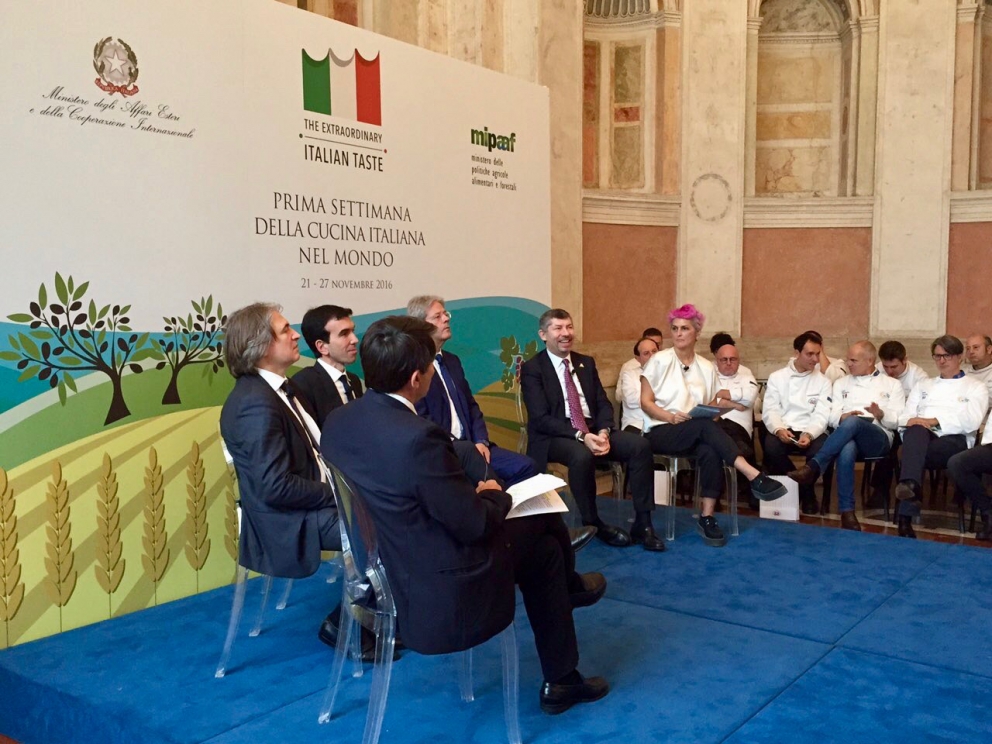 Galleria fotografica






La prima Settimana della cucina italiana nel mondo significa 1300 eventi in 105 Paesi coordinati dalla rete all'estero della Farnesina; 295 sedi diplomatiche, consolari e degli istituti italiani di cultura per 173 conferenze, incontri con gli chef e dibattiti sulla tradizione culinaria italiana; 98 eventi promozionali con i ristoranti italiani locali e fiere; 151 cooking show, corsi sulla cucina e master class; 334 degustazioni e cene a tema; 23 concorsi e premiazioni per la cucina italiana di qualità; 32 seminari tecnico-scientifici e accademici; 390 proiezioni di film e documentari, rappresentazioni teatrali, concerti legati al cibo; 32 mostre di design, arte e fotografia legate alla cucina. Per finire, tanta attività di comunicazione su tv, stampa, social media









Qui l'elenco di tutti gli eventi previsti. In Europa saranno previsti 465 eventi, 360 in Asia, 136 Nord America (Bottura aprirà a Washington il 15 novembre, in una sorta di anteprima statunitense), 176 in Sud America, 142 Africa e 37 in Oceania









Il ministro Maurizio Martina ha voluto fortemente l'iniziativa. Ha dichiarato: «Mai come all'Expo abbiamo capito come il cibo è un grande fatto politico. E ora abbiamo un'occasione unica per raccontare di cosa è fatta l'Italia. Quando raccontiamo un piatto raccontiamo un territorio, un'azienda, una famiglia, una persona»














L'intervento di Gentiloni






