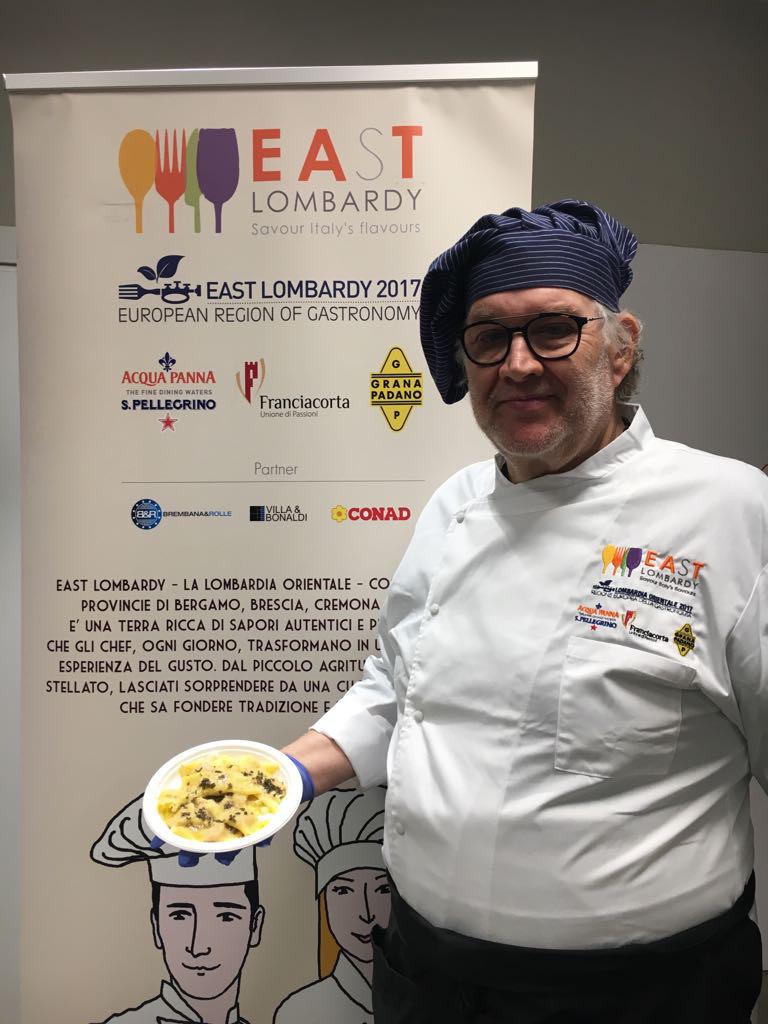 Galleria fotografica






Al centro Vanni Bottura e Marzia Gandellini di Genuitaly. Sono con Federico Kaus e Daniela Sasso, che curano il servizio del piatto









Samuel Perico mentre prepara i casoncelli









Vanni Righi con la madre - Scalco Grasso









Lo staff del Collina









Andrea Leali









Andrea e Niccolò della Trattoria Via Vai






