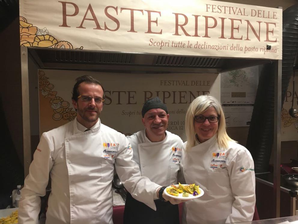 Galleria fotografica






Al centro Vanni Bottura e Marzia Gandellini di Genuitaly. Sono con Federico Kaus e Daniela Sasso, che curano il servizio del piatto









Samuel Perico mentre prepara i casoncelli









Vanni Righi con la madre - Scalco Grasso









Lo staff del Collina









Andrea Leali









Andrea e Niccolò della Trattoria Via Vai









Leonardo Lazzaroni di Tradizioni Padane






