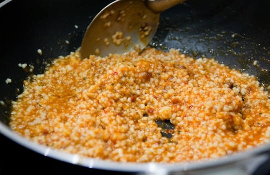 Galleria fotograficaCoda fuori dallo showroom Agape, via Statuto 12, per il piatto di Andrea BertonIl piatto di Berton:&nbsp;Focaccia di Recco con controfiletto di manzo crudo e composta di pomodoro piccanteAndrea BertonArclinea, corso Monforte 28: si preparano i fratelli&nbsp;Christian e Manuel Costardi, cuochi del ristorante Cinzia di VercelliL'imbuto di metallo per infilare il risotto nel barattolo warholiano. Alle spalle di Christian Costardi, Giulia Corradetti di Magenta BureauCostardi&rsquo;s tomato rice (omaggio a Andy Warhol)Manuel e ChristianLa gente godeCesar in via Larga 23, presidiato da&nbsp;Giovanni Ruggieri del ristorante RefettorioGiovanni Ruggieri con la sua&nbsp;Crema di patate con tarassaco all&rsquo;aceto di moscato, asparagi e salsa al crescioneGiovanni RuggieriTutti da Dada in via Larga, angolo piazza Santo Stefano, per&nbsp;Fabio Pisani e Alessandro Negrini di Aimo e NadiaFabio PisaniSpaghetti di Benedetto Cavalieri in cous cous con mozzarella di bufala campana, pomodori pugliesi &ldquo;al filo&rdquo; e profumo di limoni della Costiera