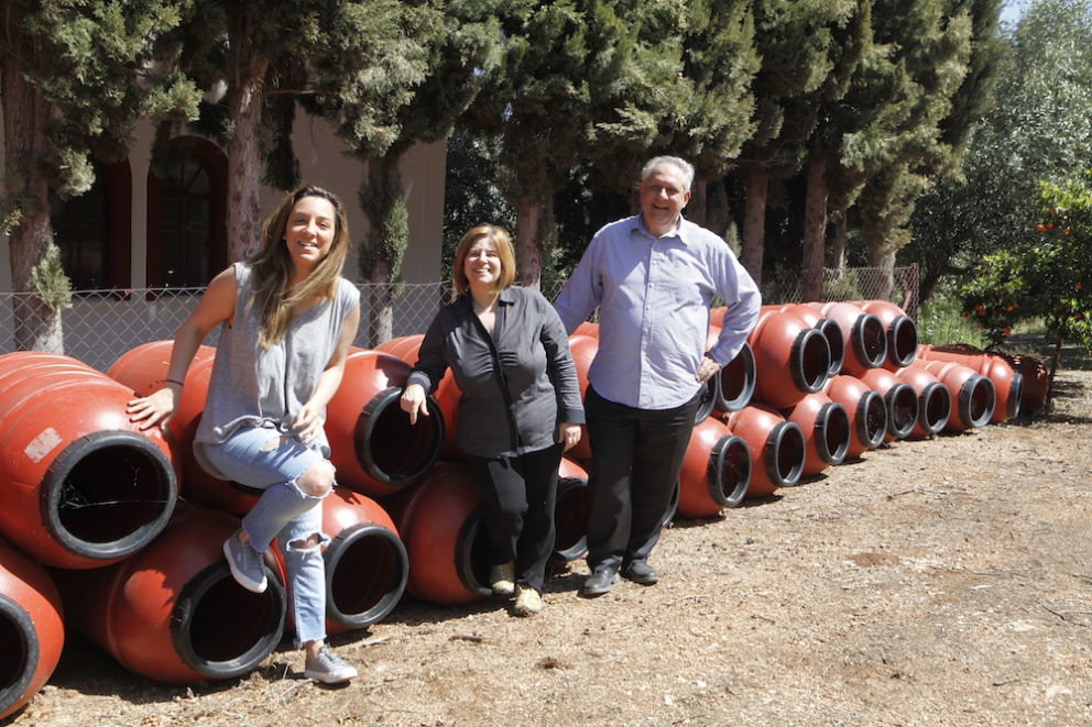 Photogallery






The best olives? Damaskinoelies by Michalis Ainatzoglou. They are as large as plums and come from an ancient variety cultivated in the region of Argo, in the Peloponnesus. Ainatzoglou owns secular olive trees in Kiveri. He leaves the gigantic olives to ripen in salt, following a traditional method; he then rinses them and pasteurises them. Thanks to this process they’re preserved without chemicals. Tel: +30.6977.500810







