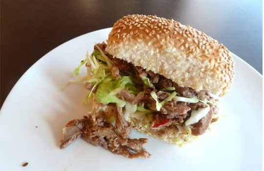 Galleria fotograficaFabio Pisani di Aimo e Nadia e il suo partner della rassegna, Davide Longoni del panificio LongoniPer Pisani e Longoni, un'apprezzatissima Rosetta di Petra con cicerchie, ciocriette selvatiche e ricotta marzoticaMarco Valletta dell'Accademia del pane e Maria Grazia Attolini della Dolcetteria di Rimini. Per loro Tondo morbido di glutin&ograve; all'origano con polpa di trota del Sile e zucchine marinate all'agretto&nbsp;(foto Sarah Scaparone)Aurora Mazzucchelli del ristorante Marconi di Sasso Marconi (Bologna) era in coppia con Massimo Vitali del panificio Vitali di Cesenatico (Forl&igrave;-Cesena)Per loro anche un insolito tocco di cioccolato tra due fette di Ciabattina di Petra con fiocchi di germe di grano, ripiene anche di formaggio ragusano, origano sicliano e olive fresche. Rievocazione di memorie d'infanzia per la MazzucchelliSimone Padoan de I Tigli di San Bonifacio (Verona) era in tandem con Pietro Freddi dell'omonima forneria di Casto (Brescia)Per loro, un Tondo morbido di Petra con farina di piselli germinati con tonno, ruchetta, cipolla in carpione, alga nori e yogurt alla senape. Un hot dog di tonno, insomma, quello di Padoan/Freddi, giocato sul concetto di "maiale del mare"Marco Stabile dell'Ora d'Aria di Firenze e Alessio Cecchi dell'Antico Forno Bacci di Campi Bisenzio (Firenze)Stabile/Cecchi: Ciabattina di Petra, mortadella di Prato, cavolo cappuccio, pecorino marzolino, scorza di lime e ketchup di peperoni (foto Sarah Scaparone)Lionello Cera dell'Antica Osteria Cera di Campagna Lupia (Venezia), in coppia con Nicola Trentin de Le Delizie del Grano di Cittadella (Padova)Alessandro Spoto di Voglia di Pane (Torino) ed Eugenio Roncoroni de Al Mercato di Milano. Per loro una Piadina di farina di grano saraceno germinato (brick 1240) con fegatini di pollo, lattuga, senape e salsa tailandese piccante agrodolcePiazza Maggiore, salotto estenseUn panino fusion nord-sud: Pagnottina cafona di Petra con capocollo e mozzarella di bufala campana Dop. L'hanno assemblato assieme Raffaele Vitale di Casa del Nonno 13 (Mercato San Severino, Salerno) e Paolo Piantoni del Panificio El Forner di BresciaFabio Pisani di Aimo e Nadia e Andrea Paternoster, la mente di Mieli Thun, ora alle prese anche con un aceto di miele al rosmarino