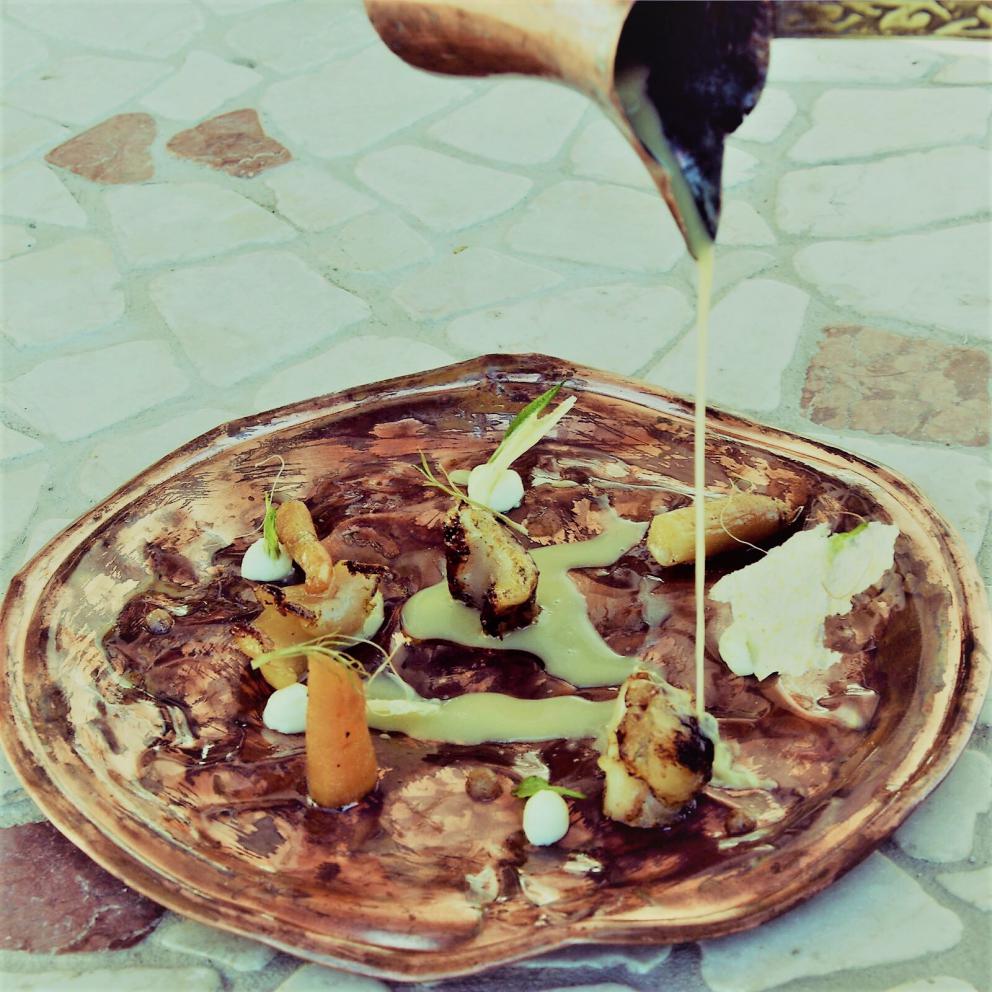 Galleria fotografica






Filetto di cinghiale con fave, pecorino e mele caramellate al vino rosso
Manuel Bentivoglio – chef dell’Agriturismo Roccamaia a Pievebovigliana (Macerata) 









Pancia di Capretto, Cicala di mare "gonfiata" al Bergamotto, Cilantro, Lampascione e Mosto Cotto di Fichi
Vincenzo Dinatale – sous chef al Ristorante Il Pellicano dell’Hotel Il Pellicano a Porto Ercole (Grosseto) 









Sud Europa - Carrè di agnello farcito con ventresca di tonno rosso sott'olio e cedro calabrese candito
Carmelo Fiore – sous chef presso Il Luogo di Aimo e Nadia a Milano 









Gambero carabiniere, animelle glassate, croccante alle alghe con insalatina aromatica
Edoardo Fumagalli – chef de La Locanda del Notaio a Pellio Intelvi (Como) 






