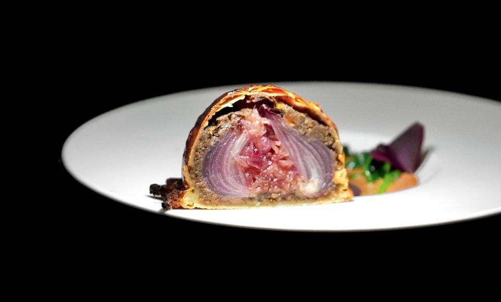 Ravioli senza ripieno e Cipolla alla Wellington: il nuovo Davide Maci sul Lago di Como