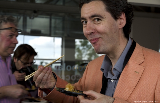 Galleria fotograficaPaolo Casanova, chef padrone di casa del Dopolavoro
Sullo sfondo, il nippo-brasiliano Roberto Okabe, protagonista con i maki in versione rubitt
La Lingua cotta in due modi di Eugenio Roncoroni e Beniamino Nespor del ristorante Al MercatoProve generali della Brass Jazz Band
L'Anguria con quartirolo e menta di Alice Delcourt, chef dell'Erba BruscaDegustazione di rubitt
Acqua Panna e S.Pellegrino e Birra Moretti, sponsor della maratona insieme a Lavazza, Inoxpi&ugrave;, San Bitter e Macelleria Annunciata
Cesare Battisti, il "padre" dei rubitt: al Ratan&agrave;, Battisti propone da sempre le "piccole cose di pregio" all'ora dell'aperitivo
&nbsp;Il Panino con lampredotto in due bocconi: il rubitt &egrave; a firma Roncoroni&Nespor
La Tartare di vitello sanato con bottarga, uova di trota e topinambur croccante di Cesare Battisti. La splendida carne &egrave; della Macelleria Annunciata di Milano
Maratona a suon di jazz
La Frittura di schie su polentina mediterranea di Paolo Casanova
Uno dei tre dolci rubitt del pasticciere Luca De Santi: il Biscotto bretone croccante con albicocca marinata al lime e cremoso allo yogurt. De Santi ha anche firmato la merenda del pomeriggio con biscotti e gelatine.
La lavagna del Dopolavoro con il Menu Rubitt
Un'esterna dell'HangarBicocca
Maki Selection by Roberto Okabe e Gustavo YoungI cooking show svolti durante la maratona: ogni chef ha spiegato segreti e passaggi di ciascuna sua piccola creazioneLe Uova in salamoia di Roncori e Nespor
&nbsp;Lo Scottadito di Cesare Battisti
