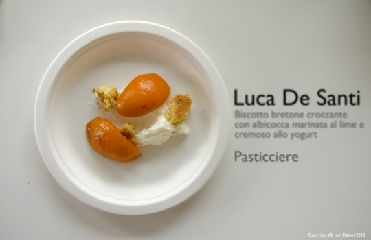 Galleria fotograficaPaolo Casanova, chef padrone di casa del Dopolavoro
Sullo sfondo, il nippo-brasiliano Roberto Okabe, protagonista con i maki in versione rubitt
La Lingua cotta in due modi di Eugenio Roncoroni e Beniamino Nespor del ristorante Al MercatoProve generali della Brass Jazz Band
L'Anguria con quartirolo e menta di Alice Delcourt, chef dell'Erba BruscaDegustazione di rubitt
Acqua Panna e S.Pellegrino e Birra Moretti, sponsor della maratona insieme a Lavazza, Inoxpi&ugrave;, San Bitter e Macelleria Annunciata
Cesare Battisti, il "padre" dei rubitt: al Ratan&agrave;, Battisti propone da sempre le "piccole cose di pregio" all'ora dell'aperitivo
&nbsp;Il Panino con lampredotto in due bocconi: il rubitt &egrave; a firma Roncoroni&Nespor
La Tartare di vitello sanato con bottarga, uova di trota e topinambur croccante di Cesare Battisti. La splendida carne &egrave; della Macelleria Annunciata di Milano
Maratona a suon di jazz
La Frittura di schie su polentina mediterranea di Paolo Casanova
