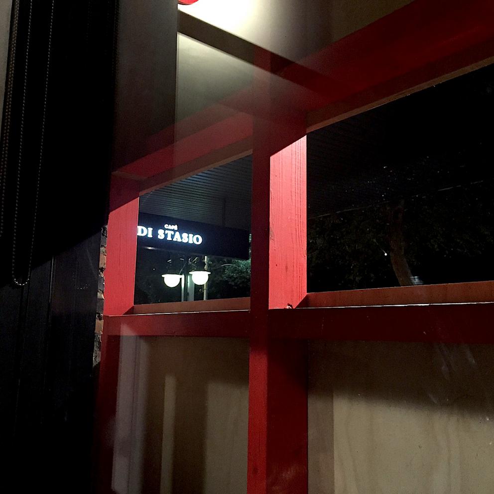 Galleria fotografica






Con l'aereo che sarebbe atterrato all'aeroporto di Melbourne alle 4.20 del mattino di martedì 4 aprile, ha fatto davvero piacere entrare della stanza 1729 del Langham Hotel lungo la South Bank del fiume Yarra e trovarvi della frutta fresca









Lo skyline notturno di Melbourne dalla camera al Langham. Il sole sarebbe sorto un paio d'ore dopo









Prima colazione con vista sul centro di Melbourne e il corso del fiume Yarra









Nicolas Chatenier, responsabile del panel francese nella giuria dei 50 Best, ha invitato stampa, cuochi e amici al Philippe Restaurant in pieno centro di Melbourne. «La Francia e i Fifty hanno avuto in passato relazioni torbulente che stiamo superando e così eccoci qui da uno chef che ha lavorato per anni e anni con Paul Bocuse». In effetti Philippe Mouchel è quanto di più lontano possiamo aspettarci oggi da una tavola contemporanea. Da un eccesso all'altro?









Clement Vachon e Yannick Alléno









Mauro Colagreco e Massimiliano Alajmo. Per la prima volta è toccato al fratello chef rappresentare le Calandre ai 50 Best. In passato, a Londra e a New York, era sempre andato Raffaele Alajmo









Dominique Crenn, argento vivo









Una tavola italiana è sempre allegra e calamita tutti, anche Yoshihiro Narisawa






