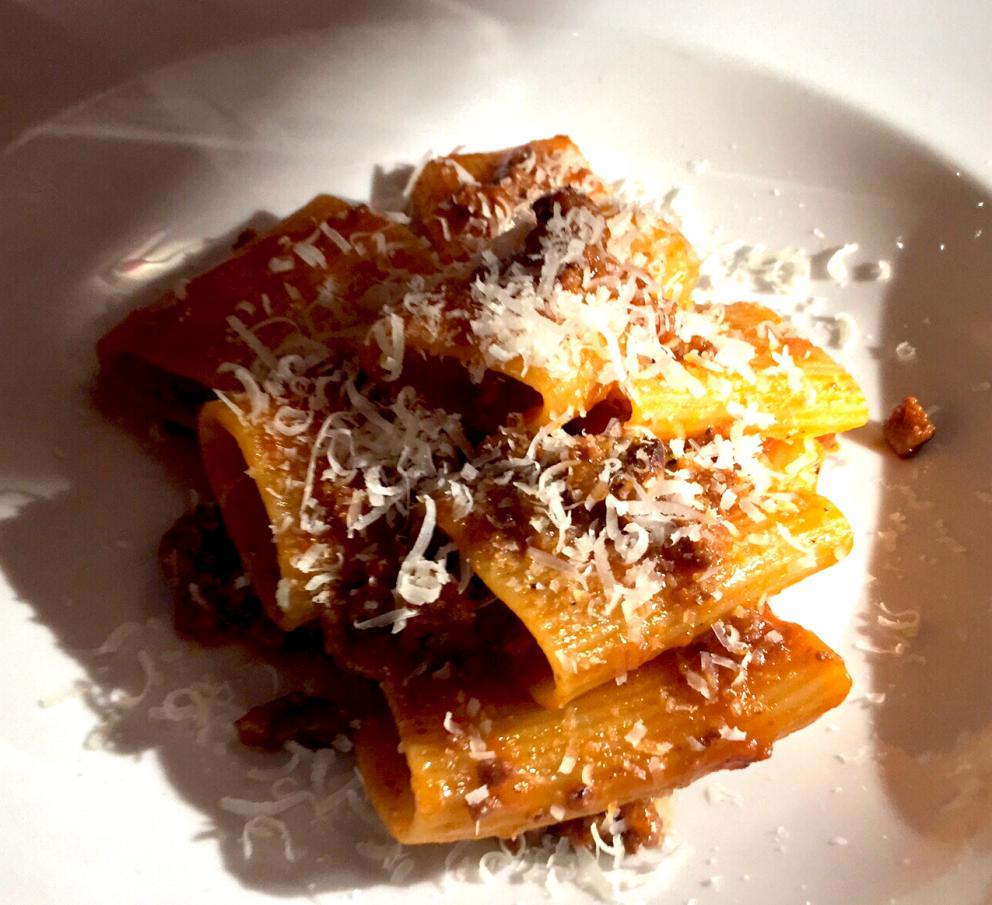 Galleria fotografica






Con l'aereo che sarebbe atterrato all'aeroporto di Melbourne alle 4.20 del mattino di martedì 4 aprile, ha fatto davvero piacere entrare della stanza 1729 del Langham Hotel lungo la South Bank del fiume Yarra e trovarvi della frutta fresca









Lo skyline notturno di Melbourne dalla camera al Langham. Il sole sarebbe sorto un paio d'ore dopo









Prima colazione con vista sul centro di Melbourne e il corso del fiume Yarra









Nicolas Chatenier, responsabile del panel francese nella giuria dei 50 Best, ha invitato stampa, cuochi e amici al Philippe Restaurant in pieno centro di Melbourne. «La Francia e i Fifty hanno avuto in passato relazioni torbulente che stiamo superando e così eccoci qui da uno chef che ha lavorato per anni e anni con Paul Bocuse». In effetti Philippe Mouchel è quanto di più lontano possiamo aspettarci oggi da una tavola contemporanea. Da un eccesso all'altro?









Clement Vachon e Yannick Alléno









Mauro Colagreco e Massimiliano Alajmo. Per la prima volta è toccato al fratello chef rappresentare le Calandre ai 50 Best. In passato, a Londra e a New York, era sempre andato Raffaele Alajmo









Dominique Crenn, argento vivo









Una tavola italiana è sempre allegra e calamita tutti, anche Yoshihiro Narisawa









La prima cena a Melbourne? Cafè Di Stasio, la buona Italia nel mondo









Rinaldo Di Stasio, per tutti Ronnie, produce vino nella Yarra Valley dal 1994. Le etichette le cura suo padre in maniera molto singolare: scrivendo l'originale a mano











