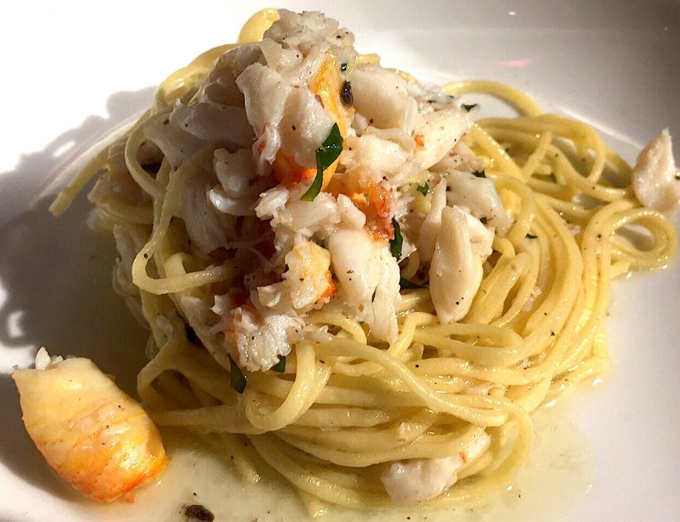 Galleria fotografica






Con l'aereo che sarebbe atterrato all'aeroporto di Melbourne alle 4.20 del mattino di martedì 4 aprile, ha fatto davvero piacere entrare della stanza 1729 del Langham Hotel lungo la South Bank del fiume Yarra e trovarvi della frutta fresca









Lo skyline notturno di Melbourne dalla camera al Langham. Il sole sarebbe sorto un paio d'ore dopo









Prima colazione con vista sul centro di Melbourne e il corso del fiume Yarra









Nicolas Chatenier, responsabile del panel francese nella giuria dei 50 Best, ha invitato stampa, cuochi e amici al Philippe Restaurant in pieno centro di Melbourne. «La Francia e i Fifty hanno avuto in passato relazioni torbulente che stiamo superando e così eccoci qui da uno chef che ha lavorato per anni e anni con Paul Bocuse». In effetti Philippe Mouchel è quanto di più lontano possiamo aspettarci oggi da una tavola contemporanea. Da un eccesso all'altro?









Clement Vachon e Yannick Alléno









Mauro Colagreco e Massimiliano Alajmo. Per la prima volta è toccato al fratello chef rappresentare le Calandre ai 50 Best. In passato, a Londra e a New York, era sempre andato Raffaele Alajmo









Dominique Crenn, argento vivo









Una tavola italiana è sempre allegra e calamita tutti, anche Yoshihiro Narisawa









La prima cena a Melbourne? Cafè Di Stasio, la buona Italia nel mondo









Rinaldo Di Stasio, per tutti Ronnie, produce vino nella Yarra Valley dal 1994. Le etichette le cura suo padre in maniera molto singolare: scrivendo l'originale a mano






