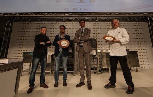 PhotogalleryClaudio Ceroni (di spalle) e Paolo Marchi (a destra) consegnano il premio Amici di Identit&agrave; Golose al giornalista del Corriere della Sera Roberto Perrone, al fotografo Bob Noto e al regista Elvio Gorelli