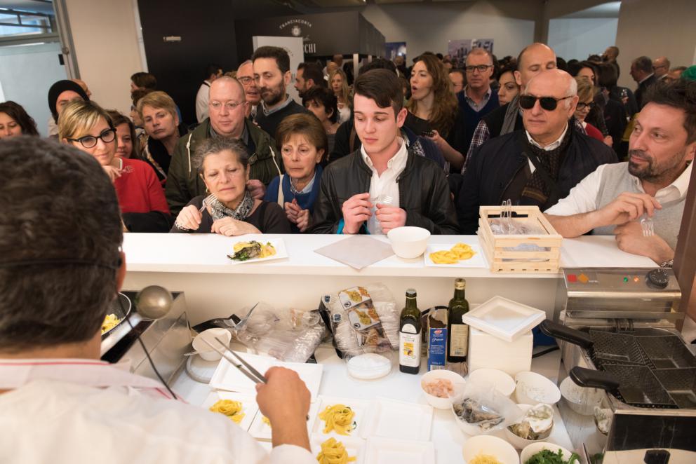 Galleria fotografica






Acetaia Giusti - Il Gran Deposito Aceto Balsamico di Giuseppe Giusti, la più antica azienda produttrice di Aceto Balsamico di Modena fondata nel 1605, ha portato al congresso l’intera Collezione Storica Giusti, una selezione di pregiati aceti balsamici invecchiati fino a 100 anni, assieme a un panettone all’aceto balsamico creato per Acetaia Giusti dall’Antica Pasticceria Muzzi. «Il nostro aceto è sempre in viaggio – ci ha raccontato Claudio Giusti – E' molto interessante vedere come viene utilizzato nelle cucine fusion di tutto il mondo, in Giappone, in Korea e nelle cucine americane e sudamericane». A Identità Golose il Banda Rossa, un aceto balsamico che invecchia in antiche botticelle risalenti al 1600, è stato in assoluto il preferito dagli chef









Agrimontana - Con Agrimontana abbiamo fatto un viaggio tra estetica, ragione e sentimento grazie a diversi appuntamenti con il pastry consultant Emmanuele Forcone che ci ha fatto scoprire forme e strutture in pasticceria; Andrea Tortora, pastry chef, che ha fatto la colomba, preparato la colazione e reinterpretato il pandoro; Diego Crosara, pastry consultant, che ha preparato un Gelato e cioccolato tra dolce e salato; e lo chef Marco Perez che ci ha mostrato un “cibo da favola” in un gioco di molteplici sapori dal gusto unico. Protagonisti i frutti della natura: zenzero candito, amarena chiara, albicocche, pere e olive siciliane candite









Alaska Seafood Marketing Institute (ASMI) - Presenti allo stand di Alaska Seafood i pesci che rappresentano l'eccellenza del gusto, il trionfo della naturalità e, soprattutto, della qualità. Abbiamo scoperto la raffinatezza dei prodotti ittici dell'Alaska: salmone selvaggio, black cod, granchio reale e ikura. Alessio Taffarello, chef di Lile in cucina, ha preparato deliziosi finger food con alcune di queste prelibatezze. Un viaggio meraviglioso dove l'alta qualità della materia prima e la libertà creativa dello chef hanno creato un'esperienza gustativa indimenticabile









Ambasciatori del Gusto - Presenti al congresso anche gli Ambasciatori del Gusto: cuochi, ristoratori, pizzaioli, sommelier, persone di sala, pasticcieri e gelatieri che attraverso il proprio mestiere si sono distinti nella valorizzazione del patrimonio agroalimentare ed enogastronomico italiano. L’associazione Ambasciatori del Gusto è una realtà senza scopo di lucro, espressione dell’eccellenza della ristorazione e della pasticceria italiana









Angelo dello chef - Angelo e Roberta Castellani hanno presentato tutto ciò che può essere utile per uno chef e ristoratore: arredo tavola, forniture complete per cucine professionali, pregiate porcellane, tutto per il finger food, macchinari, specialità alimentari e articoli per la pasticceria









Antica Corte Pallavicina - Come ogni anno i fratelli Spigaroli ci hanno proposto un viaggio di gusto tra i migliori salumi della Bassa Parmense. In primis il mitico culatello di Zibello che ora come 500 anni fa viene prodotto naturalmente, senza conservanti e affinato nelle cantine dell’Antica Corte Pallavicina. La proposta di salumi ha visto inoltre protagonisti il salame gentile, la mariola, il lardo di maiale nero e il “fioccaccio”, assieme a un culatello di Suino Nero di Parma 36 mesi abbinato a un metodo classico della cantina Berlucchi









Artmenu Factory - Con Artmenu Factory abbiamo intrapreso un viaggio all’insegna della qualità e del made in Italy: portamenu e carte dei vini nei materiali più svariati, dall’ecopelle stile canvas all’ecopelle imitazione legno. Lontana da qualsiasi criterio di standardizzazione, l’azienda lavora rigorosamente a mano le proprie realizzazioni coniugando sempre eleganza e funzionalità









Associazione Le Soste - L’associazione Le Soste riunisce ottantacinque tra i migliori ristoranti di cucina italiana nel nostro Paese e nel Mondo. L’idea originaria prese forma nel 1982 durante una cena tra ristoratori amici: alcuni tra i maggiori chef italiani stabilirono di incontrarsi periodicamente per condividere spunti e progetti sull’enogastronomia italiana d’eccellenza e rendere noti ai propri clienti i ristoranti che perseguivano quotidianamente gli ideali di cultura gastronomica, convivialità, accoglienza, cortesia e raffinatezza. Il modello di riferimento furono dal principio le grandi associazioni francesi come Traditions et Qualité e Relais Gourmands. Da allora tanti anni sono passati, ma lo spirito di amicizia tra i diversi soci, nonché il percorso comune teso all’alta qualità, animano ancora oggi i membri Le Soste









Azienda agricola San Pietro a Pettine - L’azienda agricola San Pietro a Pettine è stata presente a Identità Milano 2017 per rappresentare l’Umbria e per raccontare l’eccellenza di un territorio che sta vivendo un momento difficile. Allo stand si sono alternate degustazioni di specialità gastronomiche al tartufo, tra cui il succo di tartufo nero pregiato, ultimo nato in azienda, che ha fatto il suo debutto al congresso









Azienda agricola Valier - Daniele Valier è stato il primo a credere nella valorizzazione della noce verde e ora la sua azienda agricola Valier è la prima e unica a livello nazionale a lavorarla e valorizzarla in ogni sua stagionalità. Allo stand dell’azienda abbiamo conosciuto l’intera linea di prodotti Noce Verde e Noce Secca: farina e pasta di noci, noci sgusciate e olio di noce estratto a freddo dalla spremitura della noce Lara prima qualità









Berlucchi - Berlucchi ha accolto gli ospiti nella sua lounge all black dove, oltre all’assaggio di ’61 Brut, Satèn e Rosè, si sono tenute degustazioni di audaci abbinamenti di salmone Upstream, culatello da maiale nero affinato 36 mesi dell’Antica Corte Pallavicina, con ’61 Nature 2009, Franciacorta non dosato, affinato 5 anni sui lieviti. Cristina Bowerman di Glass Hostaria ha deliziato il pubblico con tre finger in un originale “elogio della purezza”









Bonaventura Maschio - Prime Uve, il prodotto simbolo di Bonaventura Maschio, ha ispirato i cocktail dei bartender in abbinamento alle creazioni di grandi chef. Marco Russo e Wicky Priyan, Flavio Angiolillo e Moreno Cedroni, Mattia Pastori e Marcello Trentini sono stati i protagonisti di “Alambicchi, sorsi e assaggi”, le degustazioni ispirate all’uso versatile di Prime Uve che Bonaventura Maschio ha proposto ogni giorno presso lo stand. Per Prime Uve sono stati anche studiati dei cocktails da Noi di Sala, in particolare da Marco Civitelli e Abdel El Attaoui di Ceresio 7. «Abbiamo raccontato il tema del viaggio con i nostri prodotti e la loro diversità d’origine: alcuni, come la grappa, sono tradizionalmente italiani, altri sono dei gin che parlano un’altra lingua ma noi li abbiamo reinterpretati in chiave tricolore – ci hanno spiegato Anna e Andrea Maschio - I nostri prodotti per la mixology hanno fatto un viaggio che parte dal Messico, dai Caraibi, dall’Inghilterra, dall’Irlanda, per arrivare fino a noi»









Carozzi Formaggi - Shottini di taleggio, limone e Martini, muffin al cioccolato e olive taggiasche accompagnati da primosale, gazpacho e formaggio di capra: Carozzi Formaggi quest’anno ha voluto proprio stupire il pubblico di Identità Golose che ha potuto vivere un viaggio nel mondo del formaggio più raffinato e gustoso. Durante la kermesse, ad accompagnare l’azienda valsassinese c’era lo chef Marco Rossi che con il suo estro ha saputo conquistare i presenti declinando il formaggio in una serie di finger food ricercati. La collaborazione tra Carozzi e lo chef del ristorante Al Rustico di Lambrugo è sfociata nella creazione del libro “Dal mare alla montagna, e ritorno”: uno scrigno composto da una serie di ricette volte a presentare i formaggi Top Level Carozzi sotto diversi punti di vista. I formaggi Carozzi hanno chiuso la tre giorni da protagonisti all’evento Identità di Champagne organizzato da Ruinart









Coltelleria Silvano Collini - Per la prima volta al congresso la Coltelleria Collini ha presentato Ibrà, una nuova linea artigianale e semi-artigianale di coltelleria da chef firmata Silvano Collini. «L’insolita forma a “B” di questi coltelli è un omaggio a Bra, la mia città» ci ha spiegato Silvano Collini, che nei tre giorni di congresso ci ha offerto degustazioni di vini e assaggi di prodotti tipici del territorio delle Langhe e Roero, elaborati e presentati dallo chef Luca Dall'Aglio









Comune di Arenzano – Villa Figoli - La Villa Figoli Des Geneys è la sede per la nuova Accademia di Alta Formazione per l'Hótellerie di Bordo. È la prima scuola in Italia dedicata esclusivamente alla formazione di professionisti dell'hótellerie che lavoreranno sulle navi passeggeri: cuochi, pasticceri, panettieri, animatori, addetti al servizio clienti e altre figure legate all'accoglienza e all'intrattenimento di bordo. L’iniziativa nasce dalla collaborazione tra Regione Liguria, Comune di Arenzano e Fondazione ITS Accademia Italiana Marina Mercantile, che gestisce la scuola con l’obiettivo di promuovere l’eccellenza italiana nel comparto dell’ospitalità di bordo









Consorzio Prugne della California - Il Consorzio delle Prugne della California, realtà che raggruppa 900 coltivatori di susine e 29 confezionatori di prugne che da oltre 150 anni si dedicano alla coltivazione e alla raccolta di questo superalimento di pregio, ci ha fatto scoprire i suoi prodotti con degustazioni giornaliere di prugne, concentrati e puree assieme a brioche e biscotti preparati dallo chef Andrea Valentinetti. Ricche di sostanze nutrienti e considerate estremamente benefiche per la salute e il benessere, le prugne rappresentano il prodotto per eccellenza da tenere anche in cucina. Per questa ragione, sia i cuochi professionisti che quelli meno esperti amano includere le prugne nelle loro creazioni culinarie per sostituire un po’ del burro, dell’olio o dello zucchero nella ricetta









Consorzio tutela Arancia Rossa Igp - Il Consorzio Tutela Arancia Rossa di Sicilia Igp ha proposto una serie di degustazioni dedicate all’arancia rossa, prodotta esclusivamente in Sicilia (a Catania, Enna e Siracusa) grazie alle forti escursioni termiche. Il Consorzio, che conta oggi oltre 600 soci fra produttori e confezionatori per 6.500 ettari di coltivazione certificata, ha l’obiettivo di tutelare, promuovere e valorizzare Tarocco, Moro e Sanguinello che, con le varie cultivar, sono le varietà di arancia rossa previste dal disciplinare di produzione









Contadi Castaldi - Contadi Castaldi ha presentato la sua filosofia aziendale e prodotti di alto livello per quella che l’azienda stessa definisce “una nuova generazione di Franciacorta”: il Soul Satèn, una riserva franciacortina, 100% Chardonnay, affinata 72 mesi sui lieviti per un gusto scattante, fresco e piacevole









Coppini Arte Olearia - L’olio extravergine T.o.p. di Coppini Arte Olearia è stato l’olio ufficiale di Identità Milano 2017, utilizzato per le preparazioni di tutti gli chef durante i tre giorni di congresso. T.o.p. - Tracciabilità Origine Prodotto è un’iniziativa che racchiude e rappresenta l’anima più profonda della Coppini Arte Alearia. Il nucleo del progetto è stato concepito nei primi anni ’80 e ora è un sigillo che contiene l’anima, la filosofia e la storia step by step dell’azienda, dai primi passi fino a oggi. I prodotti di Coppini sono stati esaltati da degustazioni con abbinamenti innovati di Stefano Guizzetti, Terry Giacomello del ristorante stellato Inkiostro e Alfonso Vitelli del ristorante Areadocks









Dissapore-Ifood - Dalla rete al congresso più importante d’Italia: iFood.it e Dissapore.com a Identità Golose 2017 sono stati presenti con più di 20 iFood Social Reporter per raccontare live attraverso i social gli istanti più significativi del congresso, assieme a interviste con gli ospiti e i protagonisti dell’evento al Dissapore Café. «Sono passati cinque anni da quando venni per la prima volta al congresso come blogger, esserci oggi con questo spazio è una grandissima soddisfazione» ci ha raccontato Vatinee Suvimol, responsabile iFood






