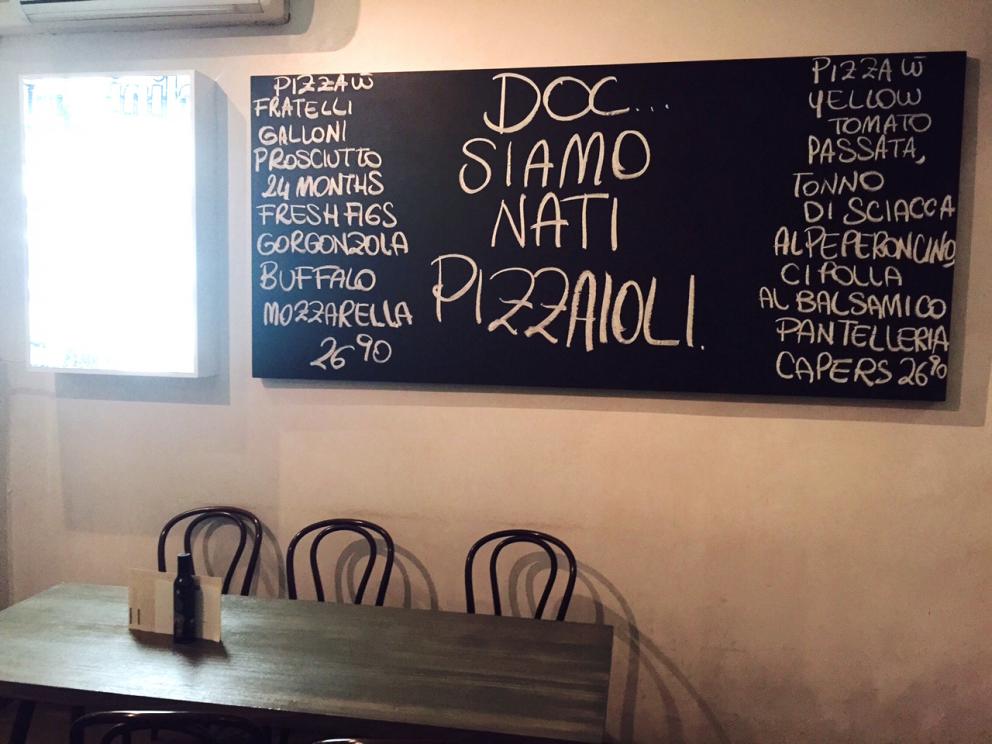 Galleria fotografica






Con l'aereo che sarebbe atterrato all'aeroporto di Melbourne alle 4.20 del mattino di martedì 4 aprile, ha fatto davvero piacere entrare della stanza 1729 del Langham Hotel lungo la South Bank del fiume Yarra e trovarvi della frutta fresca









Lo skyline notturno di Melbourne dalla camera al Langham. Il sole sarebbe sorto un paio d'ore dopo









Prima colazione con vista sul centro di Melbourne e il corso del fiume Yarra









Nicolas Chatenier, responsabile del panel francese nella giuria dei 50 Best, ha invitato stampa, cuochi e amici al Philippe Restaurant in pieno centro di Melbourne. «La Francia e i Fifty hanno avuto in passato relazioni torbulente che stiamo superando e così eccoci qui da uno chef che ha lavorato per anni e anni con Paul Bocuse». In effetti Philippe Mouchel è quanto di più lontano possiamo aspettarci oggi da una tavola contemporanea. Da un eccesso all'altro?









Clement Vachon e Yannick Alléno









Mauro Colagreco e Massimiliano Alajmo. Per la prima volta è toccato al fratello chef rappresentare le Calandre ai 50 Best. In passato, a Londra e a New York, era sempre andato Raffaele Alajmo









Dominique Crenn, argento vivo









Una tavola italiana è sempre allegra e calamita tutti, anche Yoshihiro Narisawa









La prima cena a Melbourne? Cafè Di Stasio, la buona Italia nel mondo









Rinaldo Di Stasio, per tutti Ronnie, produce vino nella Yarra Valley dal 1994. Le etichette le cura suo padre in maniera molto singolare: scrivendo l'originale a mano
















