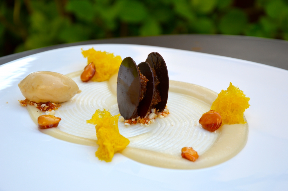 Galleria fotografica






Giorgio Damini, Damini & Affini, Arzignano (Vicenza)

La mia caesar salad - L'idea è sicuramente nata dopo le mie esperienze londinesi, quando ho scoperto come una salsa cambi completamante il gusto dell'insalata. Quindi ho cercato di esaltare tutti gli ingredienti dividendoli uno per uno, senza mescolare nulla, poi un pizzico di macelleria con la carne disidratata al posto del pollo e, dulcis in fundo, il pane di Eugenio Pol









Alessandro Dal Degan, La Tana, Asiago (Vicenza)

Crudo di anatra fiammeggiata, topinambur, foglie di faggio e sorbo dell'uccellatore - E' un piatto che per tonalita amaro-salate e per quelle dei colori è un simbolo della stagione fredda e della monocromia invernale. Un omaggio alla lentezza









Alessio Longhini, Stube Gourmet dell'hotel Europa, Asiago (Vicenza)

Riso carnaroli mantecato alla crema di topinambur, crudo di ricciola, caramello di birra stout, uova di salmone - Piatto che rispecchia le mie esperienze. Raccoglie gusti e consistenze diversi tra loro









Alfio Ghezzi, Locanda Margon, Trento

Non aglio e olio, non cacio e pepe, ma insolito Trentino - Spaghetti Monograno Felicetti, TrentoDoc Ferrari Perlé, Trentingrana e olio extravergine Garda Trentino Dop Uliva... Un piatto che nasce sulla suggestione di Bottura: «...ma siamo proprio sicuri che la tradizione sia rispettosa del territorio?». E che si sviluppa attraverso la tecnica dei due classici, aglio e olio e cacio e pepe, declinati però in chiave trentina









Giuliano Baldessari, Aqua Crua, Barbarano Vicentino (Vicenza)

Mungotto alle capesante, artemisia e argilla - Lo propongo perché offre un punto di vista diverso sul mondo del risotto. Il mungotto è il nome che ho dato al "risotto" fatto con i fagioli mung al posto del riso









Lionello Cera, Antica Osteria Cera, Campagna Lupia (Venezia)

Spaghettino freddo con cavolfiore, champagne rosé, scampo e ostrica - Un piatto che nasce dopo avere cotto il cavolfiore assieme ai gusci delle canocchie. Ho pensato di conferirgli acidità e ho fatto ridurre dello champagne con anice stellato. Poi scampo crudo battuto e un pezzo di ostrica per ricordare il mare in purezza









Nicola Dinato, Feva, Castelfranco Veneto (Treviso)

Risotto al broccolo di Bassano, cannocchie, mandarino, alici - "...with tangerine trees and broccoli skies..". Citiamo, modificandola, una frase del brano Lucy in the Skies with Diamonds, dei Beatles. Proponiamo l'italianità in un primo piatto invernale, che coglie spunti dal territorio limitrofo (il broccolo di Bassano del Grappa, le cannocchie della Laguna di Venezia), ma anche da altrove (i mandarini siciliani, la colatura di alici di Cetara). Il tutto unito da un grande riso, il Principato di Lucedio









Giuseppe D’Aquino, Oseleta, Cavaion Veronese (Verona)

Spaghetti al pomodoro del piennolo, burrata e scorza di limone – Un piatto che nella sua semplicità è diventato il must del ristorante Oseleta. Un piatto per il quale a detta di tanti vale la pena fare il viaggio









Riccardo Gaspari, El Brite de Larieto, Cortina d'Ampezzo (Belluno)

Spaghetto di montagna - Il profumo del bosco sfida la tradizione italiana in un semplice spaghetto aglio e olio






