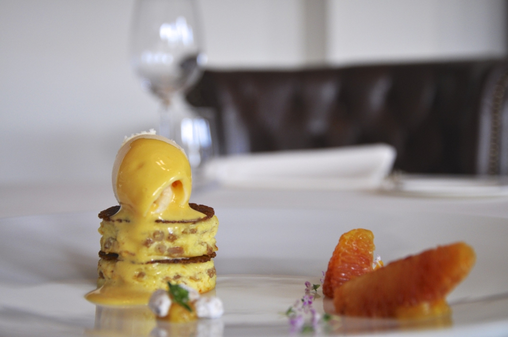 Galleria fotografica






Massimiliano Poggi, Al Cambio, Bologna

Uovo asparagi e parmigiano. Rappresenta la tradizione, non solo bolognese ma italiana. Chiaro che noi, con l'apparato di Altedo, abbiamo una fortuna che non tutte le regioni hanno: l'abbiamo in casa e di qualità assoluta! Riprendo la tradizione e trasformo le consistenze: a essere fritto non è più l'uovo ma la punta degli asparagi; il parmigiano non è più grattato ma viene reso cremoso con aggiunta di brodo di asparagi; aggiungo solo una parte di succo di asparagi crudi perché dà una notevole componente minerale amarognola. Un anticipo di primavera









Alessandro Panichi, Sotto l'Arco, Bologna

Canocchia, radicchio, bottarga e lampone. Dolce, amaro, acido e iodato (foto Bob Noto)









Isa Mazzocchi, La Palta, Borgonovo Valtidone (Piacenza)

Batarò con senape selvatica, pescegatto e pancetta. Una specie di pane schiacciato, con percentuale di polenta, ripieno di salumi piacentini (si serve soprattutto in val tidone). Piacenza in un batarò









Alberto Faccani, Magnolia, Cesenatico (Forlì-Cesena)

Triglia, amaretto, zafferano e limone. La dolcezza e la grassezza della triglia, la nota alcolica del liquore di mandorla, la profondità dello zafferano e l'aspro del limone. Un omaggio all'Italia e al Mediterraneo









Omar Casali, Marè, Cesenatico (Forlì-Cesena)

Bora Nera. Spaghettoni, inchiostro, quinto quarto di seppia, alghe e bergamotto. Materia prima, tecnica e tanto cuore per riportare nel piatto l'affascinante e profondo profumo iodato di una burrascosa giornata sul molo di Cesenatico









Fabrizio Mantovani, Fm con gusto, Faenza (Ravenna)

Patata ratta, lenticchie e caviale. E' una sintesi della mia cucina: una semplice patata con lenticchie, arricchita da un piccolo cucchiaio di caviale. Una crème fraîche allo zafferano e zest di lime. Estetica, istinto e semplicità ragionata









Massimiliano Mascia, San Domenico, Imola (Bologna)

Scampo, goletta e piselli. Amo i colori e i sapori della primavera e mi piace giocare con la contaminazione carne/pesce









Luca Marchini, L'Erba del Re, Modena

Risotto con ostriche, succo di porri, rucola e rabarbaro. E' il frutto della volontà di far coesistere la forza olfattiva del mare, proveniente dalle ostriche adagiate sulla superfice, con la pseudo-dolcezza di un risotto cremoso, la cui cottura viene fatta con un succo di porri grigliati e brasati. Giocano un ruolo di equilibrio la freschezza e asprezza del rabarbaro e il lieve amaro della rucola selvatica









Massimo Bottura, Osteria Francescana, Modena

Sometimes maillard, sometimes partrige... even bollito in civèt sauce. Ovvero, "A volte germano reale, a volte pernice... persino il bollito in salsa civet"









Irina Steccanella e Beppe Palmieri, Panino, Modena

Tortellini SuperPanna. Comprare una grande materia prima per fare un grande tortellino, e restiuire valore e qualità a un piatto della cucina domestica degenerato col tempo









Gianluca Gorini, Le Giare, Montiano (Forlì-Cesena)

Cetriolo, liquore Varnelli e uova di pesce affumicate. Note vegetali che incontrano quelle marine e affumicate per un interpretazione a 360 gradi del cetriolo, dal germoglio al fiore









Riccardo Agostini, Il Piastrino, Pennabilli (Rimini)

Animella d’agnello, latte ed estratto d’alloro. L'idea è quella di proporre un'animella inconsueta, d'agnello, senza nascondere le sue caratteristiche gustative come da tradizione ma esaltandole con il concentrato di latte di pecora per rafforzarne il gust. Vista la componente grassa, ho utilizzato l'alloro per il suo gusto amaro e la sua rinfrescante balsamicità









Terry Giacomello, Inkiostro, Parma

La pasta a modo nostro. Tagliolini tiepidi al bianco d'uovo con crema di parmigiano 36 mesi, rosso d'uovo sbattuto, caviale di tartufo e foglie di timo. E' un albume d'uovo cotto a vapore, steso come la pasta tradizionale, tagliato a mano a tagliolino, contornato da una crema di parmigiano, macchiata con un rosso d'uovo sbattuto e guarnito con foglie di timo e caviale di tartufo









Marco Parizzi, Parizzi, Parma

Consommé di buccia di patate, cipolla bruciata e ostriche con anolini di salmone. Il contrasto tra ingredienti di scarto e ingredienti pregiati, l'apparenza rassicurante di un piatto tipico con gusti completamente stravolti









Carla Aradelli, Riva, Ponte Dell'Olio (Piacenza)

Polpo, radicchio tardivo, crochetta di patate e majonese di rape rosse. Un piatto di semplicità ricercata: polpo e patate (la tradizione) e prodotti di stagione (radicchio tardivo e rapa rossa) creano un gioco di colori, radici e consistenze









Rino Duca, Il Grano di Pepe, Ravarino (Bologna)

Riso alla mandorla, gambero rosso e capperi. In Sicilia storicamente si cucinavano risi e non risotti. Nel mio piatto s'incontrano l'eleganza della mandorla, la sapidità del cappero e la profondità del gambero crudo









Matteo Salbaroli, Osteria L'Acciuga, Ravenna

Polpo arrostito, crema di topinambur e nocciole tostate. L'ho proposto al cenone e ha avuto così successo che lo riproponiamo anche l'inverno. Non solo polipo e patate









Gianni e Fulvia D'Amato, Caffè Arti e Mestieri, Reggiolo (Reggio Emilia)

Il viola della lingua. Lingua salmistrata cotta, spuma di patata viola, cavolo viola in agrodolce, polvere di lamponi disidratati









Gianpaolo Raschi, Guido, Rimini

Pancotto di pesce. Sono le mie origini marinaro-contadine, una lunga tradizione che si fonda sul concetto di recupero. Un tempo della memoria al quale sono profondamente legato e che ripercorro di continuo a bordo della mia Delorean (foto Giorgio Salvatori)









Franco Cimini, Antica Osteria del Mirasole, San Giovanni in Persiceto (Bologna)

Tagliatelle all'antico ragù di cortile. Un'antica ricetta delle campagne bolognesi che prevede l'utilizzo delle parti meno nobili degli animali da cortile (rigaglie), tra le quali creste, durelli, fegatini e ovine embrionali. Si contraddistingue per le diverse consistenze del ragù









Aurora Mazzucchelli, Marconi, Sasso Marconi (Bologna)

Il germano incontra un'acciuga. Il racconto del viaggio della migrazione germano. Lo scontro del mare con la terra e l'incontro del sapido col selvatico









Piergiorgio Parini, Povero Diavolo, Torriana (Parma)

Brasato di narce (anagramma di "carne", anche detto "l'animale che non c'è"). Il piatto rievoca alla vista e al palato l'opulenza e corposità di un brasato pur essendo composto di soli elementi vegetali: la base è un kiwi, glassato con ristretto di verdure, salse fermentate e vino rosso, spolverato con erbe balsamiche (foto Passione Gourmet)









Alberto Degl'Innocenti, Tirabusciò, Bibbiena (Arezzo)

Gnocchetti di pane verna allo scalogno, salsa di ribollita, cubetti di pane croccante al cavolo nero e cialda di Parmigiano. Un classico toscano a modo mio









Fabrizio Girasoli, Butterfly, Capannori (Lucca)

Evoluzione del gambero rosso. Da marinato a fritto, passando per padella e vapore con coincidenze di frutta e verdure, nella nebbia del  mattino. Mi piace mettere in gioco tutti i sensi del commensale, dalle consistenze cotture e sapori diversi per il palato, all'aroma diffuso per l'olfatto. La parte fritta che può essere mangiata con le mani e lo scorrere della tisana versata al momento  che coinvolge vista e udito









Andrea Mattei, Meo Modo a Borgo San Pietro, Chiusdino (Siena)

Fegatini di pollo affumicati, anguilla e ortica. La tradizione dell'entroterra toscano incontra il mare









Gaetano Trovato, Arnolfo, Colle Val D'Elsa (Siena)
Piccione: petto, coscia farcita con il suo fegato, castagne e spezie. Il piatto del cuore che evolve continuamente, dall’inizio negli anni Ottanta, quando si preparava lardellato ripieno di funghi e servito con le cipolle caramellate, fino ad oggi, in veste rinnovata con abbinamenti di stagione in stagione per esaltare il gusto









Peter Brunel, Borgo San Jacopo, Firenze

Il mio orto toscano (che passa in vaso l'inverno). La mia interpretazione gioca su: 1. vaso fiori e germogli eduli; 2. cramble di tartufo e pre.ona di tartufo ghiacciato; 3. terra di olive e cioccolato con spugna di nocciole, asparagi liofilizzati; 4. spuma di yogurt e rafano con ortaggi semi disidratati. Nel piatto: patata pietrificata con maionesi al carbone e levistico. E' il mio ricordo che va agli ortaggi, che verso la fine dell'autunno nell'orto perdono idratazione, da lì l'idea di inserirli in vaso per conservarli... in fase calante









Annie Féolde, Riccardo Monco, Alessandro Della Tommasina. Enoteca Pinchiorri, Firenze

Pici di pane con vongole veraci, crema di burrata e erba cipollina. L’aspetto interessante di questa ricetta è l’impasto dei pici: utlizziamo una pasta di pane integrale con lievitazione naturale e con la madre (la pasta ha dunque un'acidità leggera e molto saporita). Porta la pasta a una nuova dimensione sensoriale al palato. Il tutto contenuto all’interno della pasta e non fuori sotto forma di salsa









Enrico Panero, Da Vinci a Eataly, Firenze

Risotto al latte e acciughe, animelle al marsala e polveri di cipolla e limone. E' un primo piatto che riprende le mie origini piemontesi: fa parte anche del menu degustazione "Un piemontese in Toscana" a ricordare la tradizione di cuocere il riso nel latte come base per dolci o come pasto povero serale: Il riso si presenta con la dolcezza del latte che si concentra durante la cottura compensata dalla sapidità delle acciughe. A completare animelle sfumate al Marsala secco, l'acidità della polvere di limone e la polvere di cipolla a riprendere il classico fondo usato per risotti ma che mantiene tutta la sua freschezza. Un piatto ricco, che unisce consuetudini piemontesi per il riso e toscane per l'utilizzo di frattaglie









Simone Cipriani, già chef del Santo Graal, Firenze

Lasagna 2D. Due tele sottilissime di pomodoro disidratato con all’interno uno strato di pasta all’uovo, salsa mornay e ragù. Fuori sono leggermente bruciate con il cannello e gratinate con parmigiano. Due millimetri in cui si trova tutta l’Italia, concentrata e bidimensionale. Può essere presentata sia in orizzontale che in verticale, ad esempio messa al muro come se fosse un quadro, staccata e presentata a tavola









Vito Mollica, Il Palagio del Four Seasons, Firenze

Sedano carota cipolla farciti con parfait di fagiano salsa di mandorle e aglio dolce. Sono gli ingredienti a, b e c ‎della nostra cucina ma mai protagonisti in un piatto. Durante la preparazione di un consommé di fagiano, ho pensato con i ragazzi che sarebbe stato un reato buttare via in quanto era gustosissimo. L'abbiamo farcito creando un‎ piatto di recupero di una piacevole complessità gustativa









Marco Stabile, Ora d'Aria, Firenze

Se un meteorite cadesse in Toscana: visione universale della bruschetta. (e la giusta continuazione sarebbe: "raccoglierebbe tantissimi sapori incredibili"). Si tratta di un modo particolare (con visione dall'universo) di interpretare la bruschetta toscana, con fagioli, cavolo nero e olio toscano. Questo perché si parla molto di universo, di visitare altri pianeti, di catastrofi con arrivo di asteroidi, meteoriti, o addirittura di pianeti occulti con rotta di impatto verso la terra... Questo piatto è in tema ma smorza decisamente le preoccupazioni.









Cristoforo Trapani, Magnolia dell'hotel Byron, Forte dei Marmi (Lucca)

Carciofo arrostito. E' un simbolo di festa in tutte le case campane ma, soprattutto, è fatto dai venditori abusivi per strada. Il fumo che va su, il profumo delle bucce dei carciofi che bruciano sui carboni... È così che ho voluto riprodurre un pezzo di storia in chiave moderna









Igles Corelli, Atman, Lamporecchio (Pistoia)

Il Maiale va al mare. Il maiale dei mille abbinamenti in questo caso si sposa alla perfezione col calamaro









Cristiano Tomei, L'Imbuto, Lucca

Il Tutto e il Niente. Ovvero: Cialda di grano arso sotto seppia, il suo nero e cervella fritte. E' la sintesi di un panino gourmet. Grande concetto e grande sapore (foto di Lido Vannucchi)









Damiano Donati, Punto Officina del Gusto, Lucca

Tagliolino verde di mare vegetale. E' un tagliolino di semola di grano duro, impastato con alghe secche, servito all'olio. Proprio così, semplice per consentirgli di esprimere tutto lo iodio delle alghe









Valeria Piccini, Da Caino, Montemerano (Grosseto)

Maremma: il cinghiale e il territorio. E' nato dalla voglia di portare nel piatto i profumi che possiamo sentire nel corso di una passeggiata nel bosco del tardo autunno/inverno. Viene utilizzata la pancia del cinghiale, accompagnata da cicorie spontanee, radici, funghi, lumache e corbezzoli, la salsa e la bevanda calda di accompagnamento. Sprigionano profumi incredibili di ghiande tostate, castagne arrostite, mele selvatiche, funghi e mirtilli









Dario Cecchini, Solociccia, Panzano in Chianti (Siena)

To beef or not to beef. Panino con la bistecca e salsa di bistecca. Sarà il panino di punta del mio nuovo progetto, Cecchini Panini, un fastfood di ciccia a Panzano in Chianti, cioè a casa mia. Più carnivoro di così...









Deborah Corsi, La Perla del Mare, San Vincenzo (Livorno)

L'aia, la macchia e il mare. Un piatto in cui si fondono i profumi del mio territorio: la terra che incontra il mare









Nicola Damiani, Osteria di Passignano, Tavarnelle val di Pesa (Firenze)

Budino di ortica con fondente di parmigiano, uovo croccante e gocce di acqua di pomodoro. E' la rivisitazione dell'uovo all'occhio di bue con erbette di campo e parmigiano









Paolo Trippini, Trippini, Baschi (Terni)

Uovo morbido, carote, nocciole e tartufo. Un classico della tradizione umbra arricchito dalla dolcezza della carota e la fragranza delle nocciole









Giancarlo Polito, La Locanda del Capitano, Montone (Perugia)

Crema di asparagi, uovo poche al tartufo e bottarga di muggine. L'Umbria con il sole del Sud






