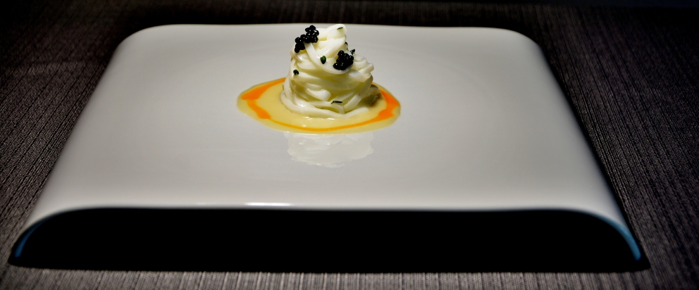 Galleria fotografica






Massimiliano Poggi, Al Cambio, Bologna

Uovo asparagi e parmigiano. Rappresenta la tradizione, non solo bolognese ma italiana. Chiaro che noi, con l'apparato di Altedo, abbiamo una fortuna che non tutte le regioni hanno: l'abbiamo in casa e di qualità assoluta! Riprendo la tradizione e trasformo le consistenze: a essere fritto non è più l'uovo ma la punta degli asparagi; il parmigiano non è più grattato ma viene reso cremoso con aggiunta di brodo di asparagi; aggiungo solo una parte di succo di asparagi crudi perché dà una notevole componente minerale amarognola. Un anticipo di primavera









Alessandro Panichi, Sotto l'Arco, Bologna

Canocchia, radicchio, bottarga e lampone. Dolce, amaro, acido e iodato (foto Bob Noto)









Isa Mazzocchi, La Palta, Borgonovo Valtidone (Piacenza)

Batarò con senape selvatica, pescegatto e pancetta. Una specie di pane schiacciato, con percentuale di polenta, ripieno di salumi piacentini (si serve soprattutto in val tidone). Piacenza in un batarò









Alberto Faccani, Magnolia, Cesenatico (Forlì-Cesena)

Triglia, amaretto, zafferano e limone. La dolcezza e la grassezza della triglia, la nota alcolica del liquore di mandorla, la profondità dello zafferano e l'aspro del limone. Un omaggio all'Italia e al Mediterraneo









Omar Casali, Marè, Cesenatico (Forlì-Cesena)

Bora Nera. Spaghettoni, inchiostro, quinto quarto di seppia, alghe e bergamotto. Materia prima, tecnica e tanto cuore per riportare nel piatto l'affascinante e profondo profumo iodato di una burrascosa giornata sul molo di Cesenatico









Fabrizio Mantovani, Fm con gusto, Faenza (Ravenna)

Patata ratta, lenticchie e caviale. E' una sintesi della mia cucina: una semplice patata con lenticchie, arricchita da un piccolo cucchiaio di caviale. Una crème fraîche allo zafferano e zest di lime. Estetica, istinto e semplicità ragionata









Massimiliano Mascia, San Domenico, Imola (Bologna)

Scampo, goletta e piselli. Amo i colori e i sapori della primavera e mi piace giocare con la contaminazione carne/pesce









Luca Marchini, L'Erba del Re, Modena

Risotto con ostriche, succo di porri, rucola e rabarbaro. E' il frutto della volontà di far coesistere la forza olfattiva del mare, proveniente dalle ostriche adagiate sulla superfice, con la pseudo-dolcezza di un risotto cremoso, la cui cottura viene fatta con un succo di porri grigliati e brasati. Giocano un ruolo di equilibrio la freschezza e asprezza del rabarbaro e il lieve amaro della rucola selvatica









Massimo Bottura, Osteria Francescana, Modena

Sometimes maillard, sometimes partrige... even bollito in civèt sauce. Ovvero, "A volte germano reale, a volte pernice... persino il bollito in salsa civet"









Irina Steccanella e Beppe Palmieri, Panino, Modena

Tortellini SuperPanna. Comprare una grande materia prima per fare un grande tortellino, e restiuire valore e qualità a un piatto della cucina domestica degenerato col tempo









Gianluca Gorini, Le Giare, Montiano (Forlì-Cesena)

Cetriolo, liquore Varnelli e uova di pesce affumicate. Note vegetali che incontrano quelle marine e affumicate per un interpretazione a 360 gradi del cetriolo, dal germoglio al fiore









Riccardo Agostini, Il Piastrino, Pennabilli (Rimini)

Animella d’agnello, latte ed estratto d’alloro. L'idea è quella di proporre un'animella inconsueta, d'agnello, senza nascondere le sue caratteristiche gustative come da tradizione ma esaltandole con il concentrato di latte di pecora per rafforzarne il gust. Vista la componente grassa, ho utilizzato l'alloro per il suo gusto amaro e la sua rinfrescante balsamicità






