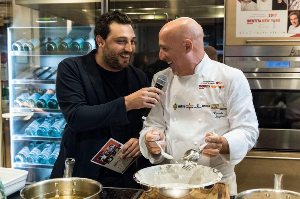 Photogallery






350 guests, divided into six shifts














Virgilio Martinez with assistant Lorenzo Dal Bo






