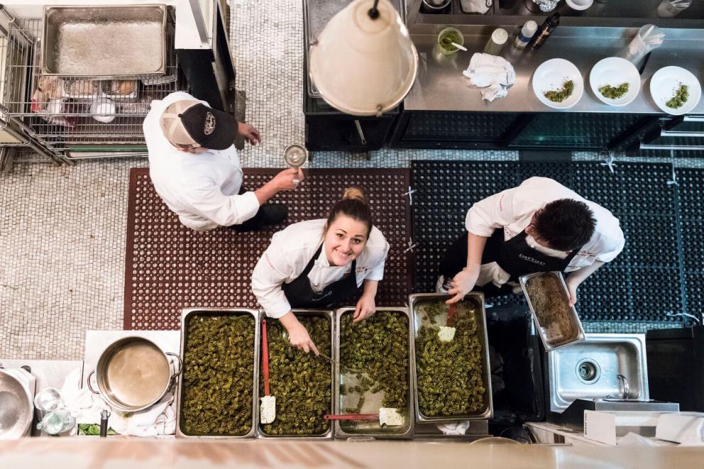 Photogallery






350 guests, divided into six shifts






