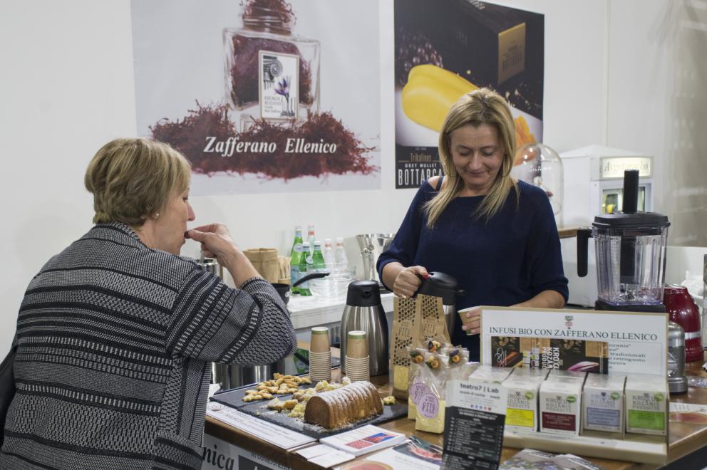 Galleria fotografica






Acetaia Giusti - Il Gran Deposito Aceto Balsamico di Giuseppe Giusti, la più antica azienda produttrice di Aceto Balsamico di Modena fondata nel 1605, ha portato al congresso l’intera Collezione Storica Giusti, una selezione di pregiati aceti balsamici invecchiati fino a 100 anni, assieme a un panettone all’aceto balsamico creato per Acetaia Giusti dall’Antica Pasticceria Muzzi. «Il nostro aceto è sempre in viaggio – ci ha raccontato Claudio Giusti – E' molto interessante vedere come viene utilizzato nelle cucine fusion di tutto il mondo, in Giappone, in Korea e nelle cucine americane e sudamericane». A Identità Golose il Banda Rossa, un aceto balsamico che invecchia in antiche botticelle risalenti al 1600, è stato in assoluto il preferito dagli chef









Agrimontana - Con Agrimontana abbiamo fatto un viaggio tra estetica, ragione e sentimento grazie a diversi appuntamenti con il pastry consultant Emmanuele Forcone che ci ha fatto scoprire forme e strutture in pasticceria; Andrea Tortora, pastry chef, che ha fatto la colomba, preparato la colazione e reinterpretato il pandoro; Diego Crosara, pastry consultant, che ha preparato un Gelato e cioccolato tra dolce e salato; e lo chef Marco Perez che ci ha mostrato un “cibo da favola” in un gioco di molteplici sapori dal gusto unico. Protagonisti i frutti della natura: zenzero candito, amarena chiara, albicocche, pere e olive siciliane candite









Alaska Seafood Marketing Institute (ASMI) - Presenti allo stand di Alaska Seafood i pesci che rappresentano l'eccellenza del gusto, il trionfo della naturalità e, soprattutto, della qualità. Abbiamo scoperto la raffinatezza dei prodotti ittici dell'Alaska: salmone selvaggio, black cod, granchio reale e ikura. Alessio Taffarello, chef di Lile in cucina, ha preparato deliziosi finger food con alcune di queste prelibatezze. Un viaggio meraviglioso dove l'alta qualità della materia prima e la libertà creativa dello chef hanno creato un'esperienza gustativa indimenticabile









Ambasciatori del Gusto - Presenti al congresso anche gli Ambasciatori del Gusto: cuochi, ristoratori, pizzaioli, sommelier, persone di sala, pasticcieri e gelatieri che attraverso il proprio mestiere si sono distinti nella valorizzazione del patrimonio agroalimentare ed enogastronomico italiano. L’associazione Ambasciatori del Gusto è una realtà senza scopo di lucro, espressione dell’eccellenza della ristorazione e della pasticceria italiana









Angelo dello chef - Angelo e Roberta Castellani hanno presentato tutto ciò che può essere utile per uno chef e ristoratore: arredo tavola, forniture complete per cucine professionali, pregiate porcellane, tutto per il finger food, macchinari, specialità alimentari e articoli per la pasticceria









Antica Corte Pallavicina - Come ogni anno i fratelli Spigaroli ci hanno proposto un viaggio di gusto tra i migliori salumi della Bassa Parmense. In primis il mitico culatello di Zibello che ora come 500 anni fa viene prodotto naturalmente, senza conservanti e affinato nelle cantine dell’Antica Corte Pallavicina. La proposta di salumi ha visto inoltre protagonisti il salame gentile, la mariola, il lardo di maiale nero e il “fioccaccio”, assieme a un culatello di Suino Nero di Parma 36 mesi abbinato a un metodo classico della cantina Berlucchi









Artmenu Factory - Con Artmenu Factory abbiamo intrapreso un viaggio all’insegna della qualità e del made in Italy: portamenu e carte dei vini nei materiali più svariati, dall’ecopelle stile canvas all’ecopelle imitazione legno. Lontana da qualsiasi criterio di standardizzazione, l’azienda lavora rigorosamente a mano le proprie realizzazioni coniugando sempre eleganza e funzionalità









Associazione Le Soste - L’associazione Le Soste riunisce ottantacinque tra i migliori ristoranti di cucina italiana nel nostro Paese e nel Mondo. L’idea originaria prese forma nel 1982 durante una cena tra ristoratori amici: alcuni tra i maggiori chef italiani stabilirono di incontrarsi periodicamente per condividere spunti e progetti sull’enogastronomia italiana d’eccellenza e rendere noti ai propri clienti i ristoranti che perseguivano quotidianamente gli ideali di cultura gastronomica, convivialità, accoglienza, cortesia e raffinatezza. Il modello di riferimento furono dal principio le grandi associazioni francesi come Traditions et Qualité e Relais Gourmands. Da allora tanti anni sono passati, ma lo spirito di amicizia tra i diversi soci, nonché il percorso comune teso all’alta qualità, animano ancora oggi i membri Le Soste









Azienda agricola San Pietro a Pettine - L’azienda agricola San Pietro a Pettine è stata presente a Identità Milano 2017 per rappresentare l’Umbria e per raccontare l’eccellenza di un territorio che sta vivendo un momento difficile. Allo stand si sono alternate degustazioni di specialità gastronomiche al tartufo, tra cui il succo di tartufo nero pregiato, ultimo nato in azienda, che ha fatto il suo debutto al congresso









Azienda agricola Valier - Daniele Valier è stato il primo a credere nella valorizzazione della noce verde e ora la sua azienda agricola Valier è la prima e unica a livello nazionale a lavorarla e valorizzarla in ogni sua stagionalità. Allo stand dell’azienda abbiamo conosciuto l’intera linea di prodotti Noce Verde e Noce Secca: farina e pasta di noci, noci sgusciate e olio di noce estratto a freddo dalla spremitura della noce Lara prima qualità









Berlucchi - Berlucchi ha accolto gli ospiti nella sua lounge all black dove, oltre all’assaggio di ’61 Brut, Satèn e Rosè, si sono tenute degustazioni di audaci abbinamenti di salmone Upstream, culatello da maiale nero affinato 36 mesi dell’Antica Corte Pallavicina, con ’61 Nature 2009, Franciacorta non dosato, affinato 5 anni sui lieviti. Cristina Bowerman di Glass Hostaria ha deliziato il pubblico con tre finger in un originale “elogio della purezza”









Bonaventura Maschio - Prime Uve, il prodotto simbolo di Bonaventura Maschio, ha ispirato i cocktail dei bartender in abbinamento alle creazioni di grandi chef. Marco Russo e Wicky Priyan, Flavio Angiolillo e Moreno Cedroni, Mattia Pastori e Marcello Trentini sono stati i protagonisti di “Alambicchi, sorsi e assaggi”, le degustazioni ispirate all’uso versatile di Prime Uve che Bonaventura Maschio ha proposto ogni giorno presso lo stand. Per Prime Uve sono stati anche studiati dei cocktails da Noi di Sala, in particolare da Marco Civitelli e Abdel El Attaoui di Ceresio 7. «Abbiamo raccontato il tema del viaggio con i nostri prodotti e la loro diversità d’origine: alcuni, come la grappa, sono tradizionalmente italiani, altri sono dei gin che parlano un’altra lingua ma noi li abbiamo reinterpretati in chiave tricolore – ci hanno spiegato Anna e Andrea Maschio - I nostri prodotti per la mixology hanno fatto un viaggio che parte dal Messico, dai Caraibi, dall’Inghilterra, dall’Irlanda, per arrivare fino a noi»









Carozzi Formaggi - Shottini di taleggio, limone e Martini, muffin al cioccolato e olive taggiasche accompagnati da primosale, gazpacho e formaggio di capra: Carozzi Formaggi quest’anno ha voluto proprio stupire il pubblico di Identità Golose che ha potuto vivere un viaggio nel mondo del formaggio più raffinato e gustoso. Durante la kermesse, ad accompagnare l’azienda valsassinese c’era lo chef Marco Rossi che con il suo estro ha saputo conquistare i presenti declinando il formaggio in una serie di finger food ricercati. La collaborazione tra Carozzi e lo chef del ristorante Al Rustico di Lambrugo è sfociata nella creazione del libro “Dal mare alla montagna, e ritorno”: uno scrigno composto da una serie di ricette volte a presentare i formaggi Top Level Carozzi sotto diversi punti di vista. I formaggi Carozzi hanno chiuso la tre giorni da protagonisti all’evento Identità di Champagne organizzato da Ruinart









Coltelleria Silvano Collini - Per la prima volta al congresso la Coltelleria Collini ha presentato Ibrà, una nuova linea artigianale e semi-artigianale di coltelleria da chef firmata Silvano Collini. «L’insolita forma a “B” di questi coltelli è un omaggio a Bra, la mia città» ci ha spiegato Silvano Collini, che nei tre giorni di congresso ci ha offerto degustazioni di vini e assaggi di prodotti tipici del territorio delle Langhe e Roero, elaborati e presentati dallo chef Luca Dall'Aglio









Comune di Arenzano – Villa Figoli - La Villa Figoli Des Geneys è la sede per la nuova Accademia di Alta Formazione per l'Hótellerie di Bordo. È la prima scuola in Italia dedicata esclusivamente alla formazione di professionisti dell'hótellerie che lavoreranno sulle navi passeggeri: cuochi, pasticceri, panettieri, animatori, addetti al servizio clienti e altre figure legate all'accoglienza e all'intrattenimento di bordo. L’iniziativa nasce dalla collaborazione tra Regione Liguria, Comune di Arenzano e Fondazione ITS Accademia Italiana Marina Mercantile, che gestisce la scuola con l’obiettivo di promuovere l’eccellenza italiana nel comparto dell’ospitalità di bordo









Consorzio Prugne della California - Il Consorzio delle Prugne della California, realtà che raggruppa 900 coltivatori di susine e 29 confezionatori di prugne che da oltre 150 anni si dedicano alla coltivazione e alla raccolta di questo superalimento di pregio, ci ha fatto scoprire i suoi prodotti con degustazioni giornaliere di prugne, concentrati e puree assieme a brioche e biscotti preparati dallo chef Andrea Valentinetti. Ricche di sostanze nutrienti e considerate estremamente benefiche per la salute e il benessere, le prugne rappresentano il prodotto per eccellenza da tenere anche in cucina. Per questa ragione, sia i cuochi professionisti che quelli meno esperti amano includere le prugne nelle loro creazioni culinarie per sostituire un po’ del burro, dell’olio o dello zucchero nella ricetta









Consorzio tutela Arancia Rossa Igp - Il Consorzio Tutela Arancia Rossa di Sicilia Igp ha proposto una serie di degustazioni dedicate all’arancia rossa, prodotta esclusivamente in Sicilia (a Catania, Enna e Siracusa) grazie alle forti escursioni termiche. Il Consorzio, che conta oggi oltre 600 soci fra produttori e confezionatori per 6.500 ettari di coltivazione certificata, ha l’obiettivo di tutelare, promuovere e valorizzare Tarocco, Moro e Sanguinello che, con le varie cultivar, sono le varietà di arancia rossa previste dal disciplinare di produzione









Contadi Castaldi - Contadi Castaldi ha presentato la sua filosofia aziendale e prodotti di alto livello per quella che l’azienda stessa definisce “una nuova generazione di Franciacorta”: il Soul Satèn, una riserva franciacortina, 100% Chardonnay, affinata 72 mesi sui lieviti per un gusto scattante, fresco e piacevole









Coppini Arte Olearia - L’olio extravergine T.o.p. di Coppini Arte Olearia è stato l’olio ufficiale di Identità Milano 2017, utilizzato per le preparazioni di tutti gli chef durante i tre giorni di congresso. T.o.p. - Tracciabilità Origine Prodotto è un’iniziativa che racchiude e rappresenta l’anima più profonda della Coppini Arte Alearia. Il nucleo del progetto è stato concepito nei primi anni ’80 e ora è un sigillo che contiene l’anima, la filosofia e la storia step by step dell’azienda, dai primi passi fino a oggi. I prodotti di Coppini sono stati esaltati da degustazioni con abbinamenti innovati di Stefano Guizzetti, Terry Giacomello del ristorante stellato Inkiostro e Alfonso Vitelli del ristorante Areadocks









Dissapore-Ifood - Dalla rete al congresso più importante d’Italia: iFood.it e Dissapore.com a Identità Golose 2017 sono stati presenti con più di 20 iFood Social Reporter per raccontare live attraverso i social gli istanti più significativi del congresso, assieme a interviste con gli ospiti e i protagonisti dell’evento al Dissapore Café. «Sono passati cinque anni da quando venni per la prima volta al congresso come blogger, esserci oggi con questo spazio è una grandissima soddisfazione» ci ha raccontato Vatinee Suvimol, responsabile iFood









Divine Creazioni Surgital - Allo stand di Divine Creazioni si sono alternate preparazioni e degustazioni di panciotti con finferli e fontina e spaghetti cacio e pepe della linea Divine Creazioni, assieme alle due ricette realizzate dallo chef stellato Paolo Gramaglia. Novità presentata al congresso i mammoli, delicati e morbidi gnocchi di patata viola della miglior specie: le vitelotte









East Lombardy - Lo stand di East Lombardy ha scandito i tre giorni di congresso a ritmo di colazioni, pranzi e aperitivi preparati dagli chef e dalle aziende protagoniste del grande progetto che vede la Lombardia Orientale Regione Gastronomica Europea 2017. Alla Scuola di Identità Golose, inoltre, è stato ospitato l’evento di lancio di East Lombardy con brindisi a cura del Franciacorta e cooking show con degustazione di Petronilla e Paolo Frosio del Frosio di Almè, Riccardo Camanini del Lido 84 di Gardone Riviera, Sergio Carboni del ristorante Locanda degli Artisti a Cappella De' Picenardi e Vera Caffini dell'Aquila Nigra di Mantova






