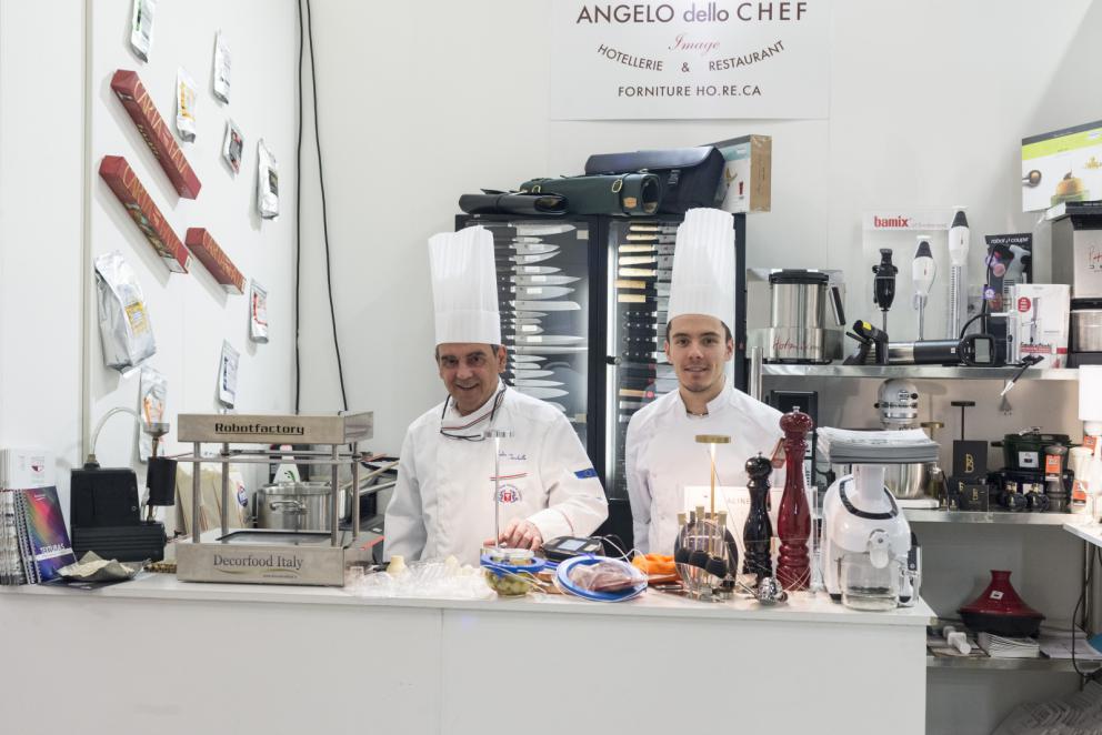 Galleria fotografica






Acetaia Giusti - Il Gran Deposito Aceto Balsamico di Giuseppe Giusti, la più antica azienda produttrice di Aceto Balsamico di Modena fondata nel 1605, ha portato al congresso l’intera Collezione Storica Giusti, una selezione di pregiati aceti balsamici invecchiati fino a 100 anni, assieme a un panettone all’aceto balsamico creato per Acetaia Giusti dall’Antica Pasticceria Muzzi. «Il nostro aceto è sempre in viaggio – ci ha raccontato Claudio Giusti – E' molto interessante vedere come viene utilizzato nelle cucine fusion di tutto il mondo, in Giappone, in Korea e nelle cucine americane e sudamericane». A Identità Golose il Banda Rossa, un aceto balsamico che invecchia in antiche botticelle risalenti al 1600, è stato in assoluto il preferito dagli chef









Agrimontana - Con Agrimontana abbiamo fatto un viaggio tra estetica, ragione e sentimento grazie a diversi appuntamenti con il pastry consultant Emmanuele Forcone che ci ha fatto scoprire forme e strutture in pasticceria; Andrea Tortora, pastry chef, che ha fatto la colomba, preparato la colazione e reinterpretato il pandoro; Diego Crosara, pastry consultant, che ha preparato un Gelato e cioccolato tra dolce e salato; e lo chef Marco Perez che ci ha mostrato un “cibo da favola” in un gioco di molteplici sapori dal gusto unico. Protagonisti i frutti della natura: zenzero candito, amarena chiara, albicocche, pere e olive siciliane candite









Alaska Seafood Marketing Institute (ASMI) - Presenti allo stand di Alaska Seafood i pesci che rappresentano l'eccellenza del gusto, il trionfo della naturalità e, soprattutto, della qualità. Abbiamo scoperto la raffinatezza dei prodotti ittici dell'Alaska: salmone selvaggio, black cod, granchio reale e ikura. Alessio Taffarello, chef di Lile in cucina, ha preparato deliziosi finger food con alcune di queste prelibatezze. Un viaggio meraviglioso dove l'alta qualità della materia prima e la libertà creativa dello chef hanno creato un'esperienza gustativa indimenticabile









Ambasciatori del Gusto - Presenti al congresso anche gli Ambasciatori del Gusto: cuochi, ristoratori, pizzaioli, sommelier, persone di sala, pasticcieri e gelatieri che attraverso il proprio mestiere si sono distinti nella valorizzazione del patrimonio agroalimentare ed enogastronomico italiano. L’associazione Ambasciatori del Gusto è una realtà senza scopo di lucro, espressione dell’eccellenza della ristorazione e della pasticceria italiana






