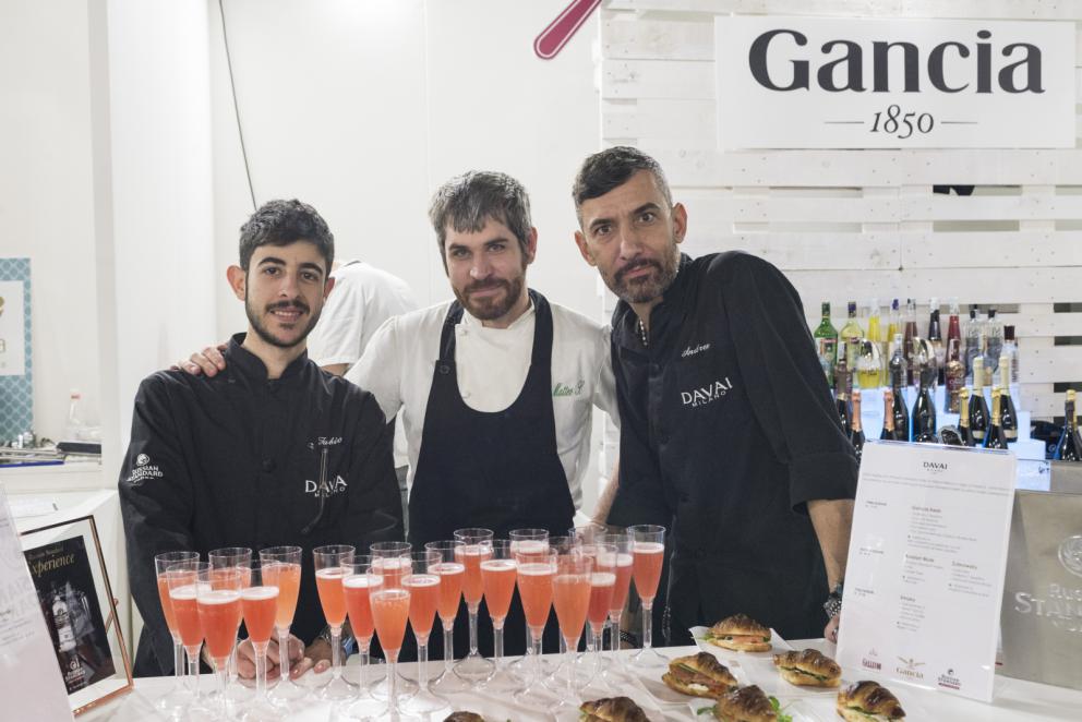 Galleria fotografica






Acetaia Giusti - Il Gran Deposito Aceto Balsamico di Giuseppe Giusti, la più antica azienda produttrice di Aceto Balsamico di Modena fondata nel 1605, ha portato al congresso l’intera Collezione Storica Giusti, una selezione di pregiati aceti balsamici invecchiati fino a 100 anni, assieme a un panettone all’aceto balsamico creato per Acetaia Giusti dall’Antica Pasticceria Muzzi. «Il nostro aceto è sempre in viaggio – ci ha raccontato Claudio Giusti – E' molto interessante vedere come viene utilizzato nelle cucine fusion di tutto il mondo, in Giappone, in Korea e nelle cucine americane e sudamericane». A Identità Golose il Banda Rossa, un aceto balsamico che invecchia in antiche botticelle risalenti al 1600, è stato in assoluto il preferito dagli chef









Agrimontana - Con Agrimontana abbiamo fatto un viaggio tra estetica, ragione e sentimento grazie a diversi appuntamenti con il pastry consultant Emmanuele Forcone che ci ha fatto scoprire forme e strutture in pasticceria; Andrea Tortora, pastry chef, che ha fatto la colomba, preparato la colazione e reinterpretato il pandoro; Diego Crosara, pastry consultant, che ha preparato un Gelato e cioccolato tra dolce e salato; e lo chef Marco Perez che ci ha mostrato un “cibo da favola” in un gioco di molteplici sapori dal gusto unico. Protagonisti i frutti della natura: zenzero candito, amarena chiara, albicocche, pere e olive siciliane candite









Alaska Seafood Marketing Institute (ASMI) - Presenti allo stand di Alaska Seafood i pesci che rappresentano l'eccellenza del gusto, il trionfo della naturalità e, soprattutto, della qualità. Abbiamo scoperto la raffinatezza dei prodotti ittici dell'Alaska: salmone selvaggio, black cod, granchio reale e ikura. Alessio Taffarello, chef di Lile in cucina, ha preparato deliziosi finger food con alcune di queste prelibatezze. Un viaggio meraviglioso dove l'alta qualità della materia prima e la libertà creativa dello chef hanno creato un'esperienza gustativa indimenticabile









Ambasciatori del Gusto - Presenti al congresso anche gli Ambasciatori del Gusto: cuochi, ristoratori, pizzaioli, sommelier, persone di sala, pasticcieri e gelatieri che attraverso il proprio mestiere si sono distinti nella valorizzazione del patrimonio agroalimentare ed enogastronomico italiano. L’associazione Ambasciatori del Gusto è una realtà senza scopo di lucro, espressione dell’eccellenza della ristorazione e della pasticceria italiana









Angelo dello chef - Angelo e Roberta Castellani hanno presentato tutto ciò che può essere utile per uno chef e ristoratore: arredo tavola, forniture complete per cucine professionali, pregiate porcellane, tutto per il finger food, macchinari, specialità alimentari e articoli per la pasticceria









Antica Corte Pallavicina - Come ogni anno i fratelli Spigaroli ci hanno proposto un viaggio di gusto tra i migliori salumi della Bassa Parmense. In primis il mitico culatello di Zibello che ora come 500 anni fa viene prodotto naturalmente, senza conservanti e affinato nelle cantine dell’Antica Corte Pallavicina. La proposta di salumi ha visto inoltre protagonisti il salame gentile, la mariola, il lardo di maiale nero e il “fioccaccio”, assieme a un culatello di Suino Nero di Parma 36 mesi abbinato a un metodo classico della cantina Berlucchi









Artmenu Factory - Con Artmenu Factory abbiamo intrapreso un viaggio all’insegna della qualità e del made in Italy: portamenu e carte dei vini nei materiali più svariati, dall’ecopelle stile canvas all’ecopelle imitazione legno. Lontana da qualsiasi criterio di standardizzazione, l’azienda lavora rigorosamente a mano le proprie realizzazioni coniugando sempre eleganza e funzionalità









Associazione Le Soste - L’associazione Le Soste riunisce ottantacinque tra i migliori ristoranti di cucina italiana nel nostro Paese e nel Mondo. L’idea originaria prese forma nel 1982 durante una cena tra ristoratori amici: alcuni tra i maggiori chef italiani stabilirono di incontrarsi periodicamente per condividere spunti e progetti sull’enogastronomia italiana d’eccellenza e rendere noti ai propri clienti i ristoranti che perseguivano quotidianamente gli ideali di cultura gastronomica, convivialità, accoglienza, cortesia e raffinatezza. Il modello di riferimento furono dal principio le grandi associazioni francesi come Traditions et Qualité e Relais Gourmands. Da allora tanti anni sono passati, ma lo spirito di amicizia tra i diversi soci, nonché il percorso comune teso all’alta qualità, animano ancora oggi i membri Le Soste









Azienda agricola San Pietro a Pettine - L’azienda agricola San Pietro a Pettine è stata presente a Identità Milano 2017 per rappresentare l’Umbria e per raccontare l’eccellenza di un territorio che sta vivendo un momento difficile. Allo stand si sono alternate degustazioni di specialità gastronomiche al tartufo, tra cui il succo di tartufo nero pregiato, ultimo nato in azienda, che ha fatto il suo debutto al congresso









Azienda agricola Valier - Daniele Valier è stato il primo a credere nella valorizzazione della noce verde e ora la sua azienda agricola Valier è la prima e unica a livello nazionale a lavorarla e valorizzarla in ogni sua stagionalità. Allo stand dell’azienda abbiamo conosciuto l’intera linea di prodotti Noce Verde e Noce Secca: farina e pasta di noci, noci sgusciate e olio di noce estratto a freddo dalla spremitura della noce Lara prima qualità









Berlucchi - Berlucchi ha accolto gli ospiti nella sua lounge all black dove, oltre all’assaggio di ’61 Brut, Satèn e Rosè, si sono tenute degustazioni di audaci abbinamenti di salmone Upstream, culatello da maiale nero affinato 36 mesi dell’Antica Corte Pallavicina, con ’61 Nature 2009, Franciacorta non dosato, affinato 5 anni sui lieviti. Cristina Bowerman di Glass Hostaria ha deliziato il pubblico con tre finger in un originale “elogio della purezza”









Bonaventura Maschio - Prime Uve, il prodotto simbolo di Bonaventura Maschio, ha ispirato i cocktail dei bartender in abbinamento alle creazioni di grandi chef. Marco Russo e Wicky Priyan, Flavio Angiolillo e Moreno Cedroni, Mattia Pastori e Marcello Trentini sono stati i protagonisti di “Alambicchi, sorsi e assaggi”, le degustazioni ispirate all’uso versatile di Prime Uve che Bonaventura Maschio ha proposto ogni giorno presso lo stand. Per Prime Uve sono stati anche studiati dei cocktails da Noi di Sala, in particolare da Marco Civitelli e Abdel El Attaoui di Ceresio 7. «Abbiamo raccontato il tema del viaggio con i nostri prodotti e la loro diversità d’origine: alcuni, come la grappa, sono tradizionalmente italiani, altri sono dei gin che parlano un’altra lingua ma noi li abbiamo reinterpretati in chiave tricolore – ci hanno spiegato Anna e Andrea Maschio - I nostri prodotti per la mixology hanno fatto un viaggio che parte dal Messico, dai Caraibi, dall’Inghilterra, dall’Irlanda, per arrivare fino a noi»









Carozzi Formaggi - Shottini di taleggio, limone e Martini, muffin al cioccolato e olive taggiasche accompagnati da primosale, gazpacho e formaggio di capra: Carozzi Formaggi quest’anno ha voluto proprio stupire il pubblico di Identità Golose che ha potuto vivere un viaggio nel mondo del formaggio più raffinato e gustoso. Durante la kermesse, ad accompagnare l’azienda valsassinese c’era lo chef Marco Rossi che con il suo estro ha saputo conquistare i presenti declinando il formaggio in una serie di finger food ricercati. La collaborazione tra Carozzi e lo chef del ristorante Al Rustico di Lambrugo è sfociata nella creazione del libro “Dal mare alla montagna, e ritorno”: uno scrigno composto da una serie di ricette volte a presentare i formaggi Top Level Carozzi sotto diversi punti di vista. I formaggi Carozzi hanno chiuso la tre giorni da protagonisti all’evento Identità di Champagne organizzato da Ruinart









Coltelleria Silvano Collini - Per la prima volta al congresso la Coltelleria Collini ha presentato Ibrà, una nuova linea artigianale e semi-artigianale di coltelleria da chef firmata Silvano Collini. «L’insolita forma a “B” di questi coltelli è un omaggio a Bra, la mia città» ci ha spiegato Silvano Collini, che nei tre giorni di congresso ci ha offerto degustazioni di vini e assaggi di prodotti tipici del territorio delle Langhe e Roero, elaborati e presentati dallo chef Luca Dall'Aglio









Comune di Arenzano – Villa Figoli - La Villa Figoli Des Geneys è la sede per la nuova Accademia di Alta Formazione per l'Hótellerie di Bordo. È la prima scuola in Italia dedicata esclusivamente alla formazione di professionisti dell'hótellerie che lavoreranno sulle navi passeggeri: cuochi, pasticceri, panettieri, animatori, addetti al servizio clienti e altre figure legate all'accoglienza e all'intrattenimento di bordo. L’iniziativa nasce dalla collaborazione tra Regione Liguria, Comune di Arenzano e Fondazione ITS Accademia Italiana Marina Mercantile, che gestisce la scuola con l’obiettivo di promuovere l’eccellenza italiana nel comparto dell’ospitalità di bordo









Consorzio Prugne della California - Il Consorzio delle Prugne della California, realtà che raggruppa 900 coltivatori di susine e 29 confezionatori di prugne che da oltre 150 anni si dedicano alla coltivazione e alla raccolta di questo superalimento di pregio, ci ha fatto scoprire i suoi prodotti con degustazioni giornaliere di prugne, concentrati e puree assieme a brioche e biscotti preparati dallo chef Andrea Valentinetti. Ricche di sostanze nutrienti e considerate estremamente benefiche per la salute e il benessere, le prugne rappresentano il prodotto per eccellenza da tenere anche in cucina. Per questa ragione, sia i cuochi professionisti che quelli meno esperti amano includere le prugne nelle loro creazioni culinarie per sostituire un po’ del burro, dell’olio o dello zucchero nella ricetta









Consorzio tutela Arancia Rossa Igp - Il Consorzio Tutela Arancia Rossa di Sicilia Igp ha proposto una serie di degustazioni dedicate all’arancia rossa, prodotta esclusivamente in Sicilia (a Catania, Enna e Siracusa) grazie alle forti escursioni termiche. Il Consorzio, che conta oggi oltre 600 soci fra produttori e confezionatori per 6.500 ettari di coltivazione certificata, ha l’obiettivo di tutelare, promuovere e valorizzare Tarocco, Moro e Sanguinello che, con le varie cultivar, sono le varietà di arancia rossa previste dal disciplinare di produzione









Contadi Castaldi - Contadi Castaldi ha presentato la sua filosofia aziendale e prodotti di alto livello per quella che l’azienda stessa definisce “una nuova generazione di Franciacorta”: il Soul Satèn, una riserva franciacortina, 100% Chardonnay, affinata 72 mesi sui lieviti per un gusto scattante, fresco e piacevole









Coppini Arte Olearia - L’olio extravergine T.o.p. di Coppini Arte Olearia è stato l’olio ufficiale di Identità Milano 2017, utilizzato per le preparazioni di tutti gli chef durante i tre giorni di congresso. T.o.p. - Tracciabilità Origine Prodotto è un’iniziativa che racchiude e rappresenta l’anima più profonda della Coppini Arte Alearia. Il nucleo del progetto è stato concepito nei primi anni ’80 e ora è un sigillo che contiene l’anima, la filosofia e la storia step by step dell’azienda, dai primi passi fino a oggi. I prodotti di Coppini sono stati esaltati da degustazioni con abbinamenti innovati di Stefano Guizzetti, Terry Giacomello del ristorante stellato Inkiostro e Alfonso Vitelli del ristorante Areadocks









Dissapore-Ifood - Dalla rete al congresso più importante d’Italia: iFood.it e Dissapore.com a Identità Golose 2017 sono stati presenti con più di 20 iFood Social Reporter per raccontare live attraverso i social gli istanti più significativi del congresso, assieme a interviste con gli ospiti e i protagonisti dell’evento al Dissapore Café. «Sono passati cinque anni da quando venni per la prima volta al congresso come blogger, esserci oggi con questo spazio è una grandissima soddisfazione» ci ha raccontato Vatinee Suvimol, responsabile iFood









Divine Creazioni Surgital - Allo stand di Divine Creazioni si sono alternate preparazioni e degustazioni di panciotti con finferli e fontina e spaghetti cacio e pepe della linea Divine Creazioni, assieme alle due ricette realizzate dallo chef stellato Paolo Gramaglia. Novità presentata al congresso i mammoli, delicati e morbidi gnocchi di patata viola della miglior specie: le vitelotte









East Lombardy - Lo stand di East Lombardy ha scandito i tre giorni di congresso a ritmo di colazioni, pranzi e aperitivi preparati dagli chef e dalle aziende protagoniste del grande progetto che vede la Lombardia Orientale Regione Gastronomica Europea 2017. Alla Scuola di Identità Golose, inoltre, è stato ospitato l’evento di lancio di East Lombardy con brindisi a cura del Franciacorta e cooking show con degustazione di Petronilla e Paolo Frosio del Frosio di Almè, Riccardo Camanini del Lido 84 di Gardone Riviera, Sergio Carboni del ristorante Locanda degli Artisti a Cappella De' Picenardi e Vera Caffini dell'Aquila Nigra di Mantova









Eccellenza Ellenica - Eccellenza Ellenica ha riportato al congresso la cooperativa di produttori di zafferano ellenico, krokos kozanis, insieme a un nuovo prodotto, la bottarga trikalinos, e un calendario di attività ricco e goloso con degustazioni di gelati d’autore. Ad aprire le danze allo stand sono state le signore della pasticceria Il Girasole e, a seguire, gli chef Felix Lo Basso, Cesare Grandi, Gaetano Riccio Pesciolini, Fabio Zanetello, Laura Ghezzi, Marcello Trentini, Cesare Battisti, Paolo Paciaroni e Vasiliki Pierrakea









Famiglia Cecchi - Famiglia Cecchi ha presentato tutti i giorni un abbinamento perfetto tra il vino Coevo, flagship aziendale, e i piatti principi della cucina toscana della tradizione. Assieme a Coevo, degustazioni di Primocolle, il Chianti Classico DOCG di Villa Cerna, vino rappresentativo della Famiglia Cecchi, e di Litorale, il Vermentino dell’estate italiana









Federazione Italiana Cuochi - La Federazione Italiana Cuochi, una rete capillare di 114 associazioni italiane ed estere, con i suoi 16mila associati costituisce la rappresentanza sul territorio nazionale dei professionisti e degli allievi della cucina. Presente nei principali saloni culinari del mondo nel circuito della World Association of Cooks Societies (World-Chef), ha un ruolo di primo piano nelle grandi competizioni internazionali attraverso i suoi Team Nazionali (NIC) e la Direzione Continentale dei Paesi de Sud Europa. La Fic ha sempre operato nella formazione e nell’aggiornamento professionale, affrontano ogni problematica legata alla categoria e alle linee di tendenza del settore culinario









Fingerlime - Espositori e visitatori hanno potuto assaggiare l’esplosivo gusto del Fingerlime, innovative perline 100% naturali, in tre diverse varietà appena arrivate dall’Australia, assieme a emulsioni a caldo e a freddo del frutto intero e del frutto candito. Il Fingerlime è un agrume comunemente chiamato “Limone Caviale” o “Caviale di agrumi” perché la polpa è composta da tante vescicole sferiche, cariche di succo, che lo fanno somigliare al caviale. Grazie al suo sapore unico e alla bellezza dei chicchi, viene utilizzato come ingrediente per le preparazioni gastronomiche: dai piatti più semplici ai piatti d’alta ristorazione









Fiorirà un giardino - Fiorirà un giardino è un’azienda italiana che, da più di venti anni, crea e commercializza prodotti in tutto il mondo. Alta qualità e rispetto per l’ambiente sono alla base di questo marchio che produce arredi, tessili, oggetti e profumi d’arredo made in Italy. La raffinata collezione è dedicata a chi desidera distinguersi e possiede un occhio attento alla cura dei dettagli. Fiorirà un giardino è un marchio dove ogni singolo oggetto è disegnato e realizzato con estrema attenzione, allo scopo di creare linee armoniose e immediatamente riconoscibili









Franciacorta - La Franciacorta è la zona vitivinicola per eccellenza nell'area geografica di East Lombardy, il territorio delle province di Bergamo, Brescia, Cremona e Mantova, che quest'anno è l'European Region of Gastronomy. Tutti i giorni di Identità Milano i visitatori hanno potuto degustare le migliori selezioni di bollicine della Franciacorta allo stand di East Lombardy









Frantoio Muraglia - La famiglia Muraglia produce in Puglia olio extravergine d’oliva da 5 generazioni. L’olio è estratto a freddo nel frantoio di famiglia dalle olive coltivate nell’azienda agricola. Alla tradizione e storia che accompagna i prodotti del Frantoio Muraglia, si è associata una forte vocazione e attenzione al packaging dei prodotti. Al congresso ha proposto degustazioni di oli aromatizzati naturali, per un viaggio territoriale e gustativo









Frantoio di Sant’Agata d’Oneglia - Per il Frantoio di Sant’Agata d’Oneglia l’edizione 2017 di Identità Milano è stata speciale: l’azienda ha festeggiato il 190esimo anniversario della fondazione. Dal 1827 la famiglia Mela produce sulle colline dell’entroterra Imperiese, nel frantoio di proprietà. Nella giornata finale del congresso Luca Marchini, chef de L’Erba del Re di Modena e presidente Jre Italia, ha proposto nello stand del frantoio alcuni piatti che hanno visto l’olio protagonista









Frantoio Sommariva - Il Frantoio Sommariva produce da oltre 100 anni olio extravergine d’oliva da olive della varietà Taggiasca, Pignola, Merlina e Colombaia, coltivate nell’azienda agricola di famiglia in Liguria. Nell’azienda, a conduzione biologica dal 1972, si producono inoltre basilico, rucola, carciofi e pomodori che, nel laboratorio di famiglia, sono trasformati in ottimo pesto genovese con basilico Dop, olive in salamoia, varie salse e conserve









Fratelli Pinna - La Fratelli Pinna produce uno dei migliori oli della Sardegna dagli antichi uliveti che si estendono nella zona denominata Prato Comunale, alle porte di Sassari. Quest'olio, chiamato Antichi Uliveti del Prato dal nome del luogo, deriva dalla spremitura di olive della varietà bosana. Al congresso l'azienda ha offerto degustazioni anche di sfiziosità sottolio: tra le novità il tonno rosso di Carloforte in olio extravergine denocciolato. Nella linea Eticalimenta c'è una selezione di grandi prodotti della Sardegna tra i quali il pane guttiau e la fregola






