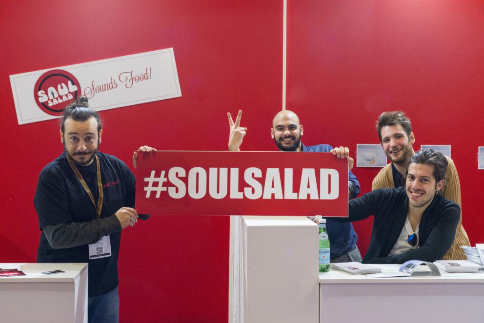 Galleria fotografica






Dispensa

Dispensa – Generi Alimentari & Generi Umani è il magazine italiano indipendente e da collezione dedicato al cibo, creato da Martina Liverani. In Dispensa le storie dei generi alimentari si intersecano a quelle dei generi umani dando vita a originali racconti fatti di parole e immagini. Un progetto controcorrente che in epoca digitale, grazie alla bellezza tattile di un prodotto editoriale antico, invita il lettore a riprendersi il tempo da dedicare alle cose belle. «Non potevamo mancare a questo grande evento, è un’occasione imperdibile non solo a livello di contatti ma anche perché ci offre una full immersion tra le eccellenze della gastronomia»









Italia Squisita 

ItaliaSquisita è il network b2b di riferimento per chi ama la ristorazione e l’accoglienza di alta gamma. Non è voluta mancare all'appuntamento con Identità Milano 2017









James 1599 

Debutto avventuroso nell'alta cucina a Identità Golose del brand James 1599. L'equipaggio, che muove i suoi passi dall'antica Compagnia Inglese delle Indie Orientali, ha portato in scena le sue spezie, i suoi sali dal mondo e le erbe aromatiche. Prodotti di alta qualità, attentamente ricercati e con un packaging all'altezza delle aspettative. Polveri impalpabili, semi aromatici, erbe disidratate, gemme marine e vulcaniche, magnifici pepi e non solo sono stati annusati e assaporati durante il congresso, assieme a golose frolle aromatizzate con la miscela di curry dolce She's My Curry creata ad hoc









Joaquin 

Per la prima volta a Identità Milano, l’azienda vitivinicola irpina Joaquin ha presentato il progetto Joaquin Dall’Isola, che le ha permesso di salvare i pochissimi quintali di uva dell’isola di Capri, prodotti da piccoli vigneti coltivati a varietà Greco, Falanghina, Biancolella, e quella che dai contadini del posto è chiamata “Ciunchesa”. Da Capri, nel 2009, sono state prodotte circa 800 Magnum, mentre nel 2010 sono state realizzate circa 2000 bottiglie. A queste si aggiunge il Vino Rosato 2012, da uve Guarnaccia e Piedirosso, un piccolo gioiello enologico di sole 68 bottiglie









Kai 

Durante tutto il congresso allo spazio espositivo di Coltelleria Kai abbiamo fatto un viaggio in Oriente con sfilettature del pesce con tecnica giapponese, decorazioni con verdure e confezionamenti di sushi e sashimi









Koppert Cress

 Koppert Cress è costantemente alla ricerca di ingredienti naturali innovativi, che permettano agli chef di aumentare il gusto e l’aroma dei loro piatti e di migliorarne la presentazione. «Siamo produttori di colori e gli chef sono i nostri pittori» ci ha spiegato Enrico Zallot. Una vasta rete internazionale di biologi, di esperti nel settore dei vegetali e di gastronomi fornisce un flusso continuo di prodotti, che soddisfa i requisiti culinari sempre più elevati di ristoranti sparsi ovunque nel mondo









Longino & Cardenal

Longino & Cardenal continua il percorso alla base del suo successo: la costante ricerca di cibi rari e preziosi. E' stato accompagnato da due nuovi partner: Pariani, un’azienda piemontese nata come produttrice di Olio di Nocciola, e Tartuflanghe, insignita da anni del titolo “Eccellenza Artigiana” dalla Regione Piemonte. Lo stand ha visto la presenza dello chef basco Senèn González che ha deliziato i visitatori proponendo le innovative lamine di patata disidratata e bacon ripiene di tuorlo d’uovo. All’interno della Longino Vip Lounge, chef e visitatori della manifestazione hanno potuto apprezzare alcuni finger food realizzati dalle giovani e sapienti mani del company chef aziendale, rigorosamente con prodotti commercializzati da Longino & Cardenal. Anche Andrea Larossa, chef del ristorante Larossa ad Alba, ha presentato una versione finger dei suoi piatti a base di prodotti Tartuflanghe. E ancora: plancton marino Veta La Palma; pane Triticum che ha nobilitato il pane precotto e surgelato; i fiori e le erbe eduli dell’azienda alto-atesina Alpin Herbs; il tonno rosso del mediterraneo Balfegò, il baccalà dissalato Giraldo e, non da ultimo, il gambero rosso di Mazara del Vallo di Don Gambero









Macelleria Zivieri e Zivieri Tartufi

In linea con il tema del congresso, Macelleria Zivieri Massimo e Zivieri Tartufi hanno animato il proprio stand con il meglio della loro produzione. Battute al coltello di bovino e cervo affiancate dal tartufo nero pregiato, toast con prosciutto cotto di Mora Romagnola, crostini con patè fegato di pollo allevato a terra e funghi galletti, degustazioni di salame Montanaro di Mora Romagnola recentemente nominato il miglior salame in Italia, tagliata di capriolo e mini hamburger di selvaggina con tartufo bianchetto. Valore delle aziende protagoniste è l'attenzione verso prodotti naturali, a completa disposizione di una ristorazione attenta e scrupolosa, secondo filiere di produzione uniche in Italia









Manicardi 

Manicardi ha portato a Identità Milano due eccellenze enogastronomiche dell’Emilia Romagna: Lambrusco e Aceto Balsamico di Modena. In degustazione: Lambrusco Grasparossa di Castelvetro DOC “Vigna Cà del Fiore”, Spumante Brut Rosè “Fabula”, Aceto Balsamico Tradizionale di Modena DOP Extra Vecchio, Aceto Balsamico di Modena IGP “Nero Elisir”, Aceto Balsamico di Modena IGP “Nero Elisir Gold” e Aceto Balsamico di Modena IGP “5 Scudi”.









Masseria Schinosa

Nella Masseria Schinosa da oltre trecento anni si fa olio extravergine di oliva con amore per la terra e per gli oltre 28.000 secolari olivi pugliesi. Gli oliveti sono condotti con le più moderne tecniche colturali e nella produzione del loro olio extra vergine di oliva si incontrano e si fondono tradizione e innovazione









Mealitaly

Mealitaly e Tesoritalia nascono per promuovere e tutelare le eccellenze tipiche del territorio italiano grazie all’alta qualità della produzione stessa. Lavorando in aree DOP e IGP, come il Parco Nazionale del Vesuvio, la Penisola Sorrentina, le Colline Salernitane e il Cilento, per ciascuna referenza è stato redatto un "disciplinare di produzione interno", elevando gli standard qualitativi a livelli altissimi sia sul mercato italiano che estero. Ogni prodotto è controllato in ogni sua fase di produzione e lavorazione, partendo dalla coltivazione diretta delle materie prime sino al packaging finale









Mepra

Mepra nasce nel 1946 dalla trasformazione dell’azienda della famiglia Prandelli che, a cavallo delle due guerre, produce materiale bellico. L’indirizzo scelto dall’azienda per la propria produzione, privilegia la qualità e non la quantità: l’alluminio, utilizzato fino ad allora, viene immediatamente sostituito dall’ottone cromato, materiale di qualità superiore. Mepra continua a produrre tutti i suoi articoli in Italia, ed è presente oggi negli ambienti più esclusivi e rinomati del mondo, dagli hotel di lusso alle compagnie di crociera e aeree









Mielizia

Nel corso delle tre giornate Mielizia ha effettuato presso il proprio spazio espositivo a Identità Milano degustazioni dei loro mieli italiani millefiori e monoflora e altri prodotti apistici, anche in accompagnamento a formaggi, per conoscere meglio i prodotti della gamma e far apprezzare la varietà del miele italiano, suggerendo insoliti abbinamenti gastronomici









Niko Formazione

Un percorso di formazione unico in Italia, dalla partnership con l'Università degli Studi di Scienze Gastronomiche di Pollenzo alla full immersion in Casadonna Reale, al progetto Spazio, ristorante-laboratorio dove convertire la pratica didattica in lavoro nell'ottica della ricerca









Olitalia

Olitalia a Identità Milano ha presentato le sue eccellenze della linea Gourmet: gli Extravergini Regionali, le Monocultivar, l’Aceto Balsamico di Modena, e Frienn, l’innovativo olio di girasole altoleico per una frittura sana e leggera. L’azienda è specializzata da più di 30 anni nella produzione di oli e aceti ed è presente in oltre 120 paesi nel mondo









Open Blue Global Services

Nello spazio espositivo di Open Blue Global Services abbiamo degustato pesce cobia in tre ricette dello chef Omar Allievi: Cobia affumicato con mele, melanzane, crunchy di pane alla segale e robiola allo yuzu, Cobia marinato al miso con salsa di arance e cicoria e Tiradito di cobia con choclo e camote. Inoltre con Samsung Oculus, un’esperienza di realtà virtuale a 360 gradi, tutti i visitatori hanno potuto immergersi in un viaggio di due minuti e mezzo nell’impianto aziendale a Panama, una vista in elicottero a 12 km dalla costa per visitare le gabbie e scoprire come viene allevato il pesce cobia









Pastificio dei Campi

Per Pastificio dei Campi due chef hanno preparato una ricetta da offrire ai visitatori presso lo spazio espositivo dell’azienda: Christoph Bob del ristorante Refettorio Monastero Santa Rosa ha proposto Pasta dei Campi con peperoni, Mezzi occhi di lupo alla genovese con ali di razza e carciofi di Schito; Andrea Napolitano del ristorante Il Bikini di Vico Equense un Mischiato delicato con polipetti alla luciana, patate affumicate e spaghetti di mare









Pedrazzoli Salumificio

Pedrazzoli, salumificio mantovano nato nel 1950, oggi leader nella produzione di salumi bio, ha esordito a Identità Milano presentando la sua linea di salumi gourmet extra-selezionati Q+. Dedicata a chi ricerca l’eccellenza, Q+ è una collezione di prodotti esclusivi a produzione limitata e si caratterizza per l’estrema artigianalità che si ricollega a un’atavica tradizione norcina valorizzata da un packaging moderno ed essenziale. Si tratta di salumi numerati che consentono di tracciare tutto il ciclo di vita del prodotto. Un omaggio sensoriale e un gusto inconfondibile che nasce dalla ricerca della massima qualità del prodotto e del sapore più genuino









Piccolo Brite

Durante le tre giornate abbiamo potuto assaggiare gli speciali prodotti che provengono dal caseificio Piccolo Brite: formaggio di alpeggio e latteria, formaggio di malga e speck, prodotti che conservano intatto tutto il sapore delle Alpi, affinati, secondo un procedimento naturale, nei locali del caseificio affacciato su Cortina nella frazione di Alverà. Presente allo stand anche il mastro casaro che ha spiegato i vari procedimenti della fase di produzione









PRI.MA

PRI.MA. (fusione delle parole "prima" e “materia"), è una start-up nata in Puglia nel 2015 su iniziativa di un pastry chef e di un imprenditore del settore erboristico-salutistico. Dall'incontro di queste due esperienze prendono vita le 31 essenze della linea PRI.MA., risultato di un innovativo processo di estrazione dagli oli essenziali di frutti, fiori, spezie e piante officinali. Pepe, lime, cannella, zenzero sono solo alcune delle loro essenze con cui sperimentare in cucina. Tre le parole chiave di questa nuova linea: innovazione, riferita alla tecnica estrattiva, continua e circolatoria, per perfetti distillati di gusto; benessere, perché PRI.MA. contiene solo le virtù naturali degli alimenti; e qualità delle preparazioni, grazie all'alta volatilità della profumazione dei suoi oli essenziali e alla loro contemporanea stabilità in cottura che lascia intatti gusto e salubrità









Riso Zaccaria

Abbiamo fatto un lungo viaggio nella storia e nella cultura del riso con Zaccaria, che ci ha presentato più di venti tipologie di riso: biologiche, di Baraggia Dop, integrali e non. Tutte prodotte con estrema cura e nel pieno rispetto dell'ambiente. Zaccaria produce anche Gallette di riso e farine di riso monocultivar. Tutto è integralmente prodotto nelle risaie e negli impianti aziendali a Salussola, in provincia di Biella, in uno dei territori più particolari e unici al mondo per la coltivazione del riso, la Baraggia









RoboQbo

RoboQbo ha presentato al congresso con cooking show di Viviana Varese le applicazioni in gastronomia e pasticceria di Qbo Universal Processing System nella versione 4. Una singola unità Qbo-4 è in grado di cuocere, raffreddare, concentrare, raffinare e lavorare in sottovuoto qualsiasi prodotto alimentare. Oggi è disponibile con un ampio display touchscreen da 10,1” oltre a un'interfaccia user friendly con funzioni avanzate di controllo del processo produttivo e di sanificazione









Selecta

Anche quest'anno in occasione del congresso Selecta ha accolto presso il proprio stand tutti i suoi ospiti per presentare, attraverso degustazioni e approfondimenti, le principali novità che hanno arricchito una selezione di specialità gastronomiche: prodotti ittici della Porto Santo Spirito, Acqua di mare Mediterranea, Ostriche Cadoret, Baccalà tradizionale Rafols, salmone scozzese Loch Fyne, Culatello di Zibello Dop e salumi tradizionali del Podere Cadassa, Foie Gras Rougié, specialità casearia della pregiata selezione Formaggi.it e formaggi francesi del noto affinatore Hervé Mons, una ricca selezione di Grand Crus di cioccolato Valrhona, tartellette dolci e salate, coni e cestini de La Rose Noire, puree di frutta Ravifruit e infine la pregiatissima carne wagyu giapponese









Sommariva Tradizione Agricola

Il frantoio Sommariva, la cui attività è aperta al pubblico, produce da oltre 100 anni olio extravergine d'oliva da olive della varietà Taggiasca, Pignola, Merlina e Colombaia, coltivate nell'azienda agricola di famiglia. Nell'azienda agricola, a conduzione biologica dal 1972, si producono inoltre basilico, rucola, carciofi e pomodori che, nel laboratorio di famiglia, sono trasformati in ottimo pesto genovese con basilico DOP, olive in salamoia, varie salse e conserve









Sosa

L'azienda catalana, leader nella realizzazione di ingredienti per la ristorazione e la pasticceria, è tornata a Identità Milano per presentare i suoi prodotti durante i tre giorni di congresso. La società, nata nel 1967, si è sviluppata nel tempo sino a divenire punto di riferimento internazionale per la produzione di una vastissima gamma di prodotti: frutta secca, frutta disidratata, texturizzanti, estratti vegetali naturali, oli essenziali e molto altro ancora. Tecnologia, ricerca e innovazione consentono all'azienda di ampliare e perfezionare costantemente le linee di prodotto, per rispondere a qualsiasi richiesta di chef e pasticceri






