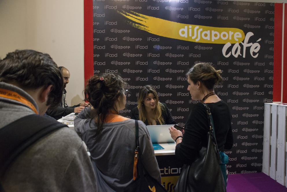 Galleria fotografica






Acetaia Giusti - Il Gran Deposito Aceto Balsamico di Giuseppe Giusti, la più antica azienda produttrice di Aceto Balsamico di Modena fondata nel 1605, ha portato al congresso l’intera Collezione Storica Giusti, una selezione di pregiati aceti balsamici invecchiati fino a 100 anni, assieme a un panettone all’aceto balsamico creato per Acetaia Giusti dall’Antica Pasticceria Muzzi. «Il nostro aceto è sempre in viaggio – ci ha raccontato Claudio Giusti – E' molto interessante vedere come viene utilizzato nelle cucine fusion di tutto il mondo, in Giappone, in Korea e nelle cucine americane e sudamericane». A Identità Golose il Banda Rossa, un aceto balsamico che invecchia in antiche botticelle risalenti al 1600, è stato in assoluto il preferito dagli chef









Agrimontana - Con Agrimontana abbiamo fatto un viaggio tra estetica, ragione e sentimento grazie a diversi appuntamenti con il pastry consultant Emmanuele Forcone che ci ha fatto scoprire forme e strutture in pasticceria; Andrea Tortora, pastry chef, che ha fatto la colomba, preparato la colazione e reinterpretato il pandoro; Diego Crosara, pastry consultant, che ha preparato un Gelato e cioccolato tra dolce e salato; e lo chef Marco Perez che ci ha mostrato un “cibo da favola” in un gioco di molteplici sapori dal gusto unico. Protagonisti i frutti della natura: zenzero candito, amarena chiara, albicocche, pere e olive siciliane candite









Alaska Seafood Marketing Institute (ASMI) - Presenti allo stand di Alaska Seafood i pesci che rappresentano l'eccellenza del gusto, il trionfo della naturalità e, soprattutto, della qualità. Abbiamo scoperto la raffinatezza dei prodotti ittici dell'Alaska: salmone selvaggio, black cod, granchio reale e ikura. Alessio Taffarello, chef di Lile in cucina, ha preparato deliziosi finger food con alcune di queste prelibatezze. Un viaggio meraviglioso dove l'alta qualità della materia prima e la libertà creativa dello chef hanno creato un'esperienza gustativa indimenticabile









Ambasciatori del Gusto - Presenti al congresso anche gli Ambasciatori del Gusto: cuochi, ristoratori, pizzaioli, sommelier, persone di sala, pasticcieri e gelatieri che attraverso il proprio mestiere si sono distinti nella valorizzazione del patrimonio agroalimentare ed enogastronomico italiano. L’associazione Ambasciatori del Gusto è una realtà senza scopo di lucro, espressione dell’eccellenza della ristorazione e della pasticceria italiana









Angelo dello chef - Angelo e Roberta Castellani hanno presentato tutto ciò che può essere utile per uno chef e ristoratore: arredo tavola, forniture complete per cucine professionali, pregiate porcellane, tutto per il finger food, macchinari, specialità alimentari e articoli per la pasticceria









Antica Corte Pallavicina - Come ogni anno i fratelli Spigaroli ci hanno proposto un viaggio di gusto tra i migliori salumi della Bassa Parmense. In primis il mitico culatello di Zibello che ora come 500 anni fa viene prodotto naturalmente, senza conservanti e affinato nelle cantine dell’Antica Corte Pallavicina. La proposta di salumi ha visto inoltre protagonisti il salame gentile, la mariola, il lardo di maiale nero e il “fioccaccio”, assieme a un culatello di Suino Nero di Parma 36 mesi abbinato a un metodo classico della cantina Berlucchi









Artmenu Factory - Con Artmenu Factory abbiamo intrapreso un viaggio all’insegna della qualità e del made in Italy: portamenu e carte dei vini nei materiali più svariati, dall’ecopelle stile canvas all’ecopelle imitazione legno. Lontana da qualsiasi criterio di standardizzazione, l’azienda lavora rigorosamente a mano le proprie realizzazioni coniugando sempre eleganza e funzionalità









Associazione Le Soste - L’associazione Le Soste riunisce ottantacinque tra i migliori ristoranti di cucina italiana nel nostro Paese e nel Mondo. L’idea originaria prese forma nel 1982 durante una cena tra ristoratori amici: alcuni tra i maggiori chef italiani stabilirono di incontrarsi periodicamente per condividere spunti e progetti sull’enogastronomia italiana d’eccellenza e rendere noti ai propri clienti i ristoranti che perseguivano quotidianamente gli ideali di cultura gastronomica, convivialità, accoglienza, cortesia e raffinatezza. Il modello di riferimento furono dal principio le grandi associazioni francesi come Traditions et Qualité e Relais Gourmands. Da allora tanti anni sono passati, ma lo spirito di amicizia tra i diversi soci, nonché il percorso comune teso all’alta qualità, animano ancora oggi i membri Le Soste









Azienda agricola San Pietro a Pettine - L’azienda agricola San Pietro a Pettine è stata presente a Identità Milano 2017 per rappresentare l’Umbria e per raccontare l’eccellenza di un territorio che sta vivendo un momento difficile. Allo stand si sono alternate degustazioni di specialità gastronomiche al tartufo, tra cui il succo di tartufo nero pregiato, ultimo nato in azienda, che ha fatto il suo debutto al congresso









Azienda agricola Valier - Daniele Valier è stato il primo a credere nella valorizzazione della noce verde e ora la sua azienda agricola Valier è la prima e unica a livello nazionale a lavorarla e valorizzarla in ogni sua stagionalità. Allo stand dell’azienda abbiamo conosciuto l’intera linea di prodotti Noce Verde e Noce Secca: farina e pasta di noci, noci sgusciate e olio di noce estratto a freddo dalla spremitura della noce Lara prima qualità









Berlucchi - Berlucchi ha accolto gli ospiti nella sua lounge all black dove, oltre all’assaggio di ’61 Brut, Satèn e Rosè, si sono tenute degustazioni di audaci abbinamenti di salmone Upstream, culatello da maiale nero affinato 36 mesi dell’Antica Corte Pallavicina, con ’61 Nature 2009, Franciacorta non dosato, affinato 5 anni sui lieviti. Cristina Bowerman di Glass Hostaria ha deliziato il pubblico con tre finger in un originale “elogio della purezza”









Bonaventura Maschio - Prime Uve, il prodotto simbolo di Bonaventura Maschio, ha ispirato i cocktail dei bartender in abbinamento alle creazioni di grandi chef. Marco Russo e Wicky Priyan, Flavio Angiolillo e Moreno Cedroni, Mattia Pastori e Marcello Trentini sono stati i protagonisti di “Alambicchi, sorsi e assaggi”, le degustazioni ispirate all’uso versatile di Prime Uve che Bonaventura Maschio ha proposto ogni giorno presso lo stand. Per Prime Uve sono stati anche studiati dei cocktails da Noi di Sala, in particolare da Marco Civitelli e Abdel El Attaoui di Ceresio 7. «Abbiamo raccontato il tema del viaggio con i nostri prodotti e la loro diversità d’origine: alcuni, come la grappa, sono tradizionalmente italiani, altri sono dei gin che parlano un’altra lingua ma noi li abbiamo reinterpretati in chiave tricolore – ci hanno spiegato Anna e Andrea Maschio - I nostri prodotti per la mixology hanno fatto un viaggio che parte dal Messico, dai Caraibi, dall’Inghilterra, dall’Irlanda, per arrivare fino a noi»









Carozzi Formaggi - Shottini di taleggio, limone e Martini, muffin al cioccolato e olive taggiasche accompagnati da primosale, gazpacho e formaggio di capra: Carozzi Formaggi quest’anno ha voluto proprio stupire il pubblico di Identità Golose che ha potuto vivere un viaggio nel mondo del formaggio più raffinato e gustoso. Durante la kermesse, ad accompagnare l’azienda valsassinese c’era lo chef Marco Rossi che con il suo estro ha saputo conquistare i presenti declinando il formaggio in una serie di finger food ricercati. La collaborazione tra Carozzi e lo chef del ristorante Al Rustico di Lambrugo è sfociata nella creazione del libro “Dal mare alla montagna, e ritorno”: uno scrigno composto da una serie di ricette volte a presentare i formaggi Top Level Carozzi sotto diversi punti di vista. I formaggi Carozzi hanno chiuso la tre giorni da protagonisti all’evento Identità di Champagne organizzato da Ruinart









Coltelleria Silvano Collini - Per la prima volta al congresso la Coltelleria Collini ha presentato Ibrà, una nuova linea artigianale e semi-artigianale di coltelleria da chef firmata Silvano Collini. «L’insolita forma a “B” di questi coltelli è un omaggio a Bra, la mia città» ci ha spiegato Silvano Collini, che nei tre giorni di congresso ci ha offerto degustazioni di vini e assaggi di prodotti tipici del territorio delle Langhe e Roero, elaborati e presentati dallo chef Luca Dall'Aglio









Comune di Arenzano – Villa Figoli - La Villa Figoli Des Geneys è la sede per la nuova Accademia di Alta Formazione per l'Hótellerie di Bordo. È la prima scuola in Italia dedicata esclusivamente alla formazione di professionisti dell'hótellerie che lavoreranno sulle navi passeggeri: cuochi, pasticceri, panettieri, animatori, addetti al servizio clienti e altre figure legate all'accoglienza e all'intrattenimento di bordo. L’iniziativa nasce dalla collaborazione tra Regione Liguria, Comune di Arenzano e Fondazione ITS Accademia Italiana Marina Mercantile, che gestisce la scuola con l’obiettivo di promuovere l’eccellenza italiana nel comparto dell’ospitalità di bordo









Consorzio Prugne della California - Il Consorzio delle Prugne della California, realtà che raggruppa 900 coltivatori di susine e 29 confezionatori di prugne che da oltre 150 anni si dedicano alla coltivazione e alla raccolta di questo superalimento di pregio, ci ha fatto scoprire i suoi prodotti con degustazioni giornaliere di prugne, concentrati e puree assieme a brioche e biscotti preparati dallo chef Andrea Valentinetti. Ricche di sostanze nutrienti e considerate estremamente benefiche per la salute e il benessere, le prugne rappresentano il prodotto per eccellenza da tenere anche in cucina. Per questa ragione, sia i cuochi professionisti che quelli meno esperti amano includere le prugne nelle loro creazioni culinarie per sostituire un po’ del burro, dell’olio o dello zucchero nella ricetta









Consorzio tutela Arancia Rossa Igp - Il Consorzio Tutela Arancia Rossa di Sicilia Igp ha proposto una serie di degustazioni dedicate all’arancia rossa, prodotta esclusivamente in Sicilia (a Catania, Enna e Siracusa) grazie alle forti escursioni termiche. Il Consorzio, che conta oggi oltre 600 soci fra produttori e confezionatori per 6.500 ettari di coltivazione certificata, ha l’obiettivo di tutelare, promuovere e valorizzare Tarocco, Moro e Sanguinello che, con le varie cultivar, sono le varietà di arancia rossa previste dal disciplinare di produzione









Contadi Castaldi - Contadi Castaldi ha presentato la sua filosofia aziendale e prodotti di alto livello per quella che l’azienda stessa definisce “una nuova generazione di Franciacorta”: il Soul Satèn, una riserva franciacortina, 100% Chardonnay, affinata 72 mesi sui lieviti per un gusto scattante, fresco e piacevole









Coppini Arte Olearia - L’olio extravergine T.o.p. di Coppini Arte Olearia è stato l’olio ufficiale di Identità Milano 2017, utilizzato per le preparazioni di tutti gli chef durante i tre giorni di congresso. T.o.p. - Tracciabilità Origine Prodotto è un’iniziativa che racchiude e rappresenta l’anima più profonda della Coppini Arte Alearia. Il nucleo del progetto è stato concepito nei primi anni ’80 e ora è un sigillo che contiene l’anima, la filosofia e la storia step by step dell’azienda, dai primi passi fino a oggi. I prodotti di Coppini sono stati esaltati da degustazioni con abbinamenti innovati di Stefano Guizzetti, Terry Giacomello del ristorante stellato Inkiostro e Alfonso Vitelli del ristorante Areadocks






