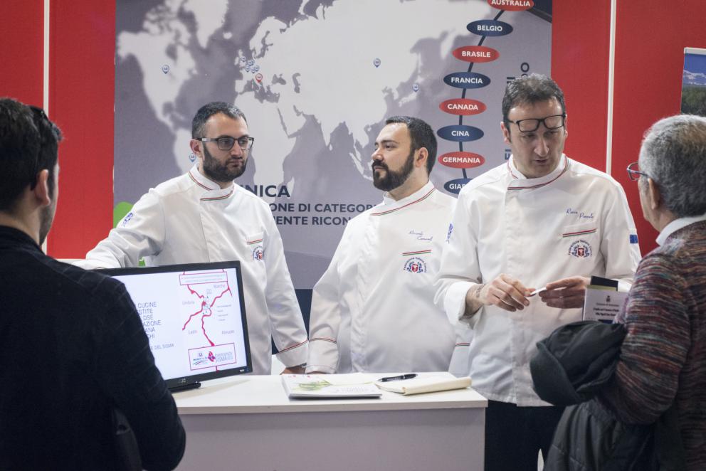 Galleria fotografica






Acetaia Giusti - Il Gran Deposito Aceto Balsamico di Giuseppe Giusti, la più antica azienda produttrice di Aceto Balsamico di Modena fondata nel 1605, ha portato al congresso l’intera Collezione Storica Giusti, una selezione di pregiati aceti balsamici invecchiati fino a 100 anni, assieme a un panettone all’aceto balsamico creato per Acetaia Giusti dall’Antica Pasticceria Muzzi. «Il nostro aceto è sempre in viaggio – ci ha raccontato Claudio Giusti – E' molto interessante vedere come viene utilizzato nelle cucine fusion di tutto il mondo, in Giappone, in Korea e nelle cucine americane e sudamericane». A Identità Golose il Banda Rossa, un aceto balsamico che invecchia in antiche botticelle risalenti al 1600, è stato in assoluto il preferito dagli chef









Agrimontana - Con Agrimontana abbiamo fatto un viaggio tra estetica, ragione e sentimento grazie a diversi appuntamenti con il pastry consultant Emmanuele Forcone che ci ha fatto scoprire forme e strutture in pasticceria; Andrea Tortora, pastry chef, che ha fatto la colomba, preparato la colazione e reinterpretato il pandoro; Diego Crosara, pastry consultant, che ha preparato un Gelato e cioccolato tra dolce e salato; e lo chef Marco Perez che ci ha mostrato un “cibo da favola” in un gioco di molteplici sapori dal gusto unico. Protagonisti i frutti della natura: zenzero candito, amarena chiara, albicocche, pere e olive siciliane candite









Alaska Seafood Marketing Institute (ASMI) - Presenti allo stand di Alaska Seafood i pesci che rappresentano l'eccellenza del gusto, il trionfo della naturalità e, soprattutto, della qualità. Abbiamo scoperto la raffinatezza dei prodotti ittici dell'Alaska: salmone selvaggio, black cod, granchio reale e ikura. Alessio Taffarello, chef di Lile in cucina, ha preparato deliziosi finger food con alcune di queste prelibatezze. Un viaggio meraviglioso dove l'alta qualità della materia prima e la libertà creativa dello chef hanno creato un'esperienza gustativa indimenticabile









Ambasciatori del Gusto - Presenti al congresso anche gli Ambasciatori del Gusto: cuochi, ristoratori, pizzaioli, sommelier, persone di sala, pasticcieri e gelatieri che attraverso il proprio mestiere si sono distinti nella valorizzazione del patrimonio agroalimentare ed enogastronomico italiano. L’associazione Ambasciatori del Gusto è una realtà senza scopo di lucro, espressione dell’eccellenza della ristorazione e della pasticceria italiana









Angelo dello chef - Angelo e Roberta Castellani hanno presentato tutto ciò che può essere utile per uno chef e ristoratore: arredo tavola, forniture complete per cucine professionali, pregiate porcellane, tutto per il finger food, macchinari, specialità alimentari e articoli per la pasticceria









Antica Corte Pallavicina - Come ogni anno i fratelli Spigaroli ci hanno proposto un viaggio di gusto tra i migliori salumi della Bassa Parmense. In primis il mitico culatello di Zibello che ora come 500 anni fa viene prodotto naturalmente, senza conservanti e affinato nelle cantine dell’Antica Corte Pallavicina. La proposta di salumi ha visto inoltre protagonisti il salame gentile, la mariola, il lardo di maiale nero e il “fioccaccio”, assieme a un culatello di Suino Nero di Parma 36 mesi abbinato a un metodo classico della cantina Berlucchi









Artmenu Factory - Con Artmenu Factory abbiamo intrapreso un viaggio all’insegna della qualità e del made in Italy: portamenu e carte dei vini nei materiali più svariati, dall’ecopelle stile canvas all’ecopelle imitazione legno. Lontana da qualsiasi criterio di standardizzazione, l’azienda lavora rigorosamente a mano le proprie realizzazioni coniugando sempre eleganza e funzionalità









Associazione Le Soste - L’associazione Le Soste riunisce ottantacinque tra i migliori ristoranti di cucina italiana nel nostro Paese e nel Mondo. L’idea originaria prese forma nel 1982 durante una cena tra ristoratori amici: alcuni tra i maggiori chef italiani stabilirono di incontrarsi periodicamente per condividere spunti e progetti sull’enogastronomia italiana d’eccellenza e rendere noti ai propri clienti i ristoranti che perseguivano quotidianamente gli ideali di cultura gastronomica, convivialità, accoglienza, cortesia e raffinatezza. Il modello di riferimento furono dal principio le grandi associazioni francesi come Traditions et Qualité e Relais Gourmands. Da allora tanti anni sono passati, ma lo spirito di amicizia tra i diversi soci, nonché il percorso comune teso all’alta qualità, animano ancora oggi i membri Le Soste









Azienda agricola San Pietro a Pettine - L’azienda agricola San Pietro a Pettine è stata presente a Identità Milano 2017 per rappresentare l’Umbria e per raccontare l’eccellenza di un territorio che sta vivendo un momento difficile. Allo stand si sono alternate degustazioni di specialità gastronomiche al tartufo, tra cui il succo di tartufo nero pregiato, ultimo nato in azienda, che ha fatto il suo debutto al congresso









Azienda agricola Valier - Daniele Valier è stato il primo a credere nella valorizzazione della noce verde e ora la sua azienda agricola Valier è la prima e unica a livello nazionale a lavorarla e valorizzarla in ogni sua stagionalità. Allo stand dell’azienda abbiamo conosciuto l’intera linea di prodotti Noce Verde e Noce Secca: farina e pasta di noci, noci sgusciate e olio di noce estratto a freddo dalla spremitura della noce Lara prima qualità









Berlucchi - Berlucchi ha accolto gli ospiti nella sua lounge all black dove, oltre all’assaggio di ’61 Brut, Satèn e Rosè, si sono tenute degustazioni di audaci abbinamenti di salmone Upstream, culatello da maiale nero affinato 36 mesi dell’Antica Corte Pallavicina, con ’61 Nature 2009, Franciacorta non dosato, affinato 5 anni sui lieviti. Cristina Bowerman di Glass Hostaria ha deliziato il pubblico con tre finger in un originale “elogio della purezza”









Bonaventura Maschio - Prime Uve, il prodotto simbolo di Bonaventura Maschio, ha ispirato i cocktail dei bartender in abbinamento alle creazioni di grandi chef. Marco Russo e Wicky Priyan, Flavio Angiolillo e Moreno Cedroni, Mattia Pastori e Marcello Trentini sono stati i protagonisti di “Alambicchi, sorsi e assaggi”, le degustazioni ispirate all’uso versatile di Prime Uve che Bonaventura Maschio ha proposto ogni giorno presso lo stand. Per Prime Uve sono stati anche studiati dei cocktails da Noi di Sala, in particolare da Marco Civitelli e Abdel El Attaoui di Ceresio 7. «Abbiamo raccontato il tema del viaggio con i nostri prodotti e la loro diversità d’origine: alcuni, come la grappa, sono tradizionalmente italiani, altri sono dei gin che parlano un’altra lingua ma noi li abbiamo reinterpretati in chiave tricolore – ci hanno spiegato Anna e Andrea Maschio - I nostri prodotti per la mixology hanno fatto un viaggio che parte dal Messico, dai Caraibi, dall’Inghilterra, dall’Irlanda, per arrivare fino a noi»









Carozzi Formaggi - Shottini di taleggio, limone e Martini, muffin al cioccolato e olive taggiasche accompagnati da primosale, gazpacho e formaggio di capra: Carozzi Formaggi quest’anno ha voluto proprio stupire il pubblico di Identità Golose che ha potuto vivere un viaggio nel mondo del formaggio più raffinato e gustoso. Durante la kermesse, ad accompagnare l’azienda valsassinese c’era lo chef Marco Rossi che con il suo estro ha saputo conquistare i presenti declinando il formaggio in una serie di finger food ricercati. La collaborazione tra Carozzi e lo chef del ristorante Al Rustico di Lambrugo è sfociata nella creazione del libro “Dal mare alla montagna, e ritorno”: uno scrigno composto da una serie di ricette volte a presentare i formaggi Top Level Carozzi sotto diversi punti di vista. I formaggi Carozzi hanno chiuso la tre giorni da protagonisti all’evento Identità di Champagne organizzato da Ruinart









Coltelleria Silvano Collini - Per la prima volta al congresso la Coltelleria Collini ha presentato Ibrà, una nuova linea artigianale e semi-artigianale di coltelleria da chef firmata Silvano Collini. «L’insolita forma a “B” di questi coltelli è un omaggio a Bra, la mia città» ci ha spiegato Silvano Collini, che nei tre giorni di congresso ci ha offerto degustazioni di vini e assaggi di prodotti tipici del territorio delle Langhe e Roero, elaborati e presentati dallo chef Luca Dall'Aglio









Comune di Arenzano – Villa Figoli - La Villa Figoli Des Geneys è la sede per la nuova Accademia di Alta Formazione per l'Hótellerie di Bordo. È la prima scuola in Italia dedicata esclusivamente alla formazione di professionisti dell'hótellerie che lavoreranno sulle navi passeggeri: cuochi, pasticceri, panettieri, animatori, addetti al servizio clienti e altre figure legate all'accoglienza e all'intrattenimento di bordo. L’iniziativa nasce dalla collaborazione tra Regione Liguria, Comune di Arenzano e Fondazione ITS Accademia Italiana Marina Mercantile, che gestisce la scuola con l’obiettivo di promuovere l’eccellenza italiana nel comparto dell’ospitalità di bordo









Consorzio Prugne della California - Il Consorzio delle Prugne della California, realtà che raggruppa 900 coltivatori di susine e 29 confezionatori di prugne che da oltre 150 anni si dedicano alla coltivazione e alla raccolta di questo superalimento di pregio, ci ha fatto scoprire i suoi prodotti con degustazioni giornaliere di prugne, concentrati e puree assieme a brioche e biscotti preparati dallo chef Andrea Valentinetti. Ricche di sostanze nutrienti e considerate estremamente benefiche per la salute e il benessere, le prugne rappresentano il prodotto per eccellenza da tenere anche in cucina. Per questa ragione, sia i cuochi professionisti che quelli meno esperti amano includere le prugne nelle loro creazioni culinarie per sostituire un po’ del burro, dell’olio o dello zucchero nella ricetta









Consorzio tutela Arancia Rossa Igp - Il Consorzio Tutela Arancia Rossa di Sicilia Igp ha proposto una serie di degustazioni dedicate all’arancia rossa, prodotta esclusivamente in Sicilia (a Catania, Enna e Siracusa) grazie alle forti escursioni termiche. Il Consorzio, che conta oggi oltre 600 soci fra produttori e confezionatori per 6.500 ettari di coltivazione certificata, ha l’obiettivo di tutelare, promuovere e valorizzare Tarocco, Moro e Sanguinello che, con le varie cultivar, sono le varietà di arancia rossa previste dal disciplinare di produzione









Contadi Castaldi - Contadi Castaldi ha presentato la sua filosofia aziendale e prodotti di alto livello per quella che l’azienda stessa definisce “una nuova generazione di Franciacorta”: il Soul Satèn, una riserva franciacortina, 100% Chardonnay, affinata 72 mesi sui lieviti per un gusto scattante, fresco e piacevole









Coppini Arte Olearia - L’olio extravergine T.o.p. di Coppini Arte Olearia è stato l’olio ufficiale di Identità Milano 2017, utilizzato per le preparazioni di tutti gli chef durante i tre giorni di congresso. T.o.p. - Tracciabilità Origine Prodotto è un’iniziativa che racchiude e rappresenta l’anima più profonda della Coppini Arte Alearia. Il nucleo del progetto è stato concepito nei primi anni ’80 e ora è un sigillo che contiene l’anima, la filosofia e la storia step by step dell’azienda, dai primi passi fino a oggi. I prodotti di Coppini sono stati esaltati da degustazioni con abbinamenti innovati di Stefano Guizzetti, Terry Giacomello del ristorante stellato Inkiostro e Alfonso Vitelli del ristorante Areadocks









Dissapore-Ifood - Dalla rete al congresso più importante d’Italia: iFood.it e Dissapore.com a Identità Golose 2017 sono stati presenti con più di 20 iFood Social Reporter per raccontare live attraverso i social gli istanti più significativi del congresso, assieme a interviste con gli ospiti e i protagonisti dell’evento al Dissapore Café. «Sono passati cinque anni da quando venni per la prima volta al congresso come blogger, esserci oggi con questo spazio è una grandissima soddisfazione» ci ha raccontato Vatinee Suvimol, responsabile iFood









Divine Creazioni Surgital - Allo stand di Divine Creazioni si sono alternate preparazioni e degustazioni di panciotti con finferli e fontina e spaghetti cacio e pepe della linea Divine Creazioni, assieme alle due ricette realizzate dallo chef stellato Paolo Gramaglia. Novità presentata al congresso i mammoli, delicati e morbidi gnocchi di patata viola della miglior specie: le vitelotte









East Lombardy - Lo stand di East Lombardy ha scandito i tre giorni di congresso a ritmo di colazioni, pranzi e aperitivi preparati dagli chef e dalle aziende protagoniste del grande progetto che vede la Lombardia Orientale Regione Gastronomica Europea 2017. Alla Scuola di Identità Golose, inoltre, è stato ospitato l’evento di lancio di East Lombardy con brindisi a cura del Franciacorta e cooking show con degustazione di Petronilla e Paolo Frosio del Frosio di Almè, Riccardo Camanini del Lido 84 di Gardone Riviera, Sergio Carboni del ristorante Locanda degli Artisti a Cappella De' Picenardi e Vera Caffini dell'Aquila Nigra di Mantova









Eccellenza Ellenica - Eccellenza Ellenica ha riportato al congresso la cooperativa di produttori di zafferano ellenico, krokos kozanis, insieme a un nuovo prodotto, la bottarga trikalinos, e un calendario di attività ricco e goloso con degustazioni di gelati d’autore. Ad aprire le danze allo stand sono state le signore della pasticceria Il Girasole e, a seguire, gli chef Felix Lo Basso, Cesare Grandi, Gaetano Riccio Pesciolini, Fabio Zanetello, Laura Ghezzi, Marcello Trentini, Cesare Battisti, Paolo Paciaroni e Vasiliki Pierrakea









Famiglia Cecchi - Famiglia Cecchi ha presentato tutti i giorni un abbinamento perfetto tra il vino Coevo, flagship aziendale, e i piatti principi della cucina toscana della tradizione. Assieme a Coevo, degustazioni di Primocolle, il Chianti Classico DOCG di Villa Cerna, vino rappresentativo della Famiglia Cecchi, e di Litorale, il Vermentino dell’estate italiana






