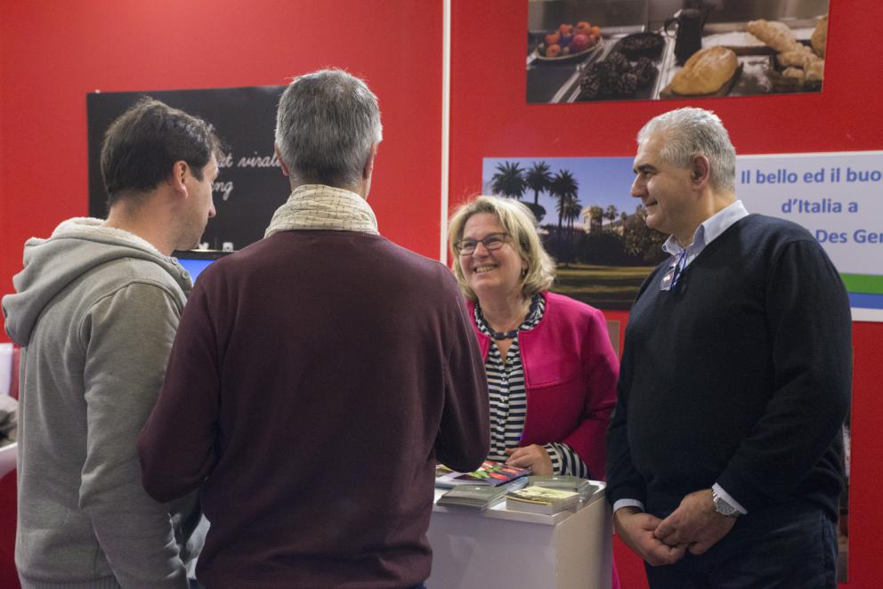 Galleria fotografica






Acetaia Giusti - Il Gran Deposito Aceto Balsamico di Giuseppe Giusti, la più antica azienda produttrice di Aceto Balsamico di Modena fondata nel 1605, ha portato al congresso l’intera Collezione Storica Giusti, una selezione di pregiati aceti balsamici invecchiati fino a 100 anni, assieme a un panettone all’aceto balsamico creato per Acetaia Giusti dall’Antica Pasticceria Muzzi. «Il nostro aceto è sempre in viaggio – ci ha raccontato Claudio Giusti – E' molto interessante vedere come viene utilizzato nelle cucine fusion di tutto il mondo, in Giappone, in Korea e nelle cucine americane e sudamericane». A Identità Golose il Banda Rossa, un aceto balsamico che invecchia in antiche botticelle risalenti al 1600, è stato in assoluto il preferito dagli chef









Agrimontana - Con Agrimontana abbiamo fatto un viaggio tra estetica, ragione e sentimento grazie a diversi appuntamenti con il pastry consultant Emmanuele Forcone che ci ha fatto scoprire forme e strutture in pasticceria; Andrea Tortora, pastry chef, che ha fatto la colomba, preparato la colazione e reinterpretato il pandoro; Diego Crosara, pastry consultant, che ha preparato un Gelato e cioccolato tra dolce e salato; e lo chef Marco Perez che ci ha mostrato un “cibo da favola” in un gioco di molteplici sapori dal gusto unico. Protagonisti i frutti della natura: zenzero candito, amarena chiara, albicocche, pere e olive siciliane candite









Alaska Seafood Marketing Institute (ASMI) - Presenti allo stand di Alaska Seafood i pesci che rappresentano l'eccellenza del gusto, il trionfo della naturalità e, soprattutto, della qualità. Abbiamo scoperto la raffinatezza dei prodotti ittici dell'Alaska: salmone selvaggio, black cod, granchio reale e ikura. Alessio Taffarello, chef di Lile in cucina, ha preparato deliziosi finger food con alcune di queste prelibatezze. Un viaggio meraviglioso dove l'alta qualità della materia prima e la libertà creativa dello chef hanno creato un'esperienza gustativa indimenticabile









Ambasciatori del Gusto - Presenti al congresso anche gli Ambasciatori del Gusto: cuochi, ristoratori, pizzaioli, sommelier, persone di sala, pasticcieri e gelatieri che attraverso il proprio mestiere si sono distinti nella valorizzazione del patrimonio agroalimentare ed enogastronomico italiano. L’associazione Ambasciatori del Gusto è una realtà senza scopo di lucro, espressione dell’eccellenza della ristorazione e della pasticceria italiana









Angelo dello chef - Angelo e Roberta Castellani hanno presentato tutto ciò che può essere utile per uno chef e ristoratore: arredo tavola, forniture complete per cucine professionali, pregiate porcellane, tutto per il finger food, macchinari, specialità alimentari e articoli per la pasticceria









Antica Corte Pallavicina - Come ogni anno i fratelli Spigaroli ci hanno proposto un viaggio di gusto tra i migliori salumi della Bassa Parmense. In primis il mitico culatello di Zibello che ora come 500 anni fa viene prodotto naturalmente, senza conservanti e affinato nelle cantine dell’Antica Corte Pallavicina. La proposta di salumi ha visto inoltre protagonisti il salame gentile, la mariola, il lardo di maiale nero e il “fioccaccio”, assieme a un culatello di Suino Nero di Parma 36 mesi abbinato a un metodo classico della cantina Berlucchi









Artmenu Factory - Con Artmenu Factory abbiamo intrapreso un viaggio all’insegna della qualità e del made in Italy: portamenu e carte dei vini nei materiali più svariati, dall’ecopelle stile canvas all’ecopelle imitazione legno. Lontana da qualsiasi criterio di standardizzazione, l’azienda lavora rigorosamente a mano le proprie realizzazioni coniugando sempre eleganza e funzionalità









Associazione Le Soste - L’associazione Le Soste riunisce ottantacinque tra i migliori ristoranti di cucina italiana nel nostro Paese e nel Mondo. L’idea originaria prese forma nel 1982 durante una cena tra ristoratori amici: alcuni tra i maggiori chef italiani stabilirono di incontrarsi periodicamente per condividere spunti e progetti sull’enogastronomia italiana d’eccellenza e rendere noti ai propri clienti i ristoranti che perseguivano quotidianamente gli ideali di cultura gastronomica, convivialità, accoglienza, cortesia e raffinatezza. Il modello di riferimento furono dal principio le grandi associazioni francesi come Traditions et Qualité e Relais Gourmands. Da allora tanti anni sono passati, ma lo spirito di amicizia tra i diversi soci, nonché il percorso comune teso all’alta qualità, animano ancora oggi i membri Le Soste









Azienda agricola San Pietro a Pettine - L’azienda agricola San Pietro a Pettine è stata presente a Identità Milano 2017 per rappresentare l’Umbria e per raccontare l’eccellenza di un territorio che sta vivendo un momento difficile. Allo stand si sono alternate degustazioni di specialità gastronomiche al tartufo, tra cui il succo di tartufo nero pregiato, ultimo nato in azienda, che ha fatto il suo debutto al congresso









Azienda agricola Valier - Daniele Valier è stato il primo a credere nella valorizzazione della noce verde e ora la sua azienda agricola Valier è la prima e unica a livello nazionale a lavorarla e valorizzarla in ogni sua stagionalità. Allo stand dell’azienda abbiamo conosciuto l’intera linea di prodotti Noce Verde e Noce Secca: farina e pasta di noci, noci sgusciate e olio di noce estratto a freddo dalla spremitura della noce Lara prima qualità









Berlucchi - Berlucchi ha accolto gli ospiti nella sua lounge all black dove, oltre all’assaggio di ’61 Brut, Satèn e Rosè, si sono tenute degustazioni di audaci abbinamenti di salmone Upstream, culatello da maiale nero affinato 36 mesi dell’Antica Corte Pallavicina, con ’61 Nature 2009, Franciacorta non dosato, affinato 5 anni sui lieviti. Cristina Bowerman di Glass Hostaria ha deliziato il pubblico con tre finger in un originale “elogio della purezza”









Bonaventura Maschio - Prime Uve, il prodotto simbolo di Bonaventura Maschio, ha ispirato i cocktail dei bartender in abbinamento alle creazioni di grandi chef. Marco Russo e Wicky Priyan, Flavio Angiolillo e Moreno Cedroni, Mattia Pastori e Marcello Trentini sono stati i protagonisti di “Alambicchi, sorsi e assaggi”, le degustazioni ispirate all’uso versatile di Prime Uve che Bonaventura Maschio ha proposto ogni giorno presso lo stand. Per Prime Uve sono stati anche studiati dei cocktails da Noi di Sala, in particolare da Marco Civitelli e Abdel El Attaoui di Ceresio 7. «Abbiamo raccontato il tema del viaggio con i nostri prodotti e la loro diversità d’origine: alcuni, come la grappa, sono tradizionalmente italiani, altri sono dei gin che parlano un’altra lingua ma noi li abbiamo reinterpretati in chiave tricolore – ci hanno spiegato Anna e Andrea Maschio - I nostri prodotti per la mixology hanno fatto un viaggio che parte dal Messico, dai Caraibi, dall’Inghilterra, dall’Irlanda, per arrivare fino a noi»









Carozzi Formaggi - Shottini di taleggio, limone e Martini, muffin al cioccolato e olive taggiasche accompagnati da primosale, gazpacho e formaggio di capra: Carozzi Formaggi quest’anno ha voluto proprio stupire il pubblico di Identità Golose che ha potuto vivere un viaggio nel mondo del formaggio più raffinato e gustoso. Durante la kermesse, ad accompagnare l’azienda valsassinese c’era lo chef Marco Rossi che con il suo estro ha saputo conquistare i presenti declinando il formaggio in una serie di finger food ricercati. La collaborazione tra Carozzi e lo chef del ristorante Al Rustico di Lambrugo è sfociata nella creazione del libro “Dal mare alla montagna, e ritorno”: uno scrigno composto da una serie di ricette volte a presentare i formaggi Top Level Carozzi sotto diversi punti di vista. I formaggi Carozzi hanno chiuso la tre giorni da protagonisti all’evento Identità di Champagne organizzato da Ruinart









Coltelleria Silvano Collini - Per la prima volta al congresso la Coltelleria Collini ha presentato Ibrà, una nuova linea artigianale e semi-artigianale di coltelleria da chef firmata Silvano Collini. «L’insolita forma a “B” di questi coltelli è un omaggio a Bra, la mia città» ci ha spiegato Silvano Collini, che nei tre giorni di congresso ci ha offerto degustazioni di vini e assaggi di prodotti tipici del territorio delle Langhe e Roero, elaborati e presentati dallo chef Luca Dall'Aglio






