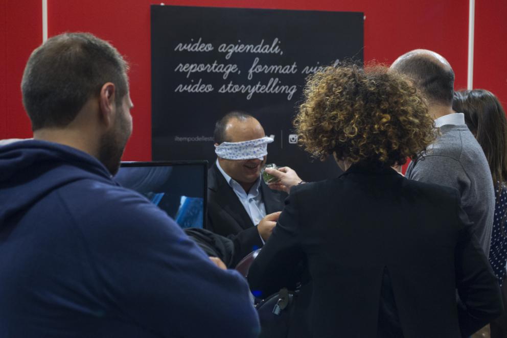 Galleria fotografica






Acetaia Giusti - Il Gran Deposito Aceto Balsamico di Giuseppe Giusti, la più antica azienda produttrice di Aceto Balsamico di Modena fondata nel 1605, ha portato al congresso l’intera Collezione Storica Giusti, una selezione di pregiati aceti balsamici invecchiati fino a 100 anni, assieme a un panettone all’aceto balsamico creato per Acetaia Giusti dall’Antica Pasticceria Muzzi. «Il nostro aceto è sempre in viaggio – ci ha raccontato Claudio Giusti – E' molto interessante vedere come viene utilizzato nelle cucine fusion di tutto il mondo, in Giappone, in Korea e nelle cucine americane e sudamericane». A Identità Golose il Banda Rossa, un aceto balsamico che invecchia in antiche botticelle risalenti al 1600, è stato in assoluto il preferito dagli chef









Agrimontana - Con Agrimontana abbiamo fatto un viaggio tra estetica, ragione e sentimento grazie a diversi appuntamenti con il pastry consultant Emmanuele Forcone che ci ha fatto scoprire forme e strutture in pasticceria; Andrea Tortora, pastry chef, che ha fatto la colomba, preparato la colazione e reinterpretato il pandoro; Diego Crosara, pastry consultant, che ha preparato un Gelato e cioccolato tra dolce e salato; e lo chef Marco Perez che ci ha mostrato un “cibo da favola” in un gioco di molteplici sapori dal gusto unico. Protagonisti i frutti della natura: zenzero candito, amarena chiara, albicocche, pere e olive siciliane candite









Alaska Seafood Marketing Institute (ASMI) - Presenti allo stand di Alaska Seafood i pesci che rappresentano l'eccellenza del gusto, il trionfo della naturalità e, soprattutto, della qualità. Abbiamo scoperto la raffinatezza dei prodotti ittici dell'Alaska: salmone selvaggio, black cod, granchio reale e ikura. Alessio Taffarello, chef di Lile in cucina, ha preparato deliziosi finger food con alcune di queste prelibatezze. Un viaggio meraviglioso dove l'alta qualità della materia prima e la libertà creativa dello chef hanno creato un'esperienza gustativa indimenticabile









Ambasciatori del Gusto - Presenti al congresso anche gli Ambasciatori del Gusto: cuochi, ristoratori, pizzaioli, sommelier, persone di sala, pasticcieri e gelatieri che attraverso il proprio mestiere si sono distinti nella valorizzazione del patrimonio agroalimentare ed enogastronomico italiano. L’associazione Ambasciatori del Gusto è una realtà senza scopo di lucro, espressione dell’eccellenza della ristorazione e della pasticceria italiana









Angelo dello chef - Angelo e Roberta Castellani hanno presentato tutto ciò che può essere utile per uno chef e ristoratore: arredo tavola, forniture complete per cucine professionali, pregiate porcellane, tutto per il finger food, macchinari, specialità alimentari e articoli per la pasticceria









Antica Corte Pallavicina - Come ogni anno i fratelli Spigaroli ci hanno proposto un viaggio di gusto tra i migliori salumi della Bassa Parmense. In primis il mitico culatello di Zibello che ora come 500 anni fa viene prodotto naturalmente, senza conservanti e affinato nelle cantine dell’Antica Corte Pallavicina. La proposta di salumi ha visto inoltre protagonisti il salame gentile, la mariola, il lardo di maiale nero e il “fioccaccio”, assieme a un culatello di Suino Nero di Parma 36 mesi abbinato a un metodo classico della cantina Berlucchi









Artmenu Factory - Con Artmenu Factory abbiamo intrapreso un viaggio all’insegna della qualità e del made in Italy: portamenu e carte dei vini nei materiali più svariati, dall’ecopelle stile canvas all’ecopelle imitazione legno. Lontana da qualsiasi criterio di standardizzazione, l’azienda lavora rigorosamente a mano le proprie realizzazioni coniugando sempre eleganza e funzionalità









Associazione Le Soste - L’associazione Le Soste riunisce ottantacinque tra i migliori ristoranti di cucina italiana nel nostro Paese e nel Mondo. L’idea originaria prese forma nel 1982 durante una cena tra ristoratori amici: alcuni tra i maggiori chef italiani stabilirono di incontrarsi periodicamente per condividere spunti e progetti sull’enogastronomia italiana d’eccellenza e rendere noti ai propri clienti i ristoranti che perseguivano quotidianamente gli ideali di cultura gastronomica, convivialità, accoglienza, cortesia e raffinatezza. Il modello di riferimento furono dal principio le grandi associazioni francesi come Traditions et Qualité e Relais Gourmands. Da allora tanti anni sono passati, ma lo spirito di amicizia tra i diversi soci, nonché il percorso comune teso all’alta qualità, animano ancora oggi i membri Le Soste









Azienda agricola San Pietro a Pettine - L’azienda agricola San Pietro a Pettine è stata presente a Identità Milano 2017 per rappresentare l’Umbria e per raccontare l’eccellenza di un territorio che sta vivendo un momento difficile. Allo stand si sono alternate degustazioni di specialità gastronomiche al tartufo, tra cui il succo di tartufo nero pregiato, ultimo nato in azienda, che ha fatto il suo debutto al congresso









Azienda agricola Valier - Daniele Valier è stato il primo a credere nella valorizzazione della noce verde e ora la sua azienda agricola Valier è la prima e unica a livello nazionale a lavorarla e valorizzarla in ogni sua stagionalità. Allo stand dell’azienda abbiamo conosciuto l’intera linea di prodotti Noce Verde e Noce Secca: farina e pasta di noci, noci sgusciate e olio di noce estratto a freddo dalla spremitura della noce Lara prima qualità









Berlucchi - Berlucchi ha accolto gli ospiti nella sua lounge all black dove, oltre all’assaggio di ’61 Brut, Satèn e Rosè, si sono tenute degustazioni di audaci abbinamenti di salmone Upstream, culatello da maiale nero affinato 36 mesi dell’Antica Corte Pallavicina, con ’61 Nature 2009, Franciacorta non dosato, affinato 5 anni sui lieviti. Cristina Bowerman di Glass Hostaria ha deliziato il pubblico con tre finger in un originale “elogio della purezza”









Bonaventura Maschio - Prime Uve, il prodotto simbolo di Bonaventura Maschio, ha ispirato i cocktail dei bartender in abbinamento alle creazioni di grandi chef. Marco Russo e Wicky Priyan, Flavio Angiolillo e Moreno Cedroni, Mattia Pastori e Marcello Trentini sono stati i protagonisti di “Alambicchi, sorsi e assaggi”, le degustazioni ispirate all’uso versatile di Prime Uve che Bonaventura Maschio ha proposto ogni giorno presso lo stand. Per Prime Uve sono stati anche studiati dei cocktails da Noi di Sala, in particolare da Marco Civitelli e Abdel El Attaoui di Ceresio 7. «Abbiamo raccontato il tema del viaggio con i nostri prodotti e la loro diversità d’origine: alcuni, come la grappa, sono tradizionalmente italiani, altri sono dei gin che parlano un’altra lingua ma noi li abbiamo reinterpretati in chiave tricolore – ci hanno spiegato Anna e Andrea Maschio - I nostri prodotti per la mixology hanno fatto un viaggio che parte dal Messico, dai Caraibi, dall’Inghilterra, dall’Irlanda, per arrivare fino a noi»









Carozzi Formaggi - Shottini di taleggio, limone e Martini, muffin al cioccolato e olive taggiasche accompagnati da primosale, gazpacho e formaggio di capra: Carozzi Formaggi quest’anno ha voluto proprio stupire il pubblico di Identità Golose che ha potuto vivere un viaggio nel mondo del formaggio più raffinato e gustoso. Durante la kermesse, ad accompagnare l’azienda valsassinese c’era lo chef Marco Rossi che con il suo estro ha saputo conquistare i presenti declinando il formaggio in una serie di finger food ricercati. La collaborazione tra Carozzi e lo chef del ristorante Al Rustico di Lambrugo è sfociata nella creazione del libro “Dal mare alla montagna, e ritorno”: uno scrigno composto da una serie di ricette volte a presentare i formaggi Top Level Carozzi sotto diversi punti di vista. I formaggi Carozzi hanno chiuso la tre giorni da protagonisti all’evento Identità di Champagne organizzato da Ruinart









Coltelleria Silvano Collini - Per la prima volta al congresso la Coltelleria Collini ha presentato Ibrà, una nuova linea artigianale e semi-artigianale di coltelleria da chef firmata Silvano Collini. «L’insolita forma a “B” di questi coltelli è un omaggio a Bra, la mia città» ci ha spiegato Silvano Collini, che nei tre giorni di congresso ci ha offerto degustazioni di vini e assaggi di prodotti tipici del territorio delle Langhe e Roero, elaborati e presentati dallo chef Luca Dall'Aglio









Comune di Arenzano – Villa Figoli - La Villa Figoli Des Geneys è la sede per la nuova Accademia di Alta Formazione per l'Hótellerie di Bordo. È la prima scuola in Italia dedicata esclusivamente alla formazione di professionisti dell'hótellerie che lavoreranno sulle navi passeggeri: cuochi, pasticceri, panettieri, animatori, addetti al servizio clienti e altre figure legate all'accoglienza e all'intrattenimento di bordo. L’iniziativa nasce dalla collaborazione tra Regione Liguria, Comune di Arenzano e Fondazione ITS Accademia Italiana Marina Mercantile, che gestisce la scuola con l’obiettivo di promuovere l’eccellenza italiana nel comparto dell’ospitalità di bordo









Consorzio Prugne della California - Il Consorzio delle Prugne della California, realtà che raggruppa 900 coltivatori di susine e 29 confezionatori di prugne che da oltre 150 anni si dedicano alla coltivazione e alla raccolta di questo superalimento di pregio, ci ha fatto scoprire i suoi prodotti con degustazioni giornaliere di prugne, concentrati e puree assieme a brioche e biscotti preparati dallo chef Andrea Valentinetti. Ricche di sostanze nutrienti e considerate estremamente benefiche per la salute e il benessere, le prugne rappresentano il prodotto per eccellenza da tenere anche in cucina. Per questa ragione, sia i cuochi professionisti che quelli meno esperti amano includere le prugne nelle loro creazioni culinarie per sostituire un po’ del burro, dell’olio o dello zucchero nella ricetta









Consorzio tutela Arancia Rossa Igp - Il Consorzio Tutela Arancia Rossa di Sicilia Igp ha proposto una serie di degustazioni dedicate all’arancia rossa, prodotta esclusivamente in Sicilia (a Catania, Enna e Siracusa) grazie alle forti escursioni termiche. Il Consorzio, che conta oggi oltre 600 soci fra produttori e confezionatori per 6.500 ettari di coltivazione certificata, ha l’obiettivo di tutelare, promuovere e valorizzare Tarocco, Moro e Sanguinello che, con le varie cultivar, sono le varietà di arancia rossa previste dal disciplinare di produzione









Contadi Castaldi - Contadi Castaldi ha presentato la sua filosofia aziendale e prodotti di alto livello per quella che l’azienda stessa definisce “una nuova generazione di Franciacorta”: il Soul Satèn, una riserva franciacortina, 100% Chardonnay, affinata 72 mesi sui lieviti per un gusto scattante, fresco e piacevole









Coppini Arte Olearia - L’olio extravergine T.o.p. di Coppini Arte Olearia è stato l’olio ufficiale di Identità Milano 2017, utilizzato per le preparazioni di tutti gli chef durante i tre giorni di congresso. T.o.p. - Tracciabilità Origine Prodotto è un’iniziativa che racchiude e rappresenta l’anima più profonda della Coppini Arte Alearia. Il nucleo del progetto è stato concepito nei primi anni ’80 e ora è un sigillo che contiene l’anima, la filosofia e la storia step by step dell’azienda, dai primi passi fino a oggi. I prodotti di Coppini sono stati esaltati da degustazioni con abbinamenti innovati di Stefano Guizzetti, Terry Giacomello del ristorante stellato Inkiostro e Alfonso Vitelli del ristorante Areadocks









Dissapore-Ifood - Dalla rete al congresso più importante d’Italia: iFood.it e Dissapore.com a Identità Golose 2017 sono stati presenti con più di 20 iFood Social Reporter per raccontare live attraverso i social gli istanti più significativi del congresso, assieme a interviste con gli ospiti e i protagonisti dell’evento al Dissapore Café. «Sono passati cinque anni da quando venni per la prima volta al congresso come blogger, esserci oggi con questo spazio è una grandissima soddisfazione» ci ha raccontato Vatinee Suvimol, responsabile iFood









Divine Creazioni Surgital - Allo stand di Divine Creazioni si sono alternate preparazioni e degustazioni di panciotti con finferli e fontina e spaghetti cacio e pepe della linea Divine Creazioni, assieme alle due ricette realizzate dallo chef stellato Paolo Gramaglia. Novità presentata al congresso i mammoli, delicati e morbidi gnocchi di patata viola della miglior specie: le vitelotte









East Lombardy - Lo stand di East Lombardy ha scandito i tre giorni di congresso a ritmo di colazioni, pranzi e aperitivi preparati dagli chef e dalle aziende protagoniste del grande progetto che vede la Lombardia Orientale Regione Gastronomica Europea 2017. Alla Scuola di Identità Golose, inoltre, è stato ospitato l’evento di lancio di East Lombardy con brindisi a cura del Franciacorta e cooking show con degustazione di Petronilla e Paolo Frosio del Frosio di Almè, Riccardo Camanini del Lido 84 di Gardone Riviera, Sergio Carboni del ristorante Locanda degli Artisti a Cappella De' Picenardi e Vera Caffini dell'Aquila Nigra di Mantova









Eccellenza Ellenica - Eccellenza Ellenica ha riportato al congresso la cooperativa di produttori di zafferano ellenico, krokos kozanis, insieme a un nuovo prodotto, la bottarga trikalinos, e un calendario di attività ricco e goloso con degustazioni di gelati d’autore. Ad aprire le danze allo stand sono state le signore della pasticceria Il Girasole e, a seguire, gli chef Felix Lo Basso, Cesare Grandi, Gaetano Riccio Pesciolini, Fabio Zanetello, Laura Ghezzi, Marcello Trentini, Cesare Battisti, Paolo Paciaroni e Vasiliki Pierrakea









Famiglia Cecchi - Famiglia Cecchi ha presentato tutti i giorni un abbinamento perfetto tra il vino Coevo, flagship aziendale, e i piatti principi della cucina toscana della tradizione. Assieme a Coevo, degustazioni di Primocolle, il Chianti Classico DOCG di Villa Cerna, vino rappresentativo della Famiglia Cecchi, e di Litorale, il Vermentino dell’estate italiana









Federazione Italiana Cuochi - La Federazione Italiana Cuochi, una rete capillare di 114 associazioni italiane ed estere, con i suoi 16mila associati costituisce la rappresentanza sul territorio nazionale dei professionisti e degli allievi della cucina. Presente nei principali saloni culinari del mondo nel circuito della World Association of Cooks Societies (World-Chef), ha un ruolo di primo piano nelle grandi competizioni internazionali attraverso i suoi Team Nazionali (NIC) e la Direzione Continentale dei Paesi de Sud Europa. La Fic ha sempre operato nella formazione e nell’aggiornamento professionale, affrontano ogni problematica legata alla categoria e alle linee di tendenza del settore culinario









Fingerlime - Espositori e visitatori hanno potuto assaggiare l’esplosivo gusto del Fingerlime, innovative perline 100% naturali, in tre diverse varietà appena arrivate dall’Australia, assieme a emulsioni a caldo e a freddo del frutto intero e del frutto candito. Il Fingerlime è un agrume comunemente chiamato “Limone Caviale” o “Caviale di agrumi” perché la polpa è composta da tante vescicole sferiche, cariche di succo, che lo fanno somigliare al caviale. Grazie al suo sapore unico e alla bellezza dei chicchi, viene utilizzato come ingrediente per le preparazioni gastronomiche: dai piatti più semplici ai piatti d’alta ristorazione









Fiorirà un giardino - Fiorirà un giardino è un’azienda italiana che, da più di venti anni, crea e commercializza prodotti in tutto il mondo. Alta qualità e rispetto per l’ambiente sono alla base di questo marchio che produce arredi, tessili, oggetti e profumi d’arredo made in Italy. La raffinata collezione è dedicata a chi desidera distinguersi e possiede un occhio attento alla cura dei dettagli. Fiorirà un giardino è un marchio dove ogni singolo oggetto è disegnato e realizzato con estrema attenzione, allo scopo di creare linee armoniose e immediatamente riconoscibili









Franciacorta - La Franciacorta è la zona vitivinicola per eccellenza nell'area geografica di East Lombardy, il territorio delle province di Bergamo, Brescia, Cremona e Mantova, che quest'anno è l'European Region of Gastronomy. Tutti i giorni di Identità Milano i visitatori hanno potuto degustare le migliori selezioni di bollicine della Franciacorta allo stand di East Lombardy









Frantoio Muraglia - La famiglia Muraglia produce in Puglia olio extravergine d’oliva da 5 generazioni. L’olio è estratto a freddo nel frantoio di famiglia dalle olive coltivate nell’azienda agricola. Alla tradizione e storia che accompagna i prodotti del Frantoio Muraglia, si è associata una forte vocazione e attenzione al packaging dei prodotti. Al congresso ha proposto degustazioni di oli aromatizzati naturali, per un viaggio territoriale e gustativo









Frantoio di Sant’Agata d’Oneglia - Per il Frantoio di Sant’Agata d’Oneglia l’edizione 2017 di Identità Milano è stata speciale: l’azienda ha festeggiato il 190esimo anniversario della fondazione. Dal 1827 la famiglia Mela produce sulle colline dell’entroterra Imperiese, nel frantoio di proprietà. Nella giornata finale del congresso Luca Marchini, chef de L’Erba del Re di Modena e presidente Jre Italia, ha proposto nello stand del frantoio alcuni piatti che hanno visto l’olio protagonista









Frantoio Sommariva - Il Frantoio Sommariva produce da oltre 100 anni olio extravergine d’oliva da olive della varietà Taggiasca, Pignola, Merlina e Colombaia, coltivate nell’azienda agricola di famiglia in Liguria. Nell’azienda, a conduzione biologica dal 1972, si producono inoltre basilico, rucola, carciofi e pomodori che, nel laboratorio di famiglia, sono trasformati in ottimo pesto genovese con basilico Dop, olive in salamoia, varie salse e conserve









Fratelli Pinna - La Fratelli Pinna produce uno dei migliori oli della Sardegna dagli antichi uliveti che si estendono nella zona denominata Prato Comunale, alle porte di Sassari. Quest'olio, chiamato Antichi Uliveti del Prato dal nome del luogo, deriva dalla spremitura di olive della varietà bosana. Al congresso l'azienda ha offerto degustazioni anche di sfiziosità sottolio: tra le novità il tonno rosso di Carloforte in olio extravergine denocciolato. Nella linea Eticalimenta c'è una selezione di grandi prodotti della Sardegna tra i quali il pane guttiau e la fregola









Gancia - Tradizione, cultura ed eleganza del passato insieme a innovazione, ricerca e glamour: a Identità 2017 Gancia ha presentato le sue anime complementari. L’azienda astigiana ha offerto degustazioni dei suoi prodotti iconici con interessanti novità. Allo spazio espositivo si solo alternati barman e bartender di due locali top di Milano, Boutique 12 e Davai, che hanno proposto i loro cocktail sapientemente abbinati a finger food innovativi









Giardini d’Amore - Giardini d’Amore ha presentato la propria collezione di liquori artigianali di alta fascia in degustazione con una selezione di dolci realizzati dal ristorante Il Moro di Monza, rinomato per la sua cucina gourmet di pesce a vocazione siciliana. I fratelli Butticè hanno realizzato per l’occasione una rivisitazione di dolci della tradizione, utilizzando i liquori dell’azienda









Giunti Editore - Presso la libreria Giunti a Identità Golose, Eleonora Cozzella, Simone Bonini e Alberto Citterio hanno firmato le copie dei loro libri, rispettivamente Pasta Revolution, Il Gelato a modo mio e Cottura a bassa temperatura: 1






