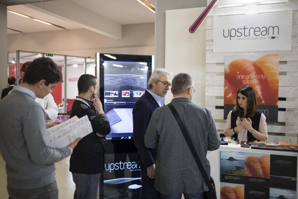 Galleria fotografica






Dispensa

Dispensa – Generi Alimentari & Generi Umani è il magazine italiano indipendente e da collezione dedicato al cibo, creato da Martina Liverani. In Dispensa le storie dei generi alimentari si intersecano a quelle dei generi umani dando vita a originali racconti fatti di parole e immagini. Un progetto controcorrente che in epoca digitale, grazie alla bellezza tattile di un prodotto editoriale antico, invita il lettore a riprendersi il tempo da dedicare alle cose belle. «Non potevamo mancare a questo grande evento, è un’occasione imperdibile non solo a livello di contatti ma anche perché ci offre una full immersion tra le eccellenze della gastronomia»









Italia Squisita 

ItaliaSquisita è il network b2b di riferimento per chi ama la ristorazione e l’accoglienza di alta gamma. Non è voluta mancare all'appuntamento con Identità Milano 2017









James 1599 

Debutto avventuroso nell'alta cucina a Identità Golose del brand James 1599. L'equipaggio, che muove i suoi passi dall'antica Compagnia Inglese delle Indie Orientali, ha portato in scena le sue spezie, i suoi sali dal mondo e le erbe aromatiche. Prodotti di alta qualità, attentamente ricercati e con un packaging all'altezza delle aspettative. Polveri impalpabili, semi aromatici, erbe disidratate, gemme marine e vulcaniche, magnifici pepi e non solo sono stati annusati e assaporati durante il congresso, assieme a golose frolle aromatizzate con la miscela di curry dolce She's My Curry creata ad hoc









Joaquin 

Per la prima volta a Identità Milano, l’azienda vitivinicola irpina Joaquin ha presentato il progetto Joaquin Dall’Isola, che le ha permesso di salvare i pochissimi quintali di uva dell’isola di Capri, prodotti da piccoli vigneti coltivati a varietà Greco, Falanghina, Biancolella, e quella che dai contadini del posto è chiamata “Ciunchesa”. Da Capri, nel 2009, sono state prodotte circa 800 Magnum, mentre nel 2010 sono state realizzate circa 2000 bottiglie. A queste si aggiunge il Vino Rosato 2012, da uve Guarnaccia e Piedirosso, un piccolo gioiello enologico di sole 68 bottiglie









Kai 

Durante tutto il congresso allo spazio espositivo di Coltelleria Kai abbiamo fatto un viaggio in Oriente con sfilettature del pesce con tecnica giapponese, decorazioni con verdure e confezionamenti di sushi e sashimi









Koppert Cress

 Koppert Cress è costantemente alla ricerca di ingredienti naturali innovativi, che permettano agli chef di aumentare il gusto e l’aroma dei loro piatti e di migliorarne la presentazione. «Siamo produttori di colori e gli chef sono i nostri pittori» ci ha spiegato Enrico Zallot. Una vasta rete internazionale di biologi, di esperti nel settore dei vegetali e di gastronomi fornisce un flusso continuo di prodotti, che soddisfa i requisiti culinari sempre più elevati di ristoranti sparsi ovunque nel mondo









Longino & Cardenal

Longino & Cardenal continua il percorso alla base del suo successo: la costante ricerca di cibi rari e preziosi. E' stato accompagnato da due nuovi partner: Pariani, un’azienda piemontese nata come produttrice di Olio di Nocciola, e Tartuflanghe, insignita da anni del titolo “Eccellenza Artigiana” dalla Regione Piemonte. Lo stand ha visto la presenza dello chef basco Senèn González che ha deliziato i visitatori proponendo le innovative lamine di patata disidratata e bacon ripiene di tuorlo d’uovo. All’interno della Longino Vip Lounge, chef e visitatori della manifestazione hanno potuto apprezzare alcuni finger food realizzati dalle giovani e sapienti mani del company chef aziendale, rigorosamente con prodotti commercializzati da Longino & Cardenal. Anche Andrea Larossa, chef del ristorante Larossa ad Alba, ha presentato una versione finger dei suoi piatti a base di prodotti Tartuflanghe. E ancora: plancton marino Veta La Palma; pane Triticum che ha nobilitato il pane precotto e surgelato; i fiori e le erbe eduli dell’azienda alto-atesina Alpin Herbs; il tonno rosso del mediterraneo Balfegò, il baccalà dissalato Giraldo e, non da ultimo, il gambero rosso di Mazara del Vallo di Don Gambero









Macelleria Zivieri e Zivieri Tartufi

In linea con il tema del congresso, Macelleria Zivieri Massimo e Zivieri Tartufi hanno animato il proprio stand con il meglio della loro produzione. Battute al coltello di bovino e cervo affiancate dal tartufo nero pregiato, toast con prosciutto cotto di Mora Romagnola, crostini con patè fegato di pollo allevato a terra e funghi galletti, degustazioni di salame Montanaro di Mora Romagnola recentemente nominato il miglior salame in Italia, tagliata di capriolo e mini hamburger di selvaggina con tartufo bianchetto. Valore delle aziende protagoniste è l'attenzione verso prodotti naturali, a completa disposizione di una ristorazione attenta e scrupolosa, secondo filiere di produzione uniche in Italia









Manicardi 

Manicardi ha portato a Identità Milano due eccellenze enogastronomiche dell’Emilia Romagna: Lambrusco e Aceto Balsamico di Modena. In degustazione: Lambrusco Grasparossa di Castelvetro DOC “Vigna Cà del Fiore”, Spumante Brut Rosè “Fabula”, Aceto Balsamico Tradizionale di Modena DOP Extra Vecchio, Aceto Balsamico di Modena IGP “Nero Elisir”, Aceto Balsamico di Modena IGP “Nero Elisir Gold” e Aceto Balsamico di Modena IGP “5 Scudi”.









Masseria Schinosa

Nella Masseria Schinosa da oltre trecento anni si fa olio extravergine di oliva con amore per la terra e per gli oltre 28.000 secolari olivi pugliesi. Gli oliveti sono condotti con le più moderne tecniche colturali e nella produzione del loro olio extra vergine di oliva si incontrano e si fondono tradizione e innovazione









Mealitaly

Mealitaly e Tesoritalia nascono per promuovere e tutelare le eccellenze tipiche del territorio italiano grazie all’alta qualità della produzione stessa. Lavorando in aree DOP e IGP, come il Parco Nazionale del Vesuvio, la Penisola Sorrentina, le Colline Salernitane e il Cilento, per ciascuna referenza è stato redatto un "disciplinare di produzione interno", elevando gli standard qualitativi a livelli altissimi sia sul mercato italiano che estero. Ogni prodotto è controllato in ogni sua fase di produzione e lavorazione, partendo dalla coltivazione diretta delle materie prime sino al packaging finale









Mepra

Mepra nasce nel 1946 dalla trasformazione dell’azienda della famiglia Prandelli che, a cavallo delle due guerre, produce materiale bellico. L’indirizzo scelto dall’azienda per la propria produzione, privilegia la qualità e non la quantità: l’alluminio, utilizzato fino ad allora, viene immediatamente sostituito dall’ottone cromato, materiale di qualità superiore. Mepra continua a produrre tutti i suoi articoli in Italia, ed è presente oggi negli ambienti più esclusivi e rinomati del mondo, dagli hotel di lusso alle compagnie di crociera e aeree









Mielizia

Nel corso delle tre giornate Mielizia ha effettuato presso il proprio spazio espositivo a Identità Milano degustazioni dei loro mieli italiani millefiori e monoflora e altri prodotti apistici, anche in accompagnamento a formaggi, per conoscere meglio i prodotti della gamma e far apprezzare la varietà del miele italiano, suggerendo insoliti abbinamenti gastronomici









Niko Formazione

Un percorso di formazione unico in Italia, dalla partnership con l'Università degli Studi di Scienze Gastronomiche di Pollenzo alla full immersion in Casadonna Reale, al progetto Spazio, ristorante-laboratorio dove convertire la pratica didattica in lavoro nell'ottica della ricerca









Olitalia

Olitalia a Identità Milano ha presentato le sue eccellenze della linea Gourmet: gli Extravergini Regionali, le Monocultivar, l’Aceto Balsamico di Modena, e Frienn, l’innovativo olio di girasole altoleico per una frittura sana e leggera. L’azienda è specializzata da più di 30 anni nella produzione di oli e aceti ed è presente in oltre 120 paesi nel mondo









Open Blue Global Services

Nello spazio espositivo di Open Blue Global Services abbiamo degustato pesce cobia in tre ricette dello chef Omar Allievi: Cobia affumicato con mele, melanzane, crunchy di pane alla segale e robiola allo yuzu, Cobia marinato al miso con salsa di arance e cicoria e Tiradito di cobia con choclo e camote. Inoltre con Samsung Oculus, un’esperienza di realtà virtuale a 360 gradi, tutti i visitatori hanno potuto immergersi in un viaggio di due minuti e mezzo nell’impianto aziendale a Panama, una vista in elicottero a 12 km dalla costa per visitare le gabbie e scoprire come viene allevato il pesce cobia









Pastificio dei Campi

Per Pastificio dei Campi due chef hanno preparato una ricetta da offrire ai visitatori presso lo spazio espositivo dell’azienda: Christoph Bob del ristorante Refettorio Monastero Santa Rosa ha proposto Pasta dei Campi con peperoni, Mezzi occhi di lupo alla genovese con ali di razza e carciofi di Schito; Andrea Napolitano del ristorante Il Bikini di Vico Equense un Mischiato delicato con polipetti alla luciana, patate affumicate e spaghetti di mare









Pedrazzoli Salumificio

Pedrazzoli, salumificio mantovano nato nel 1950, oggi leader nella produzione di salumi bio, ha esordito a Identità Milano presentando la sua linea di salumi gourmet extra-selezionati Q+. Dedicata a chi ricerca l’eccellenza, Q+ è una collezione di prodotti esclusivi a produzione limitata e si caratterizza per l’estrema artigianalità che si ricollega a un’atavica tradizione norcina valorizzata da un packaging moderno ed essenziale. Si tratta di salumi numerati che consentono di tracciare tutto il ciclo di vita del prodotto. Un omaggio sensoriale e un gusto inconfondibile che nasce dalla ricerca della massima qualità del prodotto e del sapore più genuino









Piccolo Brite

Durante le tre giornate abbiamo potuto assaggiare gli speciali prodotti che provengono dal caseificio Piccolo Brite: formaggio di alpeggio e latteria, formaggio di malga e speck, prodotti che conservano intatto tutto il sapore delle Alpi, affinati, secondo un procedimento naturale, nei locali del caseificio affacciato su Cortina nella frazione di Alverà. Presente allo stand anche il mastro casaro che ha spiegato i vari procedimenti della fase di produzione









PRI.MA

PRI.MA. (fusione delle parole "prima" e “materia"), è una start-up nata in Puglia nel 2015 su iniziativa di un pastry chef e di un imprenditore del settore erboristico-salutistico. Dall'incontro di queste due esperienze prendono vita le 31 essenze della linea PRI.MA., risultato di un innovativo processo di estrazione dagli oli essenziali di frutti, fiori, spezie e piante officinali. Pepe, lime, cannella, zenzero sono solo alcune delle loro essenze con cui sperimentare in cucina. Tre le parole chiave di questa nuova linea: innovazione, riferita alla tecnica estrattiva, continua e circolatoria, per perfetti distillati di gusto; benessere, perché PRI.MA. contiene solo le virtù naturali degli alimenti; e qualità delle preparazioni, grazie all'alta volatilità della profumazione dei suoi oli essenziali e alla loro contemporanea stabilità in cottura che lascia intatti gusto e salubrità









Riso Zaccaria

Abbiamo fatto un lungo viaggio nella storia e nella cultura del riso con Zaccaria, che ci ha presentato più di venti tipologie di riso: biologiche, di Baraggia Dop, integrali e non. Tutte prodotte con estrema cura e nel pieno rispetto dell'ambiente. Zaccaria produce anche Gallette di riso e farine di riso monocultivar. Tutto è integralmente prodotto nelle risaie e negli impianti aziendali a Salussola, in provincia di Biella, in uno dei territori più particolari e unici al mondo per la coltivazione del riso, la Baraggia









RoboQbo

RoboQbo ha presentato al congresso con cooking show di Viviana Varese le applicazioni in gastronomia e pasticceria di Qbo Universal Processing System nella versione 4. Una singola unità Qbo-4 è in grado di cuocere, raffreddare, concentrare, raffinare e lavorare in sottovuoto qualsiasi prodotto alimentare. Oggi è disponibile con un ampio display touchscreen da 10,1” oltre a un'interfaccia user friendly con funzioni avanzate di controllo del processo produttivo e di sanificazione









Selecta

Anche quest'anno in occasione del congresso Selecta ha accolto presso il proprio stand tutti i suoi ospiti per presentare, attraverso degustazioni e approfondimenti, le principali novità che hanno arricchito una selezione di specialità gastronomiche: prodotti ittici della Porto Santo Spirito, Acqua di mare Mediterranea, Ostriche Cadoret, Baccalà tradizionale Rafols, salmone scozzese Loch Fyne, Culatello di Zibello Dop e salumi tradizionali del Podere Cadassa, Foie Gras Rougié, specialità casearia della pregiata selezione Formaggi.it e formaggi francesi del noto affinatore Hervé Mons, una ricca selezione di Grand Crus di cioccolato Valrhona, tartellette dolci e salate, coni e cestini de La Rose Noire, puree di frutta Ravifruit e infine la pregiatissima carne wagyu giapponese









Sommariva Tradizione Agricola

Il frantoio Sommariva, la cui attività è aperta al pubblico, produce da oltre 100 anni olio extravergine d'oliva da olive della varietà Taggiasca, Pignola, Merlina e Colombaia, coltivate nell'azienda agricola di famiglia. Nell'azienda agricola, a conduzione biologica dal 1972, si producono inoltre basilico, rucola, carciofi e pomodori che, nel laboratorio di famiglia, sono trasformati in ottimo pesto genovese con basilico DOP, olive in salamoia, varie salse e conserve









Sosa

L'azienda catalana, leader nella realizzazione di ingredienti per la ristorazione e la pasticceria, è tornata a Identità Milano per presentare i suoi prodotti durante i tre giorni di congresso. La società, nata nel 1967, si è sviluppata nel tempo sino a divenire punto di riferimento internazionale per la produzione di una vastissima gamma di prodotti: frutta secca, frutta disidratata, texturizzanti, estratti vegetali naturali, oli essenziali e molto altro ancora. Tecnologia, ricerca e innovazione consentono all'azienda di ampliare e perfezionare costantemente le linee di prodotto, per rispondere a qualsiasi richiesta di chef e pasticceri









Soul Salad

Soul Salad, il programma radiofonico ideato e condotto dal giornalista e speaker radiofonico Francesco Seminara, coniuga eccellenze enogastronomiche, intrattenimento e soul music. Il programma è approdato a Identità Milano con una postazione esclusiva nella quale si sono svolte interviste agli chef, incontri con produttori vitivinicoli e imprenditori, e focus sui partner della manifestazione









Spirito Contadino

In perfetta sintesi tra storia e cultura, Spirito Contadino ci ha guidati alla scoperta di esperienze sensoriali che svelano un territorio che ha fatto della qualità di vita il suo biglietto da visita, recuperando tradizioni e sapori di una volta. Una sosta speciale del viaggio è stata dedicata all’incontro con lo chef Felice Lo Basso, che con raffinatezza e stile ha preparato prelibatezze con i tesori gastronomici del territorio pugliese, per regalare il piacere di gustare sapori tipici della tradizione e della cultura mediterranea









T&C Tartufi

Portare i profumi e i sapori del tartufo in tavola per tutto l’anno è l’obiettivo di T&C Tentazioni, storica azienda di Acqualagna, capitale del tartufo nella provincia di Pesaro Urbino. Un’offerta unica ideale per la dispensa di tutti gli chef: crema di tartufo estivo, tartufata bianca, salsa di zucca e tartufo bianco, tartufo nero e tartufo bianchetto









Trota oro

Fondata dalla famiglia Leonardi nel 1988, Trota Oro per la prima volta a Identità Milano ha offerto degustazioni di prodotti di itticoltura di montagna allevati nelle fredde e limpide acque delle Dolomiti: salmerino alpino affumicato, trota affumicata, uova di trota, i prodotti marinati e l’ultimo prodotto nato, il Lingotto delle Dolomiti









Tutte le Spezie del Mondo

“Le spezie sono il viaggio” ci ha spiegato Francesca Giorgetti di Tutte le Spezie del Mondo che ci ha fatto scoprire nell'Area Dispensa i suoi gioielli di spezie e tè. I più amati dagli chef sono i neo nati fiori eduli disidratati, molto versatili, sono decorativi, aromatici e tintorei









Università degli Studi di Pollenzo

Per la prima volta l’Università degli studi di Scienze Gastronomiche di Pollenzo ha partecipato a Identità Milano. Gli studenti, italiani e stranieri, hanno messo a frutto quanto hanno imparato in alcuni corsi intervistando chef e produttori, scattando foto e filmando attività con l’occhio curioso e critico dei futuri gastronomi









Unox Forni

Unox ha presentato a Identità Milano CHEFTOP MIND.Maps™, la nuova linea di forni professionali. Grazie alla tecnologia IoT, con CHEFTOP MIND.Maps™ PLUS si ha un controllo totale della cottura nella massima libertà creativa: per impostare il forno non serve digitare dati, con una speciale penna è sufficiente disegnare sullo schermo la temperatura di cottura desiderata e il gioco è fatto!






