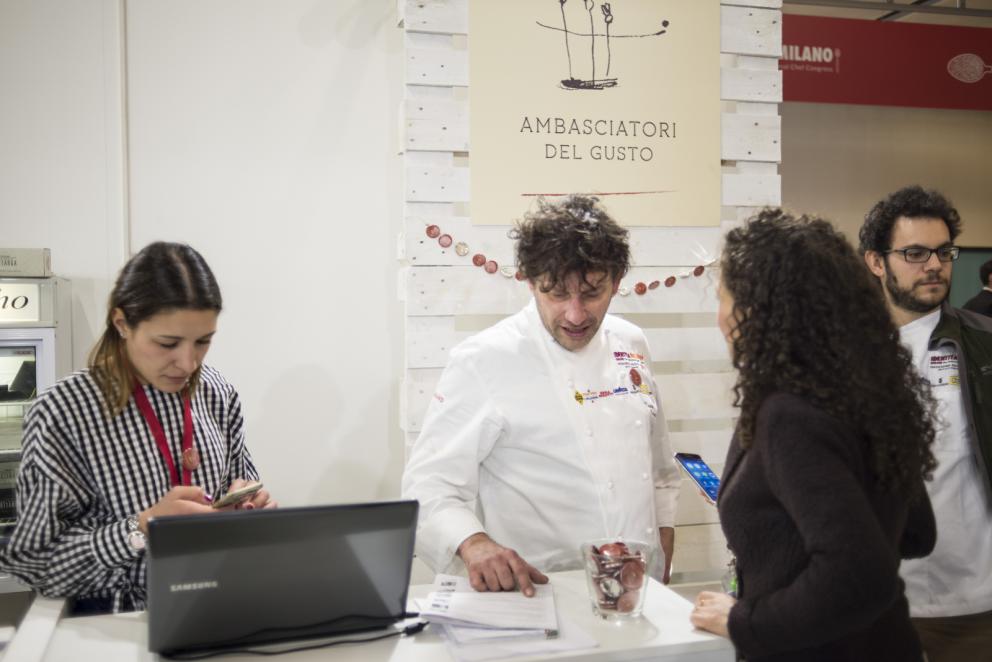 Galleria fotografica






Acetaia Giusti - Il Gran Deposito Aceto Balsamico di Giuseppe Giusti, la più antica azienda produttrice di Aceto Balsamico di Modena fondata nel 1605, ha portato al congresso l’intera Collezione Storica Giusti, una selezione di pregiati aceti balsamici invecchiati fino a 100 anni, assieme a un panettone all’aceto balsamico creato per Acetaia Giusti dall’Antica Pasticceria Muzzi. «Il nostro aceto è sempre in viaggio – ci ha raccontato Claudio Giusti – E' molto interessante vedere come viene utilizzato nelle cucine fusion di tutto il mondo, in Giappone, in Korea e nelle cucine americane e sudamericane». A Identità Golose il Banda Rossa, un aceto balsamico che invecchia in antiche botticelle risalenti al 1600, è stato in assoluto il preferito dagli chef









Agrimontana - Con Agrimontana abbiamo fatto un viaggio tra estetica, ragione e sentimento grazie a diversi appuntamenti con il pastry consultant Emmanuele Forcone che ci ha fatto scoprire forme e strutture in pasticceria; Andrea Tortora, pastry chef, che ha fatto la colomba, preparato la colazione e reinterpretato il pandoro; Diego Crosara, pastry consultant, che ha preparato un Gelato e cioccolato tra dolce e salato; e lo chef Marco Perez che ci ha mostrato un “cibo da favola” in un gioco di molteplici sapori dal gusto unico. Protagonisti i frutti della natura: zenzero candito, amarena chiara, albicocche, pere e olive siciliane candite









Alaska Seafood Marketing Institute (ASMI) - Presenti allo stand di Alaska Seafood i pesci che rappresentano l'eccellenza del gusto, il trionfo della naturalità e, soprattutto, della qualità. Abbiamo scoperto la raffinatezza dei prodotti ittici dell'Alaska: salmone selvaggio, black cod, granchio reale e ikura. Alessio Taffarello, chef di Lile in cucina, ha preparato deliziosi finger food con alcune di queste prelibatezze. Un viaggio meraviglioso dove l'alta qualità della materia prima e la libertà creativa dello chef hanno creato un'esperienza gustativa indimenticabile






