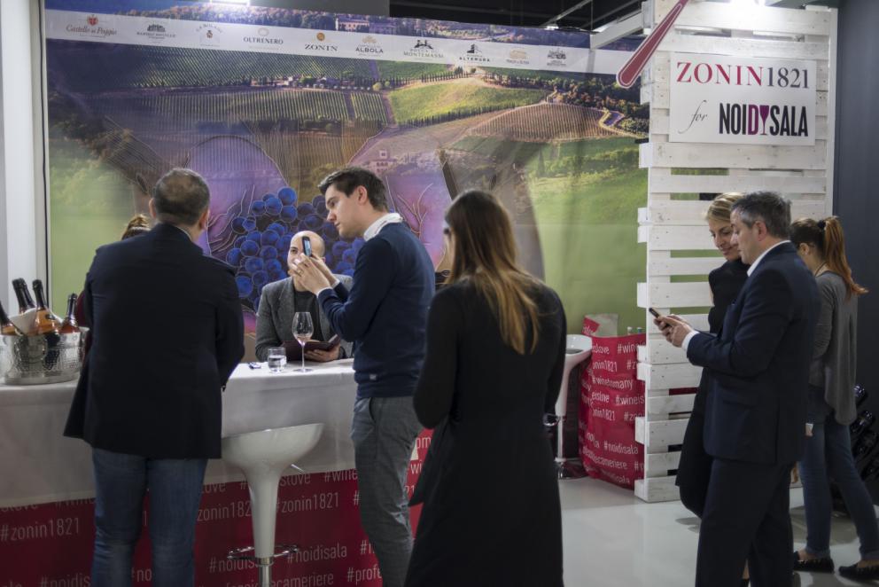 Galleria fotografica






Dispensa

Dispensa – Generi Alimentari & Generi Umani è il magazine italiano indipendente e da collezione dedicato al cibo, creato da Martina Liverani. In Dispensa le storie dei generi alimentari si intersecano a quelle dei generi umani dando vita a originali racconti fatti di parole e immagini. Un progetto controcorrente che in epoca digitale, grazie alla bellezza tattile di un prodotto editoriale antico, invita il lettore a riprendersi il tempo da dedicare alle cose belle. «Non potevamo mancare a questo grande evento, è un’occasione imperdibile non solo a livello di contatti ma anche perché ci offre una full immersion tra le eccellenze della gastronomia»









Italia Squisita 

ItaliaSquisita è il network b2b di riferimento per chi ama la ristorazione e l’accoglienza di alta gamma. Non è voluta mancare all'appuntamento con Identità Milano 2017









James 1599 

Debutto avventuroso nell'alta cucina a Identità Golose del brand James 1599. L'equipaggio, che muove i suoi passi dall'antica Compagnia Inglese delle Indie Orientali, ha portato in scena le sue spezie, i suoi sali dal mondo e le erbe aromatiche. Prodotti di alta qualità, attentamente ricercati e con un packaging all'altezza delle aspettative. Polveri impalpabili, semi aromatici, erbe disidratate, gemme marine e vulcaniche, magnifici pepi e non solo sono stati annusati e assaporati durante il congresso, assieme a golose frolle aromatizzate con la miscela di curry dolce She's My Curry creata ad hoc









Joaquin 

Per la prima volta a Identità Milano, l’azienda vitivinicola irpina Joaquin ha presentato il progetto Joaquin Dall’Isola, che le ha permesso di salvare i pochissimi quintali di uva dell’isola di Capri, prodotti da piccoli vigneti coltivati a varietà Greco, Falanghina, Biancolella, e quella che dai contadini del posto è chiamata “Ciunchesa”. Da Capri, nel 2009, sono state prodotte circa 800 Magnum, mentre nel 2010 sono state realizzate circa 2000 bottiglie. A queste si aggiunge il Vino Rosato 2012, da uve Guarnaccia e Piedirosso, un piccolo gioiello enologico di sole 68 bottiglie









Kai 

Durante tutto il congresso allo spazio espositivo di Coltelleria Kai abbiamo fatto un viaggio in Oriente con sfilettature del pesce con tecnica giapponese, decorazioni con verdure e confezionamenti di sushi e sashimi









Koppert Cress

 Koppert Cress è costantemente alla ricerca di ingredienti naturali innovativi, che permettano agli chef di aumentare il gusto e l’aroma dei loro piatti e di migliorarne la presentazione. «Siamo produttori di colori e gli chef sono i nostri pittori» ci ha spiegato Enrico Zallot. Una vasta rete internazionale di biologi, di esperti nel settore dei vegetali e di gastronomi fornisce un flusso continuo di prodotti, che soddisfa i requisiti culinari sempre più elevati di ristoranti sparsi ovunque nel mondo









Longino & Cardenal

Longino & Cardenal continua il percorso alla base del suo successo: la costante ricerca di cibi rari e preziosi. E' stato accompagnato da due nuovi partner: Pariani, un’azienda piemontese nata come produttrice di Olio di Nocciola, e Tartuflanghe, insignita da anni del titolo “Eccellenza Artigiana” dalla Regione Piemonte. Lo stand ha visto la presenza dello chef basco Senèn González che ha deliziato i visitatori proponendo le innovative lamine di patata disidratata e bacon ripiene di tuorlo d’uovo. All’interno della Longino Vip Lounge, chef e visitatori della manifestazione hanno potuto apprezzare alcuni finger food realizzati dalle giovani e sapienti mani del company chef aziendale, rigorosamente con prodotti commercializzati da Longino & Cardenal. Anche Andrea Larossa, chef del ristorante Larossa ad Alba, ha presentato una versione finger dei suoi piatti a base di prodotti Tartuflanghe. E ancora: plancton marino Veta La Palma; pane Triticum che ha nobilitato il pane precotto e surgelato; i fiori e le erbe eduli dell’azienda alto-atesina Alpin Herbs; il tonno rosso del mediterraneo Balfegò, il baccalà dissalato Giraldo e, non da ultimo, il gambero rosso di Mazara del Vallo di Don Gambero









Macelleria Zivieri e Zivieri Tartufi

In linea con il tema del congresso, Macelleria Zivieri Massimo e Zivieri Tartufi hanno animato il proprio stand con il meglio della loro produzione. Battute al coltello di bovino e cervo affiancate dal tartufo nero pregiato, toast con prosciutto cotto di Mora Romagnola, crostini con patè fegato di pollo allevato a terra e funghi galletti, degustazioni di salame Montanaro di Mora Romagnola recentemente nominato il miglior salame in Italia, tagliata di capriolo e mini hamburger di selvaggina con tartufo bianchetto. Valore delle aziende protagoniste è l'attenzione verso prodotti naturali, a completa disposizione di una ristorazione attenta e scrupolosa, secondo filiere di produzione uniche in Italia









Manicardi 

Manicardi ha portato a Identità Milano due eccellenze enogastronomiche dell’Emilia Romagna: Lambrusco e Aceto Balsamico di Modena. In degustazione: Lambrusco Grasparossa di Castelvetro DOC “Vigna Cà del Fiore”, Spumante Brut Rosè “Fabula”, Aceto Balsamico Tradizionale di Modena DOP Extra Vecchio, Aceto Balsamico di Modena IGP “Nero Elisir”, Aceto Balsamico di Modena IGP “Nero Elisir Gold” e Aceto Balsamico di Modena IGP “5 Scudi”.









Masseria Schinosa

Nella Masseria Schinosa da oltre trecento anni si fa olio extravergine di oliva con amore per la terra e per gli oltre 28.000 secolari olivi pugliesi. Gli oliveti sono condotti con le più moderne tecniche colturali e nella produzione del loro olio extra vergine di oliva si incontrano e si fondono tradizione e innovazione









Mealitaly

Mealitaly e Tesoritalia nascono per promuovere e tutelare le eccellenze tipiche del territorio italiano grazie all’alta qualità della produzione stessa. Lavorando in aree DOP e IGP, come il Parco Nazionale del Vesuvio, la Penisola Sorrentina, le Colline Salernitane e il Cilento, per ciascuna referenza è stato redatto un "disciplinare di produzione interno", elevando gli standard qualitativi a livelli altissimi sia sul mercato italiano che estero. Ogni prodotto è controllato in ogni sua fase di produzione e lavorazione, partendo dalla coltivazione diretta delle materie prime sino al packaging finale









Mepra

Mepra nasce nel 1946 dalla trasformazione dell’azienda della famiglia Prandelli che, a cavallo delle due guerre, produce materiale bellico. L’indirizzo scelto dall’azienda per la propria produzione, privilegia la qualità e non la quantità: l’alluminio, utilizzato fino ad allora, viene immediatamente sostituito dall’ottone cromato, materiale di qualità superiore. Mepra continua a produrre tutti i suoi articoli in Italia, ed è presente oggi negli ambienti più esclusivi e rinomati del mondo, dagli hotel di lusso alle compagnie di crociera e aeree









Mielizia

Nel corso delle tre giornate Mielizia ha effettuato presso il proprio spazio espositivo a Identità Milano degustazioni dei loro mieli italiani millefiori e monoflora e altri prodotti apistici, anche in accompagnamento a formaggi, per conoscere meglio i prodotti della gamma e far apprezzare la varietà del miele italiano, suggerendo insoliti abbinamenti gastronomici









Niko Formazione

Un percorso di formazione unico in Italia, dalla partnership con l'Università degli Studi di Scienze Gastronomiche di Pollenzo alla full immersion in Casadonna Reale, al progetto Spazio, ristorante-laboratorio dove convertire la pratica didattica in lavoro nell'ottica della ricerca









Olitalia

Olitalia a Identità Milano ha presentato le sue eccellenze della linea Gourmet: gli Extravergini Regionali, le Monocultivar, l’Aceto Balsamico di Modena, e Frienn, l’innovativo olio di girasole altoleico per una frittura sana e leggera. L’azienda è specializzata da più di 30 anni nella produzione di oli e aceti ed è presente in oltre 120 paesi nel mondo









Open Blue Global Services

Nello spazio espositivo di Open Blue Global Services abbiamo degustato pesce cobia in tre ricette dello chef Omar Allievi: Cobia affumicato con mele, melanzane, crunchy di pane alla segale e robiola allo yuzu, Cobia marinato al miso con salsa di arance e cicoria e Tiradito di cobia con choclo e camote. Inoltre con Samsung Oculus, un’esperienza di realtà virtuale a 360 gradi, tutti i visitatori hanno potuto immergersi in un viaggio di due minuti e mezzo nell’impianto aziendale a Panama, una vista in elicottero a 12 km dalla costa per visitare le gabbie e scoprire come viene allevato il pesce cobia









Pastificio dei Campi

Per Pastificio dei Campi due chef hanno preparato una ricetta da offrire ai visitatori presso lo spazio espositivo dell’azienda: Christoph Bob del ristorante Refettorio Monastero Santa Rosa ha proposto Pasta dei Campi con peperoni, Mezzi occhi di lupo alla genovese con ali di razza e carciofi di Schito; Andrea Napolitano del ristorante Il Bikini di Vico Equense un Mischiato delicato con polipetti alla luciana, patate affumicate e spaghetti di mare









Pedrazzoli Salumificio

Pedrazzoli, salumificio mantovano nato nel 1950, oggi leader nella produzione di salumi bio, ha esordito a Identità Milano presentando la sua linea di salumi gourmet extra-selezionati Q+. Dedicata a chi ricerca l’eccellenza, Q+ è una collezione di prodotti esclusivi a produzione limitata e si caratterizza per l’estrema artigianalità che si ricollega a un’atavica tradizione norcina valorizzata da un packaging moderno ed essenziale. Si tratta di salumi numerati che consentono di tracciare tutto il ciclo di vita del prodotto. Un omaggio sensoriale e un gusto inconfondibile che nasce dalla ricerca della massima qualità del prodotto e del sapore più genuino









Piccolo Brite

Durante le tre giornate abbiamo potuto assaggiare gli speciali prodotti che provengono dal caseificio Piccolo Brite: formaggio di alpeggio e latteria, formaggio di malga e speck, prodotti che conservano intatto tutto il sapore delle Alpi, affinati, secondo un procedimento naturale, nei locali del caseificio affacciato su Cortina nella frazione di Alverà. Presente allo stand anche il mastro casaro che ha spiegato i vari procedimenti della fase di produzione









PRI.MA

PRI.MA. (fusione delle parole "prima" e “materia"), è una start-up nata in Puglia nel 2015 su iniziativa di un pastry chef e di un imprenditore del settore erboristico-salutistico. Dall'incontro di queste due esperienze prendono vita le 31 essenze della linea PRI.MA., risultato di un innovativo processo di estrazione dagli oli essenziali di frutti, fiori, spezie e piante officinali. Pepe, lime, cannella, zenzero sono solo alcune delle loro essenze con cui sperimentare in cucina. Tre le parole chiave di questa nuova linea: innovazione, riferita alla tecnica estrattiva, continua e circolatoria, per perfetti distillati di gusto; benessere, perché PRI.MA. contiene solo le virtù naturali degli alimenti; e qualità delle preparazioni, grazie all'alta volatilità della profumazione dei suoi oli essenziali e alla loro contemporanea stabilità in cottura che lascia intatti gusto e salubrità









Riso Zaccaria

Abbiamo fatto un lungo viaggio nella storia e nella cultura del riso con Zaccaria, che ci ha presentato più di venti tipologie di riso: biologiche, di Baraggia Dop, integrali e non. Tutte prodotte con estrema cura e nel pieno rispetto dell'ambiente. Zaccaria produce anche Gallette di riso e farine di riso monocultivar. Tutto è integralmente prodotto nelle risaie e negli impianti aziendali a Salussola, in provincia di Biella, in uno dei territori più particolari e unici al mondo per la coltivazione del riso, la Baraggia









RoboQbo

RoboQbo ha presentato al congresso con cooking show di Viviana Varese le applicazioni in gastronomia e pasticceria di Qbo Universal Processing System nella versione 4. Una singola unità Qbo-4 è in grado di cuocere, raffreddare, concentrare, raffinare e lavorare in sottovuoto qualsiasi prodotto alimentare. Oggi è disponibile con un ampio display touchscreen da 10,1” oltre a un'interfaccia user friendly con funzioni avanzate di controllo del processo produttivo e di sanificazione









Selecta

Anche quest'anno in occasione del congresso Selecta ha accolto presso il proprio stand tutti i suoi ospiti per presentare, attraverso degustazioni e approfondimenti, le principali novità che hanno arricchito una selezione di specialità gastronomiche: prodotti ittici della Porto Santo Spirito, Acqua di mare Mediterranea, Ostriche Cadoret, Baccalà tradizionale Rafols, salmone scozzese Loch Fyne, Culatello di Zibello Dop e salumi tradizionali del Podere Cadassa, Foie Gras Rougié, specialità casearia della pregiata selezione Formaggi.it e formaggi francesi del noto affinatore Hervé Mons, una ricca selezione di Grand Crus di cioccolato Valrhona, tartellette dolci e salate, coni e cestini de La Rose Noire, puree di frutta Ravifruit e infine la pregiatissima carne wagyu giapponese









Sommariva Tradizione Agricola

Il frantoio Sommariva, la cui attività è aperta al pubblico, produce da oltre 100 anni olio extravergine d'oliva da olive della varietà Taggiasca, Pignola, Merlina e Colombaia, coltivate nell'azienda agricola di famiglia. Nell'azienda agricola, a conduzione biologica dal 1972, si producono inoltre basilico, rucola, carciofi e pomodori che, nel laboratorio di famiglia, sono trasformati in ottimo pesto genovese con basilico DOP, olive in salamoia, varie salse e conserve









Sosa

L'azienda catalana, leader nella realizzazione di ingredienti per la ristorazione e la pasticceria, è tornata a Identità Milano per presentare i suoi prodotti durante i tre giorni di congresso. La società, nata nel 1967, si è sviluppata nel tempo sino a divenire punto di riferimento internazionale per la produzione di una vastissima gamma di prodotti: frutta secca, frutta disidratata, texturizzanti, estratti vegetali naturali, oli essenziali e molto altro ancora. Tecnologia, ricerca e innovazione consentono all'azienda di ampliare e perfezionare costantemente le linee di prodotto, per rispondere a qualsiasi richiesta di chef e pasticceri









Soul Salad

Soul Salad, il programma radiofonico ideato e condotto dal giornalista e speaker radiofonico Francesco Seminara, coniuga eccellenze enogastronomiche, intrattenimento e soul music. Il programma è approdato a Identità Milano con una postazione esclusiva nella quale si sono svolte interviste agli chef, incontri con produttori vitivinicoli e imprenditori, e focus sui partner della manifestazione









Spirito Contadino

In perfetta sintesi tra storia e cultura, Spirito Contadino ci ha guidati alla scoperta di esperienze sensoriali che svelano un territorio che ha fatto della qualità di vita il suo biglietto da visita, recuperando tradizioni e sapori di una volta. Una sosta speciale del viaggio è stata dedicata all’incontro con lo chef Felice Lo Basso, che con raffinatezza e stile ha preparato prelibatezze con i tesori gastronomici del territorio pugliese, per regalare il piacere di gustare sapori tipici della tradizione e della cultura mediterranea









T&C Tartufi

Portare i profumi e i sapori del tartufo in tavola per tutto l’anno è l’obiettivo di T&C Tentazioni, storica azienda di Acqualagna, capitale del tartufo nella provincia di Pesaro Urbino. Un’offerta unica ideale per la dispensa di tutti gli chef: crema di tartufo estivo, tartufata bianca, salsa di zucca e tartufo bianco, tartufo nero e tartufo bianchetto









Trota oro

Fondata dalla famiglia Leonardi nel 1988, Trota Oro per la prima volta a Identità Milano ha offerto degustazioni di prodotti di itticoltura di montagna allevati nelle fredde e limpide acque delle Dolomiti: salmerino alpino affumicato, trota affumicata, uova di trota, i prodotti marinati e l’ultimo prodotto nato, il Lingotto delle Dolomiti









Tutte le Spezie del Mondo

“Le spezie sono il viaggio” ci ha spiegato Francesca Giorgetti di Tutte le Spezie del Mondo che ci ha fatto scoprire nell'Area Dispensa i suoi gioielli di spezie e tè. I più amati dagli chef sono i neo nati fiori eduli disidratati, molto versatili, sono decorativi, aromatici e tintorei









Università degli Studi di Pollenzo

Per la prima volta l’Università degli studi di Scienze Gastronomiche di Pollenzo ha partecipato a Identità Milano. Gli studenti, italiani e stranieri, hanno messo a frutto quanto hanno imparato in alcuni corsi intervistando chef e produttori, scattando foto e filmando attività con l’occhio curioso e critico dei futuri gastronomi









Unox Forni

Unox ha presentato a Identità Milano CHEFTOP MIND.Maps™, la nuova linea di forni professionali. Grazie alla tecnologia IoT, con CHEFTOP MIND.Maps™ PLUS si ha un controllo totale della cottura nella massima libertà creativa: per impostare il forno non serve digitare dati, con una speciale penna è sufficiente disegnare sullo schermo la temperatura di cottura desiderata e il gioco è fatto!









Upstream

Upstream ha proposto in degustazione il salmone affumicato delle Isole Faroe accanto a due novità: le uova di salmone e il PURO, ossia il salmone fresco. Lo chef Paco Zanobini del ristorante Locanda Mariella di Fragno (PR), ha cucinato degli assaggi sfiziosi con tutta la linea Upstream









Vegal

Per il primo anno a Identità Milano, Vegal ci ha portato sulla luna con il progetto “Razzo” realizzato per lo chef Igles Corelli. L’azienda Vegal produce in tutta Italia: il Razzo è stato creato da un artigiano di Pisa, i piatti in vetro sono prodotti da un’azienda artigianale siciliana e i menu in pelle da una pelletteria di Firenze









Villa Massa

Villa Massa ha presentato al pubblico di Identità Milano il Villa Massa&Tonic, un cocktail che è il perfetto mix tra la freschezza del limoncello e l’aroma del basilico, offerto ogni giorno in abbinamento a una tapas dello chef Stefano Callegaro. Il liquore di limone di Sorrento Villa Massa è prodotto secondo un’antica ricetta di famiglia tramandata da oltre un secolo, senza l’aggiunta di conservanti e coloranti e con un processo di lavorazione tradizionale. I limoni impiegati nella produzione sono unicamente della varietà Limone di Sorrento IGP









Woerndle – Grand Chef

Gran Chef Service ha esposto prodotti che rispettano l’ambiente: Eco-Farming, la prima acquacoltura ecosostenibile in Italia, l'acquacoltura Fresh Fis, Floriamo che produce crescione regionale biologico al 100%, il maiale iberico De Raza che vive in libertà e si alimenta in modo naturale, e Good Herdsmen, la migliore carne bovina proveniente da capi alimentati al pascolo in modo biologico






