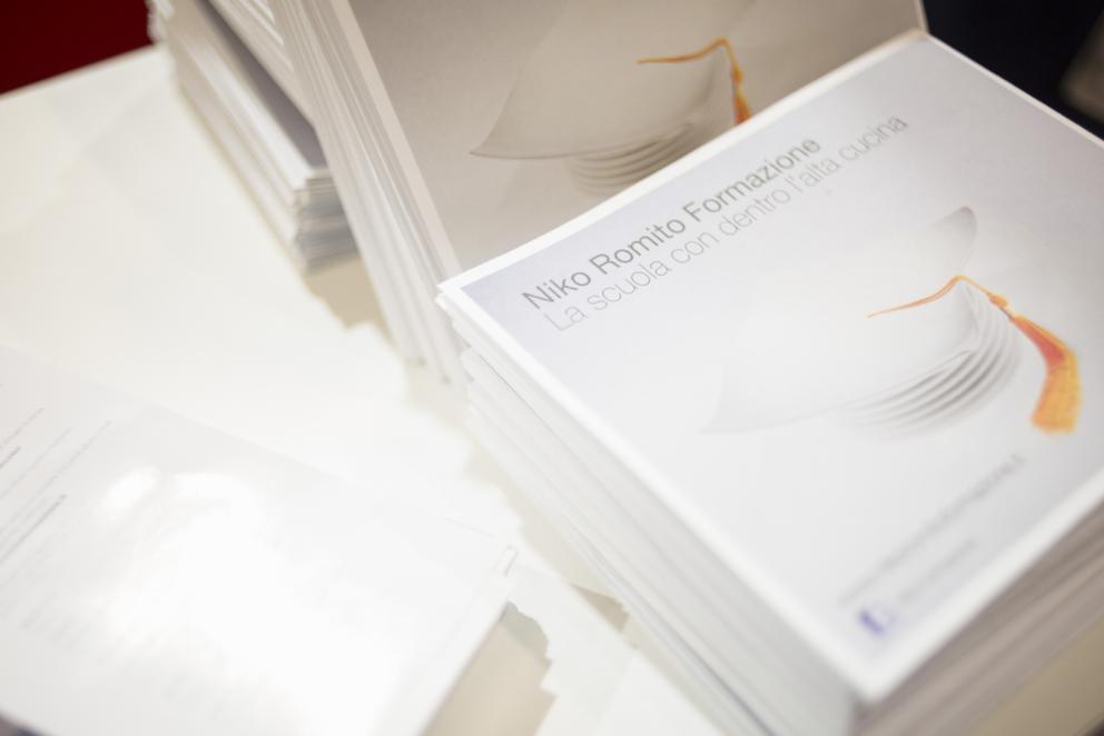 Galleria fotografica






Dispensa

Dispensa – Generi Alimentari & Generi Umani è il magazine italiano indipendente e da collezione dedicato al cibo, creato da Martina Liverani. In Dispensa le storie dei generi alimentari si intersecano a quelle dei generi umani dando vita a originali racconti fatti di parole e immagini. Un progetto controcorrente che in epoca digitale, grazie alla bellezza tattile di un prodotto editoriale antico, invita il lettore a riprendersi il tempo da dedicare alle cose belle. «Non potevamo mancare a questo grande evento, è un’occasione imperdibile non solo a livello di contatti ma anche perché ci offre una full immersion tra le eccellenze della gastronomia»









Italia Squisita 

ItaliaSquisita è il network b2b di riferimento per chi ama la ristorazione e l’accoglienza di alta gamma. Non è voluta mancare all'appuntamento con Identità Milano 2017









James 1599 

Debutto avventuroso nell'alta cucina a Identità Golose del brand James 1599. L'equipaggio, che muove i suoi passi dall'antica Compagnia Inglese delle Indie Orientali, ha portato in scena le sue spezie, i suoi sali dal mondo e le erbe aromatiche. Prodotti di alta qualità, attentamente ricercati e con un packaging all'altezza delle aspettative. Polveri impalpabili, semi aromatici, erbe disidratate, gemme marine e vulcaniche, magnifici pepi e non solo sono stati annusati e assaporati durante il congresso, assieme a golose frolle aromatizzate con la miscela di curry dolce She's My Curry creata ad hoc









Joaquin 

Per la prima volta a Identità Milano, l’azienda vitivinicola irpina Joaquin ha presentato il progetto Joaquin Dall’Isola, che le ha permesso di salvare i pochissimi quintali di uva dell’isola di Capri, prodotti da piccoli vigneti coltivati a varietà Greco, Falanghina, Biancolella, e quella che dai contadini del posto è chiamata “Ciunchesa”. Da Capri, nel 2009, sono state prodotte circa 800 Magnum, mentre nel 2010 sono state realizzate circa 2000 bottiglie. A queste si aggiunge il Vino Rosato 2012, da uve Guarnaccia e Piedirosso, un piccolo gioiello enologico di sole 68 bottiglie









Kai 

Durante tutto il congresso allo spazio espositivo di Coltelleria Kai abbiamo fatto un viaggio in Oriente con sfilettature del pesce con tecnica giapponese, decorazioni con verdure e confezionamenti di sushi e sashimi









Koppert Cress

 Koppert Cress è costantemente alla ricerca di ingredienti naturali innovativi, che permettano agli chef di aumentare il gusto e l’aroma dei loro piatti e di migliorarne la presentazione. «Siamo produttori di colori e gli chef sono i nostri pittori» ci ha spiegato Enrico Zallot. Una vasta rete internazionale di biologi, di esperti nel settore dei vegetali e di gastronomi fornisce un flusso continuo di prodotti, che soddisfa i requisiti culinari sempre più elevati di ristoranti sparsi ovunque nel mondo









Longino & Cardenal

Longino & Cardenal continua il percorso alla base del suo successo: la costante ricerca di cibi rari e preziosi. E' stato accompagnato da due nuovi partner: Pariani, un’azienda piemontese nata come produttrice di Olio di Nocciola, e Tartuflanghe, insignita da anni del titolo “Eccellenza Artigiana” dalla Regione Piemonte. Lo stand ha visto la presenza dello chef basco Senèn González che ha deliziato i visitatori proponendo le innovative lamine di patata disidratata e bacon ripiene di tuorlo d’uovo. All’interno della Longino Vip Lounge, chef e visitatori della manifestazione hanno potuto apprezzare alcuni finger food realizzati dalle giovani e sapienti mani del company chef aziendale, rigorosamente con prodotti commercializzati da Longino & Cardenal. Anche Andrea Larossa, chef del ristorante Larossa ad Alba, ha presentato una versione finger dei suoi piatti a base di prodotti Tartuflanghe. E ancora: plancton marino Veta La Palma; pane Triticum che ha nobilitato il pane precotto e surgelato; i fiori e le erbe eduli dell’azienda alto-atesina Alpin Herbs; il tonno rosso del mediterraneo Balfegò, il baccalà dissalato Giraldo e, non da ultimo, il gambero rosso di Mazara del Vallo di Don Gambero









Macelleria Zivieri e Zivieri Tartufi

In linea con il tema del congresso, Macelleria Zivieri Massimo e Zivieri Tartufi hanno animato il proprio stand con il meglio della loro produzione. Battute al coltello di bovino e cervo affiancate dal tartufo nero pregiato, toast con prosciutto cotto di Mora Romagnola, crostini con patè fegato di pollo allevato a terra e funghi galletti, degustazioni di salame Montanaro di Mora Romagnola recentemente nominato il miglior salame in Italia, tagliata di capriolo e mini hamburger di selvaggina con tartufo bianchetto. Valore delle aziende protagoniste è l'attenzione verso prodotti naturali, a completa disposizione di una ristorazione attenta e scrupolosa, secondo filiere di produzione uniche in Italia









Manicardi 

Manicardi ha portato a Identità Milano due eccellenze enogastronomiche dell’Emilia Romagna: Lambrusco e Aceto Balsamico di Modena. In degustazione: Lambrusco Grasparossa di Castelvetro DOC “Vigna Cà del Fiore”, Spumante Brut Rosè “Fabula”, Aceto Balsamico Tradizionale di Modena DOP Extra Vecchio, Aceto Balsamico di Modena IGP “Nero Elisir”, Aceto Balsamico di Modena IGP “Nero Elisir Gold” e Aceto Balsamico di Modena IGP “5 Scudi”.









Masseria Schinosa

Nella Masseria Schinosa da oltre trecento anni si fa olio extravergine di oliva con amore per la terra e per gli oltre 28.000 secolari olivi pugliesi. Gli oliveti sono condotti con le più moderne tecniche colturali e nella produzione del loro olio extra vergine di oliva si incontrano e si fondono tradizione e innovazione









Mealitaly

Mealitaly e Tesoritalia nascono per promuovere e tutelare le eccellenze tipiche del territorio italiano grazie all’alta qualità della produzione stessa. Lavorando in aree DOP e IGP, come il Parco Nazionale del Vesuvio, la Penisola Sorrentina, le Colline Salernitane e il Cilento, per ciascuna referenza è stato redatto un "disciplinare di produzione interno", elevando gli standard qualitativi a livelli altissimi sia sul mercato italiano che estero. Ogni prodotto è controllato in ogni sua fase di produzione e lavorazione, partendo dalla coltivazione diretta delle materie prime sino al packaging finale









Mepra

Mepra nasce nel 1946 dalla trasformazione dell’azienda della famiglia Prandelli che, a cavallo delle due guerre, produce materiale bellico. L’indirizzo scelto dall’azienda per la propria produzione, privilegia la qualità e non la quantità: l’alluminio, utilizzato fino ad allora, viene immediatamente sostituito dall’ottone cromato, materiale di qualità superiore. Mepra continua a produrre tutti i suoi articoli in Italia, ed è presente oggi negli ambienti più esclusivi e rinomati del mondo, dagli hotel di lusso alle compagnie di crociera e aeree









Mielizia

Nel corso delle tre giornate Mielizia ha effettuato presso il proprio spazio espositivo a Identità Milano degustazioni dei loro mieli italiani millefiori e monoflora e altri prodotti apistici, anche in accompagnamento a formaggi, per conoscere meglio i prodotti della gamma e far apprezzare la varietà del miele italiano, suggerendo insoliti abbinamenti gastronomici






