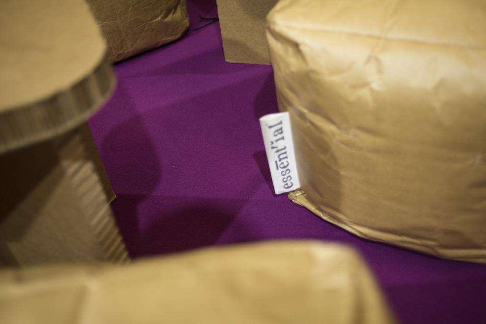 Galleria fotografica






Il viaggio nel mondo di Grana Padano è iniziato il primo giorno di congresso con due degustazioni orizzontali tenute dal Consorzio di Tutela ed è terminato con lo chef Andrea Ribaldone e i suoi sfiziosissimi finger food. La domenica Matteo Baronetto (nella foto con gli GnamBox ed Elisabetta Serraiotto, responsabile Marketing di Grana Padano) ha preparato originali tapas ideate per l'occasione, mentre per la giornata di chiusura il maestro Franco Pepe ci ha regalato la sua personale interpretazione della pizza fritta con il Grana Padano









Durante la pausa lavori, dalle 13 alle 15, lo spazio S.Pellegrino ha offerto ai visitatori del congresso la degustazione di un piatto d’autore: il sabato di Paolo Griffa e Alessandro Rapisarda (nella foto), finalisti rispettivamente della prima e della seconda edizione di S.Pellegrino Young Chef, la domenica un dolce di Loretta Fanella e lunedì il piatto Carciofo&Carciofo di Cristina Bowerman. Domenica alla tavola rotonda Coltivare il talento gli chef Cristina Bowerman, Caterina Ceraudo, Loretta Fanella, Anthony Genovese, Davide Oldani, Ciccio Sultano, Paolo Griffa e Alessandro Rapisarda hanno raccontato storie di successo tra maestri e allievi. E poi è stata da non perdere la specialissima Experience Box...









Giovanni Pellegrino, Alberto Basso e Giuseppe Lo Iudice (nella foto), giovani talenti del Premio Birra Moretti Grand Cru, hanno proposto le loro creazioni ideate in abbinamento con Birra Moretti Grand Cru, rispettivamente: Beer Donuts con Birra Moretti La Bianca, Pancia di maiale iberico, luppolo e Birra Moretti Grand Cru e Anatra alla Birra Moretti Lunga Maturazione, anche in abbinamento









Le miscele iTierra! Origins, in cui si coniugano eccellenza del prodotto, rispetto per l’ambiente e attenzione al sociale e la special edition di “Kafa”, uno dei caffè più pregiati al mondo che nasce nella foresta etiope, sono stati i  protagonisti dello spazio espositivo Lavazza, che ha ospitato un ’esperienza sensoriale con esclusivi aperitivi di food pairing firmati dallo chef Cesare Battisti e dal bartender Dennis Zoppi. A stupire i visitatori l’esclusiva auto “stellata” Smart Forfood, primo ristorante su quattro ruote nato dalla collaborazione tra Lavazza, Mercedes-Benz Italia, Michelin, Focaccia Group e Medici Style, sotto la direzione creativa di Davide Oldani (foto)









Allo stand di Vino Libero & Compagnia, il gruppo Fontanafredda (nella foto, Andrea Farinetti) ci ha raccontato la biodiversità agroalimentare italiana con un viaggio di degustazioni attraverso l’Italia del vino, tra le regioni più importanti del panorama enologico italiano, dal Piemonte fino alla Sicilia









Dopo 4 anni dalla prima edizione è tornato Bread Religion nello spazio Petra Molino Quaglia. Cuochi, pizzaioli, pasticcieri e panettieri hanno accompagnato gli ospiti del congresso lungo un viaggio di profumi e sapori che parte dal grano. Pagnotte da affettare, ciabatte alveolate, focacce salate e dolci lievitati, panini morbidi o con la crosta, impasti di lievito madre con farine Petra macinate a pietra o biologiche, con e senza glutine: queste le forme del pane che i professionisti ospiti hanno farcito per interpretare la loro idea del “viaggio”









Le Cantine Ferrari hanno scelto Identità Golose per continuare il percorso di approfondimento sull’Arte dell’Ospitalità avviato lo scorso anno con The World’s 50 Best Restaurants. Il tema dell’accoglienza, molto sentito da Ferrari che da anni si impegna a valorizzare l’importante ruolo della sala, è stato raccontato sul palcoscenico dell’Auditorium alla scoperta degli elementi che rendono indimenticabile l’esperienza gastronomica. Nella giornata di lunedì lo spazio Ferrari ha offerto degustazioni di Riserve Trentodoc: Perlè, Perlè Bianco, Perlè Nero e Perlè Rosè, abbinati alle creazioni di Alfio Ghezzi, del ristorante Locanda Margon di proprietà della famiglia Lunelli (nella foto, Matteo Lunelli a Identità Milano)









Regione Lombardia ha presentato i suoi prodotti agroalimentari di qualità, un’ampia rappresentanza che si colloca ai primi posti a livello nazionale: 34 prodotti Dop e Igp, 249 prodotti tradizionali di valenza storica, 41 vini tra Docg, Doc e Igt. Allo stand di Regione Lombardia si sono alternati produttori della Valtellina, del territorio comasco e dell’Oltrepò Pavese con degustazioni dei migliori prodotti e vini locali









Il Pastificio Felicetti ha fatto viaggiare la pasta coinvolgendo tre grandi chef al Monograno Diner: Carlo Cracco (nella foto, con Paolo Lopriore) ha presentato un piatto di pasta in chiave italiana, Giorgio Nava ha proposto una cucina sudafricana e Luca Fantin una ricetta ispirata ai sapori del Giappone. Un viaggio tra i sapori del profondo sud e dell’estremo oriente che parte da casa, dall’Italia. Ogni giorno si sono alternati ai fornelli tre giovani cuochi italiani: Lucia Tellone, Sara Preceruti e Antonio Colombo, per interpretare il nuovo nato in casa Felicetti: Il Valentino, lo spaghettone dalle dimensioni più generose









Si è aperto con un omaggio a Iginio Massari (nella foto) l’importante programma dedicato alla pasticceria d'autore che ha visto Valrhona protagonista al congresso. Dossier Dessert è stata l’occasione per osservare il mondo delle pasticcerie secondo la prospettiva internazionale che caratterizza l’approccio di Valrhona, da sempre impegnata a valorizzare l’innovazione e la creatività ponendo al centro il lavoro di tanti giovani professionisti









Alce Nero ha accolto il tema del viaggio costruendo un percorso che parla di materie prime biologiche e di luoghi in cui vengono coltivate. I visitatori hanno incontrato sapori e territori attraverso quattro diverse degustazioni di 12 prodotti, scandite ogni giorno al ritmo di colazione con yogurt, miele e frollini, pranzo con pasta, riso e cereali, merenda con cioccolato, composte di frutta e succhi e aperitivi con olio extravergine di oliva, pomodori e nettari di frutta









Lo spazio espositivo di Autogrill ha ricostruito Bistrot, l’innovativo concept realizzato in collaborazione con l’Università degli Studi di Scienze Gastronomiche di Pollenzo per valorizzare i prodotti tipici e il recupero delle pratiche artigianali. Per accompagnare i visitatori in un immaginario “viaggio lungo un giorno” è stato ricreato un “open-lab” dove riflettere sui nuovi trend del food, attraverso i vari momenti della giornata









«Identità di Champagne è l’appuntamento imperdibile per scoprire il prestigio della più antica Maison de Champagne» ha affermato Andrea Pasqua (nella foto), senior brand manager di Ruinart in Italia. Quest’anno il protagonista è Ruinart Rosé, l’espressione golosa del gusto Ruinart, un elegante connubio tra lo Chardonnay e il Pinot Noir. Le creazioni enoiche dello chef de caves Frédéric Panaiotis hanno mostrato la versatilità dell’abbinamento tra l’alta gastronomia e le bollicine francesi con tre degustazioni giornaliere nel Ruinart Lounge









Berto’s, partner ufficiale per la realizzazione di tutti gli impianti di cottura, ha presentato La Cucina, una nuova divisione su misura che esalta i valori dell’unicità. Vera protagonista sul palcoscenico dell’Auditorium, La Cucina è uno strumento unico, disegnato e realizzato in esclusiva. Allo stand Berto’s si sono alternati cooking show di Paolo Cappuccio, Nicola Dinato e Alessandro Borghese. «Le nostre cucine viaggiano in più di 90 paesi da oltre 40 anni – ha spiegato Enrico Berto - La contaminazione con le altre culture e gli altri mondi è stata fondamentale per portare l’azienda a sviluppare il prodotto che abbiamo presentato a Identità Golose»









Besser Vacuum ci ha illustrato tecniche di cottura sottovuoto e cooking show con degustazioni degli chef Paolo Cappuccio (nella foto) e Marco Marras, assieme alla presentazione del libro dello chef Cappuccio Carne e Foie Gras – Tecniche di cottura e design del piatto, un manuale-ricettario sulle cotture sottovuoto









Anche quest'anno continua la collaborazione con Bragard che ha vestito gli chef con la nuova giacca Grand Chef, che affianca alla versione classica in cotone Piuma Premium il modello Allure in cotone nanotecnologia, novità presentata al congresso assieme alla linea Premium Alain Ducasse By Bragard, nata dalla collaborazione con lo chef tristellato Alain Ducasse









Alessandro Guidi e Cristina Franceschetti vestono con Caraiba le tavole dei migliori ristoranti italiani dal 1993. I loro prestigiosi articoli sono stati utilizzati dagli chef per la presentazione dei piatti sui palchi delle sale del congresso, ma anche per tutti i premi dell'edizione 2017









Chs Group ha confermato la partnership con Comatec, azienda francese leader nella progettazione e realizzazione di articoli monouso di altissima qualità. Al congresso ha presentato una gamma allargata di creazioni all’avanguardia, tra cui un rivoluzionario sacchettino con cannuccia pensato per i cocktail dei locali delle grandi città dove vigono ordinanze sul vetro e contro l’inquinamento









Nello spazio di Coldline Living abbiamo scoperto Life, l’abbattitore multifunzione per la casa. I numerosi workshop presso lo stand hanno sottolineato l’efficacia delle 8 funzioni e degli oltre 100 programmi di Life. In tutte le sale e nelle cucine della manifestazione gli chef hanno lavorato con Vision, la più moderna tecnologia multiclimatica che offre ai professionisti la possibilità di controllare tutte le variabili che influiscono sulla qualità della conservazione degli alimenti






