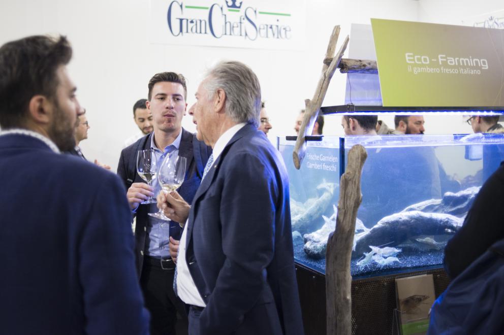 Galleria fotografica






Dispensa

Dispensa – Generi Alimentari & Generi Umani è il magazine italiano indipendente e da collezione dedicato al cibo, creato da Martina Liverani. In Dispensa le storie dei generi alimentari si intersecano a quelle dei generi umani dando vita a originali racconti fatti di parole e immagini. Un progetto controcorrente che in epoca digitale, grazie alla bellezza tattile di un prodotto editoriale antico, invita il lettore a riprendersi il tempo da dedicare alle cose belle. «Non potevamo mancare a questo grande evento, è un’occasione imperdibile non solo a livello di contatti ma anche perché ci offre una full immersion tra le eccellenze della gastronomia»









Italia Squisita 

ItaliaSquisita è il network b2b di riferimento per chi ama la ristorazione e l’accoglienza di alta gamma. Non è voluta mancare all'appuntamento con Identità Milano 2017









James 1599 

Debutto avventuroso nell'alta cucina a Identità Golose del brand James 1599. L'equipaggio, che muove i suoi passi dall'antica Compagnia Inglese delle Indie Orientali, ha portato in scena le sue spezie, i suoi sali dal mondo e le erbe aromatiche. Prodotti di alta qualità, attentamente ricercati e con un packaging all'altezza delle aspettative. Polveri impalpabili, semi aromatici, erbe disidratate, gemme marine e vulcaniche, magnifici pepi e non solo sono stati annusati e assaporati durante il congresso, assieme a golose frolle aromatizzate con la miscela di curry dolce She's My Curry creata ad hoc









Joaquin 

Per la prima volta a Identità Milano, l’azienda vitivinicola irpina Joaquin ha presentato il progetto Joaquin Dall’Isola, che le ha permesso di salvare i pochissimi quintali di uva dell’isola di Capri, prodotti da piccoli vigneti coltivati a varietà Greco, Falanghina, Biancolella, e quella che dai contadini del posto è chiamata “Ciunchesa”. Da Capri, nel 2009, sono state prodotte circa 800 Magnum, mentre nel 2010 sono state realizzate circa 2000 bottiglie. A queste si aggiunge il Vino Rosato 2012, da uve Guarnaccia e Piedirosso, un piccolo gioiello enologico di sole 68 bottiglie









Kai 

Durante tutto il congresso allo spazio espositivo di Coltelleria Kai abbiamo fatto un viaggio in Oriente con sfilettature del pesce con tecnica giapponese, decorazioni con verdure e confezionamenti di sushi e sashimi









Koppert Cress

 Koppert Cress è costantemente alla ricerca di ingredienti naturali innovativi, che permettano agli chef di aumentare il gusto e l’aroma dei loro piatti e di migliorarne la presentazione. «Siamo produttori di colori e gli chef sono i nostri pittori» ci ha spiegato Enrico Zallot. Una vasta rete internazionale di biologi, di esperti nel settore dei vegetali e di gastronomi fornisce un flusso continuo di prodotti, che soddisfa i requisiti culinari sempre più elevati di ristoranti sparsi ovunque nel mondo









Longino & Cardenal

Longino & Cardenal continua il percorso alla base del suo successo: la costante ricerca di cibi rari e preziosi. E' stato accompagnato da due nuovi partner: Pariani, un’azienda piemontese nata come produttrice di Olio di Nocciola, e Tartuflanghe, insignita da anni del titolo “Eccellenza Artigiana” dalla Regione Piemonte. Lo stand ha visto la presenza dello chef basco Senèn González che ha deliziato i visitatori proponendo le innovative lamine di patata disidratata e bacon ripiene di tuorlo d’uovo. All’interno della Longino Vip Lounge, chef e visitatori della manifestazione hanno potuto apprezzare alcuni finger food realizzati dalle giovani e sapienti mani del company chef aziendale, rigorosamente con prodotti commercializzati da Longino & Cardenal. Anche Andrea Larossa, chef del ristorante Larossa ad Alba, ha presentato una versione finger dei suoi piatti a base di prodotti Tartuflanghe. E ancora: plancton marino Veta La Palma; pane Triticum che ha nobilitato il pane precotto e surgelato; i fiori e le erbe eduli dell’azienda alto-atesina Alpin Herbs; il tonno rosso del mediterraneo Balfegò, il baccalà dissalato Giraldo e, non da ultimo, il gambero rosso di Mazara del Vallo di Don Gambero









Macelleria Zivieri e Zivieri Tartufi

In linea con il tema del congresso, Macelleria Zivieri Massimo e Zivieri Tartufi hanno animato il proprio stand con il meglio della loro produzione. Battute al coltello di bovino e cervo affiancate dal tartufo nero pregiato, toast con prosciutto cotto di Mora Romagnola, crostini con patè fegato di pollo allevato a terra e funghi galletti, degustazioni di salame Montanaro di Mora Romagnola recentemente nominato il miglior salame in Italia, tagliata di capriolo e mini hamburger di selvaggina con tartufo bianchetto. Valore delle aziende protagoniste è l'attenzione verso prodotti naturali, a completa disposizione di una ristorazione attenta e scrupolosa, secondo filiere di produzione uniche in Italia









Manicardi 

Manicardi ha portato a Identità Milano due eccellenze enogastronomiche dell’Emilia Romagna: Lambrusco e Aceto Balsamico di Modena. In degustazione: Lambrusco Grasparossa di Castelvetro DOC “Vigna Cà del Fiore”, Spumante Brut Rosè “Fabula”, Aceto Balsamico Tradizionale di Modena DOP Extra Vecchio, Aceto Balsamico di Modena IGP “Nero Elisir”, Aceto Balsamico di Modena IGP “Nero Elisir Gold” e Aceto Balsamico di Modena IGP “5 Scudi”.









Masseria Schinosa

Nella Masseria Schinosa da oltre trecento anni si fa olio extravergine di oliva con amore per la terra e per gli oltre 28.000 secolari olivi pugliesi. Gli oliveti sono condotti con le più moderne tecniche colturali e nella produzione del loro olio extra vergine di oliva si incontrano e si fondono tradizione e innovazione









Mealitaly

Mealitaly e Tesoritalia nascono per promuovere e tutelare le eccellenze tipiche del territorio italiano grazie all’alta qualità della produzione stessa. Lavorando in aree DOP e IGP, come il Parco Nazionale del Vesuvio, la Penisola Sorrentina, le Colline Salernitane e il Cilento, per ciascuna referenza è stato redatto un "disciplinare di produzione interno", elevando gli standard qualitativi a livelli altissimi sia sul mercato italiano che estero. Ogni prodotto è controllato in ogni sua fase di produzione e lavorazione, partendo dalla coltivazione diretta delle materie prime sino al packaging finale









Mepra

Mepra nasce nel 1946 dalla trasformazione dell’azienda della famiglia Prandelli che, a cavallo delle due guerre, produce materiale bellico. L’indirizzo scelto dall’azienda per la propria produzione, privilegia la qualità e non la quantità: l’alluminio, utilizzato fino ad allora, viene immediatamente sostituito dall’ottone cromato, materiale di qualità superiore. Mepra continua a produrre tutti i suoi articoli in Italia, ed è presente oggi negli ambienti più esclusivi e rinomati del mondo, dagli hotel di lusso alle compagnie di crociera e aeree









Mielizia

Nel corso delle tre giornate Mielizia ha effettuato presso il proprio spazio espositivo a Identità Milano degustazioni dei loro mieli italiani millefiori e monoflora e altri prodotti apistici, anche in accompagnamento a formaggi, per conoscere meglio i prodotti della gamma e far apprezzare la varietà del miele italiano, suggerendo insoliti abbinamenti gastronomici









Niko Formazione

Un percorso di formazione unico in Italia, dalla partnership con l'Università degli Studi di Scienze Gastronomiche di Pollenzo alla full immersion in Casadonna Reale, al progetto Spazio, ristorante-laboratorio dove convertire la pratica didattica in lavoro nell'ottica della ricerca









Olitalia

Olitalia a Identità Milano ha presentato le sue eccellenze della linea Gourmet: gli Extravergini Regionali, le Monocultivar, l’Aceto Balsamico di Modena, e Frienn, l’innovativo olio di girasole altoleico per una frittura sana e leggera. L’azienda è specializzata da più di 30 anni nella produzione di oli e aceti ed è presente in oltre 120 paesi nel mondo









Open Blue Global Services

Nello spazio espositivo di Open Blue Global Services abbiamo degustato pesce cobia in tre ricette dello chef Omar Allievi: Cobia affumicato con mele, melanzane, crunchy di pane alla segale e robiola allo yuzu, Cobia marinato al miso con salsa di arance e cicoria e Tiradito di cobia con choclo e camote. Inoltre con Samsung Oculus, un’esperienza di realtà virtuale a 360 gradi, tutti i visitatori hanno potuto immergersi in un viaggio di due minuti e mezzo nell’impianto aziendale a Panama, una vista in elicottero a 12 km dalla costa per visitare le gabbie e scoprire come viene allevato il pesce cobia









Pastificio dei Campi

Per Pastificio dei Campi due chef hanno preparato una ricetta da offrire ai visitatori presso lo spazio espositivo dell’azienda: Christoph Bob del ristorante Refettorio Monastero Santa Rosa ha proposto Pasta dei Campi con peperoni, Mezzi occhi di lupo alla genovese con ali di razza e carciofi di Schito; Andrea Napolitano del ristorante Il Bikini di Vico Equense un Mischiato delicato con polipetti alla luciana, patate affumicate e spaghetti di mare









Pedrazzoli Salumificio

Pedrazzoli, salumificio mantovano nato nel 1950, oggi leader nella produzione di salumi bio, ha esordito a Identità Milano presentando la sua linea di salumi gourmet extra-selezionati Q+. Dedicata a chi ricerca l’eccellenza, Q+ è una collezione di prodotti esclusivi a produzione limitata e si caratterizza per l’estrema artigianalità che si ricollega a un’atavica tradizione norcina valorizzata da un packaging moderno ed essenziale. Si tratta di salumi numerati che consentono di tracciare tutto il ciclo di vita del prodotto. Un omaggio sensoriale e un gusto inconfondibile che nasce dalla ricerca della massima qualità del prodotto e del sapore più genuino









Piccolo Brite

Durante le tre giornate abbiamo potuto assaggiare gli speciali prodotti che provengono dal caseificio Piccolo Brite: formaggio di alpeggio e latteria, formaggio di malga e speck, prodotti che conservano intatto tutto il sapore delle Alpi, affinati, secondo un procedimento naturale, nei locali del caseificio affacciato su Cortina nella frazione di Alverà. Presente allo stand anche il mastro casaro che ha spiegato i vari procedimenti della fase di produzione









PRI.MA

PRI.MA. (fusione delle parole "prima" e “materia"), è una start-up nata in Puglia nel 2015 su iniziativa di un pastry chef e di un imprenditore del settore erboristico-salutistico. Dall'incontro di queste due esperienze prendono vita le 31 essenze della linea PRI.MA., risultato di un innovativo processo di estrazione dagli oli essenziali di frutti, fiori, spezie e piante officinali. Pepe, lime, cannella, zenzero sono solo alcune delle loro essenze con cui sperimentare in cucina. Tre le parole chiave di questa nuova linea: innovazione, riferita alla tecnica estrattiva, continua e circolatoria, per perfetti distillati di gusto; benessere, perché PRI.MA. contiene solo le virtù naturali degli alimenti; e qualità delle preparazioni, grazie all'alta volatilità della profumazione dei suoi oli essenziali e alla loro contemporanea stabilità in cottura che lascia intatti gusto e salubrità









Riso Zaccaria

Abbiamo fatto un lungo viaggio nella storia e nella cultura del riso con Zaccaria, che ci ha presentato più di venti tipologie di riso: biologiche, di Baraggia Dop, integrali e non. Tutte prodotte con estrema cura e nel pieno rispetto dell'ambiente. Zaccaria produce anche Gallette di riso e farine di riso monocultivar. Tutto è integralmente prodotto nelle risaie e negli impianti aziendali a Salussola, in provincia di Biella, in uno dei territori più particolari e unici al mondo per la coltivazione del riso, la Baraggia









RoboQbo

RoboQbo ha presentato al congresso con cooking show di Viviana Varese le applicazioni in gastronomia e pasticceria di Qbo Universal Processing System nella versione 4. Una singola unità Qbo-4 è in grado di cuocere, raffreddare, concentrare, raffinare e lavorare in sottovuoto qualsiasi prodotto alimentare. Oggi è disponibile con un ampio display touchscreen da 10,1” oltre a un'interfaccia user friendly con funzioni avanzate di controllo del processo produttivo e di sanificazione









Selecta

Anche quest'anno in occasione del congresso Selecta ha accolto presso il proprio stand tutti i suoi ospiti per presentare, attraverso degustazioni e approfondimenti, le principali novità che hanno arricchito una selezione di specialità gastronomiche: prodotti ittici della Porto Santo Spirito, Acqua di mare Mediterranea, Ostriche Cadoret, Baccalà tradizionale Rafols, salmone scozzese Loch Fyne, Culatello di Zibello Dop e salumi tradizionali del Podere Cadassa, Foie Gras Rougié, specialità casearia della pregiata selezione Formaggi.it e formaggi francesi del noto affinatore Hervé Mons, una ricca selezione di Grand Crus di cioccolato Valrhona, tartellette dolci e salate, coni e cestini de La Rose Noire, puree di frutta Ravifruit e infine la pregiatissima carne wagyu giapponese









Sommariva Tradizione Agricola

Il frantoio Sommariva, la cui attività è aperta al pubblico, produce da oltre 100 anni olio extravergine d'oliva da olive della varietà Taggiasca, Pignola, Merlina e Colombaia, coltivate nell'azienda agricola di famiglia. Nell'azienda agricola, a conduzione biologica dal 1972, si producono inoltre basilico, rucola, carciofi e pomodori che, nel laboratorio di famiglia, sono trasformati in ottimo pesto genovese con basilico DOP, olive in salamoia, varie salse e conserve









Sosa

L'azienda catalana, leader nella realizzazione di ingredienti per la ristorazione e la pasticceria, è tornata a Identità Milano per presentare i suoi prodotti durante i tre giorni di congresso. La società, nata nel 1967, si è sviluppata nel tempo sino a divenire punto di riferimento internazionale per la produzione di una vastissima gamma di prodotti: frutta secca, frutta disidratata, texturizzanti, estratti vegetali naturali, oli essenziali e molto altro ancora. Tecnologia, ricerca e innovazione consentono all'azienda di ampliare e perfezionare costantemente le linee di prodotto, per rispondere a qualsiasi richiesta di chef e pasticceri









Soul Salad

Soul Salad, il programma radiofonico ideato e condotto dal giornalista e speaker radiofonico Francesco Seminara, coniuga eccellenze enogastronomiche, intrattenimento e soul music. Il programma è approdato a Identità Milano con una postazione esclusiva nella quale si sono svolte interviste agli chef, incontri con produttori vitivinicoli e imprenditori, e focus sui partner della manifestazione









Spirito Contadino

In perfetta sintesi tra storia e cultura, Spirito Contadino ci ha guidati alla scoperta di esperienze sensoriali che svelano un territorio che ha fatto della qualità di vita il suo biglietto da visita, recuperando tradizioni e sapori di una volta. Una sosta speciale del viaggio è stata dedicata all’incontro con lo chef Felice Lo Basso, che con raffinatezza e stile ha preparato prelibatezze con i tesori gastronomici del territorio pugliese, per regalare il piacere di gustare sapori tipici della tradizione e della cultura mediterranea









T&C Tartufi

Portare i profumi e i sapori del tartufo in tavola per tutto l’anno è l’obiettivo di T&C Tentazioni, storica azienda di Acqualagna, capitale del tartufo nella provincia di Pesaro Urbino. Un’offerta unica ideale per la dispensa di tutti gli chef: crema di tartufo estivo, tartufata bianca, salsa di zucca e tartufo bianco, tartufo nero e tartufo bianchetto









Trota oro

Fondata dalla famiglia Leonardi nel 1988, Trota Oro per la prima volta a Identità Milano ha offerto degustazioni di prodotti di itticoltura di montagna allevati nelle fredde e limpide acque delle Dolomiti: salmerino alpino affumicato, trota affumicata, uova di trota, i prodotti marinati e l’ultimo prodotto nato, il Lingotto delle Dolomiti









Tutte le Spezie del Mondo

“Le spezie sono il viaggio” ci ha spiegato Francesca Giorgetti di Tutte le Spezie del Mondo che ci ha fatto scoprire nell'Area Dispensa i suoi gioielli di spezie e tè. I più amati dagli chef sono i neo nati fiori eduli disidratati, molto versatili, sono decorativi, aromatici e tintorei









Università degli Studi di Pollenzo

Per la prima volta l’Università degli studi di Scienze Gastronomiche di Pollenzo ha partecipato a Identità Milano. Gli studenti, italiani e stranieri, hanno messo a frutto quanto hanno imparato in alcuni corsi intervistando chef e produttori, scattando foto e filmando attività con l’occhio curioso e critico dei futuri gastronomi









Unox Forni

Unox ha presentato a Identità Milano CHEFTOP MIND.Maps™, la nuova linea di forni professionali. Grazie alla tecnologia IoT, con CHEFTOP MIND.Maps™ PLUS si ha un controllo totale della cottura nella massima libertà creativa: per impostare il forno non serve digitare dati, con una speciale penna è sufficiente disegnare sullo schermo la temperatura di cottura desiderata e il gioco è fatto!









Upstream

Upstream ha proposto in degustazione il salmone affumicato delle Isole Faroe accanto a due novità: le uova di salmone e il PURO, ossia il salmone fresco. Lo chef Paco Zanobini del ristorante Locanda Mariella di Fragno (PR), ha cucinato degli assaggi sfiziosi con tutta la linea Upstream









Vegal

Per il primo anno a Identità Milano, Vegal ci ha portato sulla luna con il progetto “Razzo” realizzato per lo chef Igles Corelli. L’azienda Vegal produce in tutta Italia: il Razzo è stato creato da un artigiano di Pisa, i piatti in vetro sono prodotti da un’azienda artigianale siciliana e i menu in pelle da una pelletteria di Firenze









Villa Massa

Villa Massa ha presentato al pubblico di Identità Milano il Villa Massa&Tonic, un cocktail che è il perfetto mix tra la freschezza del limoncello e l’aroma del basilico, offerto ogni giorno in abbinamento a una tapas dello chef Stefano Callegaro. Il liquore di limone di Sorrento Villa Massa è prodotto secondo un’antica ricetta di famiglia tramandata da oltre un secolo, senza l’aggiunta di conservanti e coloranti e con un processo di lavorazione tradizionale. I limoni impiegati nella produzione sono unicamente della varietà Limone di Sorrento IGP






