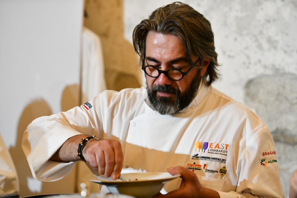 Galleria fotograficaTeatro dell'evento di&nbsp;East Lombardy, il&nbsp;monastero di Ast&igrave;no,&nbsp;Bergamo.&nbsp;E'&nbsp;un complesso conventuale plurisecolare di origine&nbsp;vallombrosana&nbsp;non pi&ugrave; attivo e&nbsp;restaurato nel 2015.
Alcuni degli illustri cuochi che hanno preso parte all'evento. Si riconoscono&nbsp;Carlo Cracco,&nbsp;Chicco Cerea,&nbsp;Tonino Cannavacciuolo&nbsp;e&nbsp;Bobo Cerea
L'affluenza ad "Astino nel Gusto": oltre 4mila partecipanti in&nbsp;3 giorni, 1.100 solo nell'evento di domenica
Ha aperto le danze&nbsp;Antonia Klugmann,&nbsp;L'Argine&nbsp;di Venc&ograve; (Gorizia),&nbsp;proponendo il suo&nbsp;Orzo, farro e radice amara.
Davide Oldani&nbsp;del ristorante&nbsp;D'O&nbsp;di Cornaredo (Milano), al fianco di&nbsp;Lisa Casali.&nbsp;L'autore della cucina Pop ha mostrato a tutti l&rsquo;importanza di lavorare con materie prime buone perch&eacute;, anche se povere, sono in grado di dare origine a piatti emozionanti.
Heinz Beck,&nbsp;La Pergola&nbsp;del Rome Cavalieri, Roma, 3 stelle Michelin,&nbsp;ha preparato &ldquo;Fontana o Pomodoro?&rdquo;: pomodoro, tonno fresco, semi di chia, capperi e chinoa soffiata. Un piatto concettuale, ispirato ai due grandi artisti evocati nel titolo
Tonino Cannavacciuolo,&nbsp;Villa Crespi&nbsp;(Orta San Giulio, Novara)
Chicco Cerea&nbsp;e&nbsp;Paolo Rota,&nbsp;Da Vittorio&nbsp;(Brusaporto, Bergamo):&nbsp;i padroni di casa preparano uno dei piatti protagonisti della serata di domenica: Risotto con lo Strachitunt
Carlo Cracco,&nbsp;Cracco, Milano (trasloco a breve, in galleria Vittorio Emanuele II). Ha proposto un classico della sua cucina, l&rsquo;&rdquo;Uovo affumicato&rdquo;. Cooking show sold out e tutti in fila allo stand per non lasciarsi sfuggire l&rsquo;occasione di vederlo all&rsquo;opera
