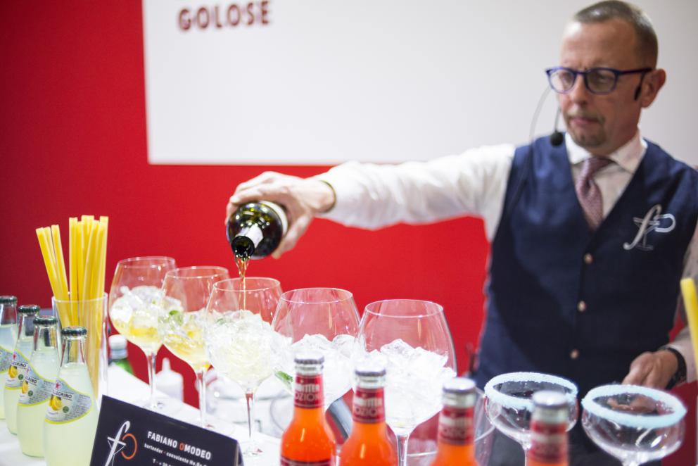 Galleria fotografica






Il viaggio nel mondo di Grana Padano è iniziato il primo giorno di congresso con due degustazioni orizzontali tenute dal Consorzio di Tutela ed è terminato con lo chef Andrea Ribaldone e i suoi sfiziosissimi finger food. La domenica Matteo Baronetto (nella foto con gli GnamBox ed Elisabetta Serraiotto, responsabile Marketing di Grana Padano) ha preparato originali tapas ideate per l'occasione, mentre per la giornata di chiusura il maestro Franco Pepe ci ha regalato la sua personale interpretazione della pizza fritta con il Grana Padano









Durante la pausa lavori, dalle 13 alle 15, lo spazio S.Pellegrino ha offerto ai visitatori del congresso la degustazione di un piatto d’autore: il sabato di Paolo Griffa e Alessandro Rapisarda (nella foto), finalisti rispettivamente della prima e della seconda edizione di S.Pellegrino Young Chef, la domenica un dolce di Loretta Fanella e lunedì il piatto Carciofo&Carciofo di Cristina Bowerman. Domenica alla tavola rotonda Coltivare il talento gli chef Cristina Bowerman, Caterina Ceraudo, Loretta Fanella, Anthony Genovese, Davide Oldani, Ciccio Sultano, Paolo Griffa e Alessandro Rapisarda hanno raccontato storie di successo tra maestri e allievi. E poi è stata da non perdere la specialissima Experience Box...









Giovanni Pellegrino, Alberto Basso e Giuseppe Lo Iudice (nella foto), giovani talenti del Premio Birra Moretti Grand Cru, hanno proposto le loro creazioni ideate in abbinamento con Birra Moretti Grand Cru, rispettivamente: Beer Donuts con Birra Moretti La Bianca, Pancia di maiale iberico, luppolo e Birra Moretti Grand Cru e Anatra alla Birra Moretti Lunga Maturazione, anche in abbinamento









Le miscele iTierra! Origins, in cui si coniugano eccellenza del prodotto, rispetto per l’ambiente e attenzione al sociale e la special edition di “Kafa”, uno dei caffè più pregiati al mondo che nasce nella foresta etiope, sono stati i  protagonisti dello spazio espositivo Lavazza, che ha ospitato un ’esperienza sensoriale con esclusivi aperitivi di food pairing firmati dallo chef Cesare Battisti e dal bartender Dennis Zoppi. A stupire i visitatori l’esclusiva auto “stellata” Smart Forfood, primo ristorante su quattro ruote nato dalla collaborazione tra Lavazza, Mercedes-Benz Italia, Michelin, Focaccia Group e Medici Style, sotto la direzione creativa di Davide Oldani (foto)









Allo stand di Vino Libero & Compagnia, il gruppo Fontanafredda (nella foto, Andrea Farinetti) ci ha raccontato la biodiversità agroalimentare italiana con un viaggio di degustazioni attraverso l’Italia del vino, tra le regioni più importanti del panorama enologico italiano, dal Piemonte fino alla Sicilia









Dopo 4 anni dalla prima edizione è tornato Bread Religion nello spazio Petra Molino Quaglia. Cuochi, pizzaioli, pasticcieri e panettieri hanno accompagnato gli ospiti del congresso lungo un viaggio di profumi e sapori che parte dal grano. Pagnotte da affettare, ciabatte alveolate, focacce salate e dolci lievitati, panini morbidi o con la crosta, impasti di lievito madre con farine Petra macinate a pietra o biologiche, con e senza glutine: queste le forme del pane che i professionisti ospiti hanno farcito per interpretare la loro idea del “viaggio”









Le Cantine Ferrari hanno scelto Identità Golose per continuare il percorso di approfondimento sull’Arte dell’Ospitalità avviato lo scorso anno con The World’s 50 Best Restaurants. Il tema dell’accoglienza, molto sentito da Ferrari che da anni si impegna a valorizzare l’importante ruolo della sala, è stato raccontato sul palcoscenico dell’Auditorium alla scoperta degli elementi che rendono indimenticabile l’esperienza gastronomica. Nella giornata di lunedì lo spazio Ferrari ha offerto degustazioni di Riserve Trentodoc: Perlè, Perlè Bianco, Perlè Nero e Perlè Rosè, abbinati alle creazioni di Alfio Ghezzi, del ristorante Locanda Margon di proprietà della famiglia Lunelli (nella foto, Matteo Lunelli a Identità Milano)









Regione Lombardia ha presentato i suoi prodotti agroalimentari di qualità, un’ampia rappresentanza che si colloca ai primi posti a livello nazionale: 34 prodotti Dop e Igp, 249 prodotti tradizionali di valenza storica, 41 vini tra Docg, Doc e Igt. Allo stand di Regione Lombardia si sono alternati produttori della Valtellina, del territorio comasco e dell’Oltrepò Pavese con degustazioni dei migliori prodotti e vini locali









Il Pastificio Felicetti ha fatto viaggiare la pasta coinvolgendo tre grandi chef al Monograno Diner: Carlo Cracco (nella foto, con Paolo Lopriore) ha presentato un piatto di pasta in chiave italiana, Giorgio Nava ha proposto una cucina sudafricana e Luca Fantin una ricetta ispirata ai sapori del Giappone. Un viaggio tra i sapori del profondo sud e dell’estremo oriente che parte da casa, dall’Italia. Ogni giorno si sono alternati ai fornelli tre giovani cuochi italiani: Lucia Tellone, Sara Preceruti e Antonio Colombo, per interpretare il nuovo nato in casa Felicetti: Il Valentino, lo spaghettone dalle dimensioni più generose









Si è aperto con un omaggio a Iginio Massari (nella foto) l’importante programma dedicato alla pasticceria d'autore che ha visto Valrhona protagonista al congresso. Dossier Dessert è stata l’occasione per osservare il mondo delle pasticcerie secondo la prospettiva internazionale che caratterizza l’approccio di Valrhona, da sempre impegnata a valorizzare l’innovazione e la creatività ponendo al centro il lavoro di tanti giovani professionisti









Alce Nero ha accolto il tema del viaggio costruendo un percorso che parla di materie prime biologiche e di luoghi in cui vengono coltivate. I visitatori hanno incontrato sapori e territori attraverso quattro diverse degustazioni di 12 prodotti, scandite ogni giorno al ritmo di colazione con yogurt, miele e frollini, pranzo con pasta, riso e cereali, merenda con cioccolato, composte di frutta e succhi e aperitivi con olio extravergine di oliva, pomodori e nettari di frutta









Lo spazio espositivo di Autogrill ha ricostruito Bistrot, l’innovativo concept realizzato in collaborazione con l’Università degli Studi di Scienze Gastronomiche di Pollenzo per valorizzare i prodotti tipici e il recupero delle pratiche artigianali. Per accompagnare i visitatori in un immaginario “viaggio lungo un giorno” è stato ricreato un “open-lab” dove riflettere sui nuovi trend del food, attraverso i vari momenti della giornata









«Identità di Champagne è l’appuntamento imperdibile per scoprire il prestigio della più antica Maison de Champagne» ha affermato Andrea Pasqua (nella foto), senior brand manager di Ruinart in Italia. Quest’anno il protagonista è Ruinart Rosé, l’espressione golosa del gusto Ruinart, un elegante connubio tra lo Chardonnay e il Pinot Noir. Le creazioni enoiche dello chef de caves Frédéric Panaiotis hanno mostrato la versatilità dell’abbinamento tra l’alta gastronomia e le bollicine francesi con tre degustazioni giornaliere nel Ruinart Lounge









Berto’s, partner ufficiale per la realizzazione di tutti gli impianti di cottura, ha presentato La Cucina, una nuova divisione su misura che esalta i valori dell’unicità. Vera protagonista sul palcoscenico dell’Auditorium, La Cucina è uno strumento unico, disegnato e realizzato in esclusiva. Allo stand Berto’s si sono alternati cooking show di Paolo Cappuccio, Nicola Dinato e Alessandro Borghese. «Le nostre cucine viaggiano in più di 90 paesi da oltre 40 anni – ha spiegato Enrico Berto - La contaminazione con le altre culture e gli altri mondi è stata fondamentale per portare l’azienda a sviluppare il prodotto che abbiamo presentato a Identità Golose»









Besser Vacuum ci ha illustrato tecniche di cottura sottovuoto e cooking show con degustazioni degli chef Paolo Cappuccio (nella foto) e Marco Marras, assieme alla presentazione del libro dello chef Cappuccio Carne e Foie Gras – Tecniche di cottura e design del piatto, un manuale-ricettario sulle cotture sottovuoto









Anche quest'anno continua la collaborazione con Bragard che ha vestito gli chef con la nuova giacca Grand Chef, che affianca alla versione classica in cotone Piuma Premium il modello Allure in cotone nanotecnologia, novità presentata al congresso assieme alla linea Premium Alain Ducasse By Bragard, nata dalla collaborazione con lo chef tristellato Alain Ducasse









Alessandro Guidi e Cristina Franceschetti vestono con Caraiba le tavole dei migliori ristoranti italiani dal 1993. I loro prestigiosi articoli sono stati utilizzati dagli chef per la presentazione dei piatti sui palchi delle sale del congresso, ma anche per tutti i premi dell'edizione 2017









Chs Group ha confermato la partnership con Comatec, azienda francese leader nella progettazione e realizzazione di articoli monouso di altissima qualità. Al congresso ha presentato una gamma allargata di creazioni all’avanguardia, tra cui un rivoluzionario sacchettino con cannuccia pensato per i cocktail dei locali delle grandi città dove vigono ordinanze sul vetro e contro l’inquinamento









Nello spazio di Coldline Living abbiamo scoperto Life, l’abbattitore multifunzione per la casa. I numerosi workshop presso lo stand hanno sottolineato l’efficacia delle 8 funzioni e degli oltre 100 programmi di Life. In tutte le sale e nelle cucine della manifestazione gli chef hanno lavorato con Vision, la più moderna tecnologia multiclimatica che offre ai professionisti la possibilità di controllare tutte le variabili che influiscono sulla qualità della conservazione degli alimenti









Essent’ial è un marchio emiliano che produce complementi d’arredo caratterizzati dal design originale e dall’utilizzo di materiali riciclati, come la fibra di cellulosa e il cartone Fsc. L’azienda ha fornito a Identità Golose pouf e poltrone che hanno arredato l’area lounge, oltre allo spazio Identità di Cocktail e i sacchetti porta pane, fil-rouge presente in tutti gli stand. Al Tuler, tagliere in cartone Fsc, ha accompagnato le preparazioni degli chef durante le lezioni









Il cubetto Hoshizaki "Crescent", unico a poter essere utilizzato nei secchielli del vino senza aggiunta d'acqua, ha avuto il palcoscenico più adatto a dimostrare le sue caratteristiche di durata, brillantezza e fluidità nell'accogliere bottiglie di vino e spumante/champagne, “a secco”. Non sono mancati il cubetto a sei lati e spigoli vivi, il vero "cubetto" Hoshizaki, come anche la forma a sfera e lo "shot glass", che in Hoshizaki prende una straordinaria lucentezza e trasparenza, utilizzati in veste di aperitivi di pregio, come caviale e salmone









Host Milano si è raccontata a Identità come la manifestazione di riferimento nel panorama mondiale dell’equipment, coffee and food, nonché il leader assoluto nei settori Ho.Re.Ca., foodservice, retail, Gdo e hotellerie. Circa 2000 aziende da 47 Paesi propongono macchine, attrezzature, prodotti e servizi innovativi e di qualità a 150mila operatori da 172 Paesi. Oltre al business, sono 400 gli appuntamenti tra cooking show e momenti di formazione. Host Milano è a fieramilano dal 20 al 24 ottobre 2017, con la seconda edizione di Identità Future in collaborazione con Identità Golose









Con i suoi piccoli elettrodomestici, KitchenAid ha supportato il talento e la passione degli chef di Identità Golose ma anche di tutti gli appassionati di cucina che desiderano raggiungere a casa gli stessi risultati di alto livello. Prestazioni professionali, alta qualità manifatturiera e design iconico da sempre contraddistinguono il marchio









A Identità Golose, Tutto Pannocarta di Lucart Group è stato un alleato prezioso per le attività degli chef impegnati sui palchi. L’innovativo rotolo in carta per la cucina ha caratteristiche funzionali di fortissimo impatto che ruotano intorno alla tecnologia della carta a secco









Qual è il futuro del gelato? La risposta è in una macchina mantecatrice di Motor Power e Brx, attenta ai temi della sostenibilità ambientale, pensata da e per i gelatieri. Nuovi metodi di gestire idee e processi creativi si sono alternati alle narrazioni dei migliori gelatieri d’Italia (nella foto, Roberto Lobrano) su temi come tecnica, ricerca e passione, mentre i grandi chef, come Moreno Cedroni, hanno preparato gelati inimmaginabili spalancando nuove frontiere della creatività









Pavoni Italia ha rinnovato la partnership con Identità Golose, in qualità di partner tecnico. L’azienda, con oltre 3 decenni di innovazione e di esperienza nel mercato della pasticceria e gelateria professionale e dell’HO.RE.CA, strizza l'occhio al mondo della ristorazione con collaborazioni eccellenti: Massimo Bottura e il progetto Camouflage; Davide Oldani e gli stampi in silicone che richiamano il mondo dello sport. Fiore all’occhiello dell’azienda sono gli stampi della pasticceria con il progetto Tuttifrutti con Emmanuele Forcone e progetto Mono di Gianluca Fusto. Nella foto, protagonista Andrea Tortora






