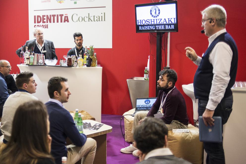 Galleria fotografica






Il viaggio nel mondo di Grana Padano è iniziato il primo giorno di congresso con due degustazioni orizzontali tenute dal Consorzio di Tutela ed è terminato con lo chef Andrea Ribaldone e i suoi sfiziosissimi finger food. La domenica Matteo Baronetto (nella foto con gli GnamBox ed Elisabetta Serraiotto, responsabile Marketing di Grana Padano) ha preparato originali tapas ideate per l'occasione, mentre per la giornata di chiusura il maestro Franco Pepe ci ha regalato la sua personale interpretazione della pizza fritta con il Grana Padano









Durante la pausa lavori, dalle 13 alle 15, lo spazio S.Pellegrino ha offerto ai visitatori del congresso la degustazione di un piatto d’autore: il sabato di Paolo Griffa e Alessandro Rapisarda (nella foto), finalisti rispettivamente della prima e della seconda edizione di S.Pellegrino Young Chef, la domenica un dolce di Loretta Fanella e lunedì il piatto Carciofo&Carciofo di Cristina Bowerman. Domenica alla tavola rotonda Coltivare il talento gli chef Cristina Bowerman, Caterina Ceraudo, Loretta Fanella, Anthony Genovese, Davide Oldani, Ciccio Sultano, Paolo Griffa e Alessandro Rapisarda hanno raccontato storie di successo tra maestri e allievi. E poi è stata da non perdere la specialissima Experience Box...









Giovanni Pellegrino, Alberto Basso e Giuseppe Lo Iudice (nella foto), giovani talenti del Premio Birra Moretti Grand Cru, hanno proposto le loro creazioni ideate in abbinamento con Birra Moretti Grand Cru, rispettivamente: Beer Donuts con Birra Moretti La Bianca, Pancia di maiale iberico, luppolo e Birra Moretti Grand Cru e Anatra alla Birra Moretti Lunga Maturazione, anche in abbinamento









Le miscele iTierra! Origins, in cui si coniugano eccellenza del prodotto, rispetto per l’ambiente e attenzione al sociale e la special edition di “Kafa”, uno dei caffè più pregiati al mondo che nasce nella foresta etiope, sono stati i  protagonisti dello spazio espositivo Lavazza, che ha ospitato un ’esperienza sensoriale con esclusivi aperitivi di food pairing firmati dallo chef Cesare Battisti e dal bartender Dennis Zoppi. A stupire i visitatori l’esclusiva auto “stellata” Smart Forfood, primo ristorante su quattro ruote nato dalla collaborazione tra Lavazza, Mercedes-Benz Italia, Michelin, Focaccia Group e Medici Style, sotto la direzione creativa di Davide Oldani (foto)









Allo stand di Vino Libero & Compagnia, il gruppo Fontanafredda (nella foto, Andrea Farinetti) ci ha raccontato la biodiversità agroalimentare italiana con un viaggio di degustazioni attraverso l’Italia del vino, tra le regioni più importanti del panorama enologico italiano, dal Piemonte fino alla Sicilia









Dopo 4 anni dalla prima edizione è tornato Bread Religion nello spazio Petra Molino Quaglia. Cuochi, pizzaioli, pasticcieri e panettieri hanno accompagnato gli ospiti del congresso lungo un viaggio di profumi e sapori che parte dal grano. Pagnotte da affettare, ciabatte alveolate, focacce salate e dolci lievitati, panini morbidi o con la crosta, impasti di lievito madre con farine Petra macinate a pietra o biologiche, con e senza glutine: queste le forme del pane che i professionisti ospiti hanno farcito per interpretare la loro idea del “viaggio”









Le Cantine Ferrari hanno scelto Identità Golose per continuare il percorso di approfondimento sull’Arte dell’Ospitalità avviato lo scorso anno con The World’s 50 Best Restaurants. Il tema dell’accoglienza, molto sentito da Ferrari che da anni si impegna a valorizzare l’importante ruolo della sala, è stato raccontato sul palcoscenico dell’Auditorium alla scoperta degli elementi che rendono indimenticabile l’esperienza gastronomica. Nella giornata di lunedì lo spazio Ferrari ha offerto degustazioni di Riserve Trentodoc: Perlè, Perlè Bianco, Perlè Nero e Perlè Rosè, abbinati alle creazioni di Alfio Ghezzi, del ristorante Locanda Margon di proprietà della famiglia Lunelli (nella foto, Matteo Lunelli a Identità Milano)









Regione Lombardia ha presentato i suoi prodotti agroalimentari di qualità, un’ampia rappresentanza che si colloca ai primi posti a livello nazionale: 34 prodotti Dop e Igp, 249 prodotti tradizionali di valenza storica, 41 vini tra Docg, Doc e Igt. Allo stand di Regione Lombardia si sono alternati produttori della Valtellina, del territorio comasco e dell’Oltrepò Pavese con degustazioni dei migliori prodotti e vini locali









Il Pastificio Felicetti ha fatto viaggiare la pasta coinvolgendo tre grandi chef al Monograno Diner: Carlo Cracco (nella foto, con Paolo Lopriore) ha presentato un piatto di pasta in chiave italiana, Giorgio Nava ha proposto una cucina sudafricana e Luca Fantin una ricetta ispirata ai sapori del Giappone. Un viaggio tra i sapori del profondo sud e dell’estremo oriente che parte da casa, dall’Italia. Ogni giorno si sono alternati ai fornelli tre giovani cuochi italiani: Lucia Tellone, Sara Preceruti e Antonio Colombo, per interpretare il nuovo nato in casa Felicetti: Il Valentino, lo spaghettone dalle dimensioni più generose









Si è aperto con un omaggio a Iginio Massari (nella foto) l’importante programma dedicato alla pasticceria d'autore che ha visto Valrhona protagonista al congresso. Dossier Dessert è stata l’occasione per osservare il mondo delle pasticcerie secondo la prospettiva internazionale che caratterizza l’approccio di Valrhona, da sempre impegnata a valorizzare l’innovazione e la creatività ponendo al centro il lavoro di tanti giovani professionisti









Alce Nero ha accolto il tema del viaggio costruendo un percorso che parla di materie prime biologiche e di luoghi in cui vengono coltivate. I visitatori hanno incontrato sapori e territori attraverso quattro diverse degustazioni di 12 prodotti, scandite ogni giorno al ritmo di colazione con yogurt, miele e frollini, pranzo con pasta, riso e cereali, merenda con cioccolato, composte di frutta e succhi e aperitivi con olio extravergine di oliva, pomodori e nettari di frutta









Lo spazio espositivo di Autogrill ha ricostruito Bistrot, l’innovativo concept realizzato in collaborazione con l’Università degli Studi di Scienze Gastronomiche di Pollenzo per valorizzare i prodotti tipici e il recupero delle pratiche artigianali. Per accompagnare i visitatori in un immaginario “viaggio lungo un giorno” è stato ricreato un “open-lab” dove riflettere sui nuovi trend del food, attraverso i vari momenti della giornata









«Identità di Champagne è l’appuntamento imperdibile per scoprire il prestigio della più antica Maison de Champagne» ha affermato Andrea Pasqua (nella foto), senior brand manager di Ruinart in Italia. Quest’anno il protagonista è Ruinart Rosé, l’espressione golosa del gusto Ruinart, un elegante connubio tra lo Chardonnay e il Pinot Noir. Le creazioni enoiche dello chef de caves Frédéric Panaiotis hanno mostrato la versatilità dell’abbinamento tra l’alta gastronomia e le bollicine francesi con tre degustazioni giornaliere nel Ruinart Lounge









Berto’s, partner ufficiale per la realizzazione di tutti gli impianti di cottura, ha presentato La Cucina, una nuova divisione su misura che esalta i valori dell’unicità. Vera protagonista sul palcoscenico dell’Auditorium, La Cucina è uno strumento unico, disegnato e realizzato in esclusiva. Allo stand Berto’s si sono alternati cooking show di Paolo Cappuccio, Nicola Dinato e Alessandro Borghese. «Le nostre cucine viaggiano in più di 90 paesi da oltre 40 anni – ha spiegato Enrico Berto - La contaminazione con le altre culture e gli altri mondi è stata fondamentale per portare l’azienda a sviluppare il prodotto che abbiamo presentato a Identità Golose»









Besser Vacuum ci ha illustrato tecniche di cottura sottovuoto e cooking show con degustazioni degli chef Paolo Cappuccio (nella foto) e Marco Marras, assieme alla presentazione del libro dello chef Cappuccio Carne e Foie Gras – Tecniche di cottura e design del piatto, un manuale-ricettario sulle cotture sottovuoto









Anche quest'anno continua la collaborazione con Bragard che ha vestito gli chef con la nuova giacca Grand Chef, che affianca alla versione classica in cotone Piuma Premium il modello Allure in cotone nanotecnologia, novità presentata al congresso assieme alla linea Premium Alain Ducasse By Bragard, nata dalla collaborazione con lo chef tristellato Alain Ducasse









Alessandro Guidi e Cristina Franceschetti vestono con Caraiba le tavole dei migliori ristoranti italiani dal 1993. I loro prestigiosi articoli sono stati utilizzati dagli chef per la presentazione dei piatti sui palchi delle sale del congresso, ma anche per tutti i premi dell'edizione 2017









Chs Group ha confermato la partnership con Comatec, azienda francese leader nella progettazione e realizzazione di articoli monouso di altissima qualità. Al congresso ha presentato una gamma allargata di creazioni all’avanguardia, tra cui un rivoluzionario sacchettino con cannuccia pensato per i cocktail dei locali delle grandi città dove vigono ordinanze sul vetro e contro l’inquinamento









Nello spazio di Coldline Living abbiamo scoperto Life, l’abbattitore multifunzione per la casa. I numerosi workshop presso lo stand hanno sottolineato l’efficacia delle 8 funzioni e degli oltre 100 programmi di Life. In tutte le sale e nelle cucine della manifestazione gli chef hanno lavorato con Vision, la più moderna tecnologia multiclimatica che offre ai professionisti la possibilità di controllare tutte le variabili che influiscono sulla qualità della conservazione degli alimenti









Essent’ial è un marchio emiliano che produce complementi d’arredo caratterizzati dal design originale e dall’utilizzo di materiali riciclati, come la fibra di cellulosa e il cartone Fsc. L’azienda ha fornito a Identità Golose pouf e poltrone che hanno arredato l’area lounge, oltre allo spazio Identità di Cocktail e i sacchetti porta pane, fil-rouge presente in tutti gli stand. Al Tuler, tagliere in cartone Fsc, ha accompagnato le preparazioni degli chef durante le lezioni






