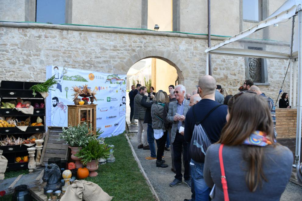 Galleria fotograficaTeatro dell'evento di&nbsp;East Lombardy, il&nbsp;monastero di Ast&igrave;no,&nbsp;Bergamo.&nbsp;E'&nbsp;un complesso conventuale plurisecolare di origine&nbsp;vallombrosana&nbsp;non pi&ugrave; attivo e&nbsp;restaurato nel 2015.
Alcuni degli illustri cuochi che hanno preso parte all'evento. Si riconoscono&nbsp;Carlo Cracco,&nbsp;Chicco Cerea,&nbsp;Tonino Cannavacciuolo&nbsp;e&nbsp;Bobo Cerea
L'affluenza ad "Astino nel Gusto": oltre 4mila partecipanti in&nbsp;3 giorni, 1.100 solo nell'evento di domenica
Ha aperto le danze&nbsp;Antonia Klugmann,&nbsp;L'Argine&nbsp;di Venc&ograve; (Gorizia),&nbsp;proponendo il suo&nbsp;Orzo, farro e radice amara.
Davide Oldani&nbsp;del ristorante&nbsp;D'O&nbsp;di Cornaredo (Milano), al fianco di&nbsp;Lisa Casali.&nbsp;L'autore della cucina Pop ha mostrato a tutti l&rsquo;importanza di lavorare con materie prime buone perch&eacute;, anche se povere, sono in grado di dare origine a piatti emozionanti.
Heinz Beck,&nbsp;La Pergola&nbsp;del Rome Cavalieri, Roma, 3 stelle Michelin,&nbsp;ha preparato &ldquo;Fontana o Pomodoro?&rdquo;: pomodoro, tonno fresco, semi di chia, capperi e chinoa soffiata. Un piatto concettuale, ispirato ai due grandi artisti evocati nel titolo
Tonino Cannavacciuolo,&nbsp;Villa Crespi&nbsp;(Orta San Giulio, Novara)
Chicco Cerea&nbsp;e&nbsp;Paolo Rota,&nbsp;Da Vittorio&nbsp;(Brusaporto, Bergamo):&nbsp;i padroni di casa preparano uno dei piatti protagonisti della serata di domenica: Risotto con lo Strachitunt
Carlo Cracco,&nbsp;Cracco, Milano (trasloco a breve, in galleria Vittorio Emanuele II). Ha proposto un classico della sua cucina, l&rsquo;&rdquo;Uovo affumicato&rdquo;. Cooking show sold out e tutti in fila allo stand per non lasciarsi sfuggire l&rsquo;occasione di vederlo all&rsquo;opera
Philippe L&eacute;veill&eacute;, Miramonti l'Altro (Concesio, Brescia). Ha cucinato Lumache e polenta, ritorno alla tradizione
Stefano Fagioli,&nbsp;Trattoria Via Vai&nbsp;di Bolzone, Ripalta Cremasca (Cremona). Ha proposto un piatto storico della tradizione cremonese: &ldquo;Cotechino cremasco con pipeto&rdquo; (battuto di verza e Grana Padano).
Romano Tamani&nbsp;del ristorante&nbsp;Ambasciata&nbsp;di Quistello (Mantova)&nbsp;ha presentato al pubblico &ldquo;Anoli ripieni di piccione&rdquo;, classici raviolini in brodo, una delle pi&ugrave; tradizionali ricette della tradizione mantovana.
Vittorio Fusari, bresciano, ora al timone del&nbsp;Pont de Ferr&nbsp;di Milano,&nbsp;firma anche i menu di&nbsp;WineGate11, il wine bar-ristorante situato nell'area partenze all'aeroporto di Milano-Bergamo. &nbsp;Ha deliziato il pubblico di Astino nel Gusto con &ldquo;Anatra con la verza in giro per il mondo&rdquo;, piatto dedicato al patrono del lago di Iseo, San Vigilio.
Lisa Casali,&nbsp;scienziata ambientale, blogger,&nbsp;scrittrice e membro del comitato food di&nbsp;East Lombardy, &egrave; stata la moderatrice dei cooking show nei&nbsp;giorni dell&rsquo;evento.
Nadia Vincenzi,&nbsp;Da Nadia, Erbusco (Brescia). Ha cucinato&nbsp;&ldquo;Seppia in oliocottura con giardiniera agrodolce e spuma di pomodoro Marinda&rdquo;, piatto che riflette la sua cucina audace: l&rsquo;oliocottura regala alla seppia una straordinaria morbidezza, che si sposa bene con la consistenza croccante della giardiniera.
Cannavacciuolo assediato dai fan
Orzo, farro e radice amara&nbsp;di&nbsp;Antonia Klugmann,&nbsp;il piatto che ha conquistato il pubblico di Astino con la semplicit&agrave; dei prodotti utilizzati. Materie prime povere, cereali mantecati con il burro: ricetta dall&rsquo;apparenza semplice ma che regala sapori accattivanti.
Timballo di fregola, salsa al vino bianco, zafferano e gambero&nbsp;di&nbsp;Davide Oldani
Davide Oldani&nbsp;del ristorante&nbsp;D'O&nbsp;di Cornaredo (Milano) e&nbsp;Francesco Cerea, fratello di&nbsp;Bobo&nbsp;e&nbsp;Chicco&nbsp;e responsabile della ristorazione esterna e delle pubbliche relazioni di&nbsp;Da Vittorio&nbsp;(Brusaporto, Bergamo). Accanto a&nbsp;Cerea,&nbsp;Loredana Vescovi&nbsp;dell'Antica Osteria dei Camel&igrave;&nbsp;di Ambivere (Bergamo),&nbsp;uno degli chef di&nbsp;East Lombardy&nbsp;che ha partecipato proponendo un piatto di tipici Casoncelli alla Bergamasca.
In foto,&nbsp;Roberta Garibaldi&nbsp;(in verde), direttore scientifico di&nbsp;East Lombardy, circondata dal folto gruppo di chef e produttori che ha animato l&rsquo;appuntamento di sabato a pranzo
Al servizio in cucina e in sala hanno preso parte diverse decine di ragazzi provenienti dall&rsquo;Alfredo Sonzogni di Nembro, Istituto alberghiero di San Pellegrino Terme, Fondazione Ikaros di Grumello del Monte e, per quanto riguarda le scuole cittadine, iSchool e istituto Galli
"Astino nel Gusto" &egrave; uno dei grandi eventi che caratterizzano l&rsquo;anno di&nbsp;East Lombardy&nbsp;&ndash;&nbsp;Regione Europea della Gastronomia. Il prestigioso riconoscimento internazionale ha dato vita a una collaborazione inedita fra territori accomunati da un&rsquo;offerta di eccellenza in campo culturale, turistico e soprattutto enogastronomico, che contempla 25 prodotti DOP e IGP, altrettanti vini DOC e DOCG, 22 ristoranti stellati e decine di ottime insegne golose.

Al progetto&nbsp;East Lombardy&nbsp;partecipano i main sponsor&nbsp;Acqua Panna e San Pellegrino,&nbsp;Consorzio Tutela Franciacorta,&nbsp;Consorzio Tutela Grana Padano&nbsp;e i partner&nbsp;Brembana&Rolle,&nbsp;Villa&Bonaldi&nbsp;e&nbsp;Conad. &nbsp;
